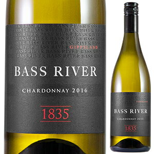 Chardonnay Bass Riverバス リヴァー （詳細はこちら）シャルドネ750mlシャルドネオーストラリア・ヴィクトリア・ポート フィリップギップスランドGI白他モールと在庫を共有しているため、在庫更新のタイミングにより、在庫切れの場合やむをえずキャンセルさせていただく場合もございますのでご了承ください。ファームストン株式会社数々のブルゴーニュの生産者が注目する豪ヴィクトリア州、ギップスランドに位置するバス リヴァー冷涼気候で育つエレガントで繊細、様々な食事を引き立てるシャルドネクリーンでナチュラル、品種の特徴が見事に表現された自然派ワインシャルドネ バス リヴァーChardonnay Bass River商品情報ブルゴーニュの生産者が注目するギップスランドヴィクトリア州はオーストラリア大陸の中で最も冷涼な気候で知られ、多様な産地があり世界的にも高い評価を受けています。特にギップスランドは、数々のブルゴーニュの生産者達が訪れる今最も注目される産地で、バス リヴァーはここで最初に創設された5つのワイナリーの一つです。このシャルドネは香りが幾層にも重なり合い、驚くほどソフトでナチュラルな口当たりを持ち、中盤から終盤にかけてのボリューム感が本当に素晴らしい！アルコールは12.5%と低めでありながら充実した味わいにも感動！海の近くの畑らしいくっきりとしたヨードの香りもアクセントになっていて、畑のテロワールも見事に表現されています。ぜひ、一度お試し下さい！テロワールがきちんと現れる自然派ワイン2020年10月14日（水）にコンラッド東京のエグゼクティヴ ソムリエ、森 覚氏と2020年全日本ソムリエコンクール優勝の井黒氏がナビゲーターを務める「オーストラリアの自然派 大地と共に歩むワイナリー達」のWEBセミナーに参加しました。お二人は「バス リヴァー シャルドネ」をクリーンでナチュラル、品種の特徴とテロワールがはっきりと表れている自然派ワインと絶賛！さらに食事との相性にも言及、特にボンゴレ ビアンコとの相性は素晴らしく魚介の風味をさらに引き立てるでしょうと説明。最後にお二人が特に印象に残ったのは、12.5％という低いアルコール度数でありながら非常に充実した味わいのシャルドネだということです。自然酵母に発酵を任せる造り方ではなく、最低限の介入によりクリーンでナチュラルなオーストラリアの自然派ワインの魅力に魅せられたセミナーでした。