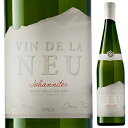 Vin de la Neu Biasi Nicolaビアージ ニコラ （詳細はこちら）若手エノロゴとして注目を集めるニコラ ビアージ氏が希少品種ヨハニターで造る白ワイン。美しく輝くイエローグリーン。かりんや蜂蜜のような魅惑的なアロマ。ほのかにジンジャーのようなスパイシーな香りも。豊富なミネラルを感じるキレのある酸と、樽熟成からくるボリューム感のある果実味が見事に調和。優美な余韻も楽しめます。750mlヨハニターイタリア・トレンティーノ アルト アディジェヴィニェーティ デッレ ドロミティIGT白オ-ガニック他モールと在庫を共有しているため、在庫更新のタイミングにより、在庫切れの場合やむをえずキャンセルさせていただく場合もございますのでご了承ください。株式会社オーバーシーズ『ヴェロネッリ』も衝撃！今、最も注目を集める若手エノロゴ「ニコラ ビアージ」の革新的ワイン「ヴァン ド ラ ヌー」ドロミテの標高830mに植樹したヨハニターが生みだす豊かなミネラルと際立つエレガンスヴァン ド ラ ヌー ビアージ ニコラVin de la Neu Biasi Nicola商品情報今、最も注目を集める若手エノロゴの一人、ニコラ ビアージ氏がドロミテの標高830mの畑で造るヨハニター100％の革新的白ワイン「ヴァン ド ラ ヌー」が限定入荷！イエルマンやツアニでキャリアをスタート、その後も国内外のワイナリーで研鑽を積んだニコラ氏によるイタリアの世界遺産ドロミテ山脈の高い標高の土地での革新的な挑戦にイタリアワイン業界が熱い視線を送っています！リースリングとピノグリの派生品種「ヨハニター」ニコラが選んだ土地はドロミテ山脈の標高約1000mに位置するノン渓谷のコレド。そこに、リースリングとピノグリの派生品種であるヨハニターを植樹します。ヨハニターはイタリアでは珍しい品種ですが、ウドンコ病やフィロキセラへの耐性が強く、この特性と土地の気象条件により防かび剤の使用を最小限に抑えることが可能になりました。「ヴァン ド ラ ヌー」とは“雪のワイン”と言う意味。収穫をする頃に降る大雪から名付けられました。『ヴェロネッリ2018』でイルソーレを受賞（2015ヴィンテージ）ヴァンドラヌーの初ヴィンテージは2013年。生産本数はわずか300本。そして3年目の2015ヴィンテージが『ヴェロネッリ2018』でイルソーレを受賞！この賞は、試飲したすべてのワインの中から僅か10本だけが選ばれる賞で、点数評価とは別に、その際立つ個性によって感動したワインが選ばれています。「ヴェロネッリでは2年連続して耐性品種にイルソーレを与えることになったが、今回選んだのはヨハニターだ。ニコラビアージによって植樹された交配品種で、極めて野心的なプロジェクトだ。ノン渓谷に位置する標高830mの畑。現在は“リンゴの王国”とされているこの土地で、1ヘクタール当たり16000株と言う信じられないほどの密植度で植樹。僅かな本数が造られ、極めて素晴らしく、偉大なエレガンスを持っている。（『ヴェロネッリ2018』）」引き締まったミネラルと旨みが交差。時間と共に変化する雄大さを感じる白2020年11月、2018ヴィンテージを試飲しました。やや黄色がかったグリーンのトーンの透明感ある色合い。柑橘類やハーブや白い花などの上品且つしっかりとしたアロマ。飲むと引き締まった鉱物系のミネラルが印象的な力強いアタックから、蜂蜜のような甘いニュアンスと心地よい酸を感じる伸びやかな味わいが広がります。徐々にふくよかな果実の厚みが顔を出し、しっかりとしたコクを楽しめる余裕が生まれます。飲むほどに旨みのレベルが増していき、心地よい苦みと共に素晴らしい余韻へと向かっていきます。まだまだ若い印象ですが、熟成させることでこのワインの本質を楽しめる、大きな期待を抱かせてくれるワインです。【受賞歴】ヴェロネッリ2018でソーレ獲得(2015)生産者情報ビアージ ニコラ Biasi Nicola若手エノロゴとして注目を集めるニコラ ビアージ氏が2013年に立ちあげたワイナリー。ニコラは、白ワインの名手であるフリウリヴェネツィアジュリアのイエルマンとツアニでキャリアをスタート。その後、国内外のワイナリーで研鑽を積み、自身のワイナリーを設立。「ヴァン ド ラ ヌー」プロジェクトを始動しました。栽培地として選んだのは、イタリアの世界自然遺産に登録されているドロミテ山脈の標高約1000mに位置するノン渓谷のコレド。リースリングやピノグリの派生品種であり、ウドンコ病やフィロキセラへの体制が強い品種であるヨハニターを栽培しています。品種の特性と土地の気象条件により防カビ剤の使用は最小限に抑えることが可能となっています。栽培は全て手作業。生産本数もごく僅かの希少なワインとなっています。2015年、プロジェクトが評価され、Simonit & Sirchがビベンダ誌と共同で、イタリアワイン業界の35歳以下の才能ある人物に贈られるネクスト イン ワイン賞を授与。そして2020年、ダヴィデ ガンジが代表を務めるイタリアワイン団体「VINOWAY」により最優秀若手エノロゴに選出されました。また、イタリア国内外の革新的なワイナリー35社を束ねるリッカルドコタレッラのワインリサーチチームの技術コーディネーターも務めています。ニコラが目指すのは生態系を乱すことなく、真に持続可能な方法でブドウを栽培し、ワインを造ること。未来を見据え、真摯なワイン造りを続けています。