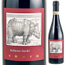 Barbaresco Vigneto Starderi La Spinettaラ スピネッタ （詳細はこちら）スピネッタの3種のクリュバルバレスコは、すべてバリック（小樽）発酵、熟成。それぞれのクリュ（単一畑）の特徴がダイレクトに感じられます。スタルデリの畑（ファーストヴィンテージ1996年）は、通常より肥沃で粘土質。豊かでフルボディ、良質なタンニンのある芳醇な味わい、しっかりとした骨格と複雑味が特徴で、男性的なバルバレスコと表現されます。750mlネッビオーロイタリア・ピエモンテバルバレスコDOCG赤他モールと在庫を共有しているため、在庫更新のタイミングにより、在庫切れの場合やむをえずキャンセルさせていただく場合もございますのでご了承ください。モンテ物産株式会社ラ スピネッタ社の誉れ高き男性的バルバレスコ「スタルデリ」バックヴィンテージ2009年バルバレスコ ヴィニェート スタルデリ ラ スピネッタBarbaresco Vigneto Starderi La Spinetta商品情報年産15500本程の「バルバレスコ」スタルデリネイヴェにある南向きの畑スタルデリは標高270メートルの約6.5ヘクタールの広さで石灰質土壌からなります。樹齢は約50〜60年、グイヨ仕立てで栽培されています。ファーストヴィンテージは1995年で年間約15500本をボトリングします。収穫されたブドウは10月上旬から中旬にかけて収穫されます。7〜8日間かけてロータリーファーメンターでアルコール発酵を行います。ミディアムトーストのフレンチオークの新樽でマロラクティック発酵、その後20〜22ヶ月間熟成。ボトリングの3ヶ月前にステンレスタンクに移し、12ヶ月間瓶熟成。ろ過清澄は行いません。テロワールによって異なる特徴を表わすネッビオーロ2016年11月、スピネッタ社のエノロゴであるジョルジョ リヴェッティ氏のお話をお聞きしました。「スタルデリは男性的ですが、女性的味わいとされるガッリーナと1キロも離れていない畑です。栽培と醸造は全て同じ工程を取るのでテロワールに因って味わいが変わります。ネッビオーロだからこそ違いが産まれる。ブルゴーニュにおけるピノ ノワールの存在と非常に似ている」と話してくれました。実際にサイを所有するスピネッタ社 「元々魅了されていたルネサンス期のドイツの画家アルブレヒト デューラーが描いたサイのラベルを使用しています。ラベルの枠として鮮やかなラインを入れる事で「歴史とモダン」を兼ね備えた仕上がりです。このラベルであれば、すぐに覚えてもらえます。実は今から3年前に産まれたばかりのサイを購入し、名前を「スタルデリ」と名付けました。現在はドイツの動物園からロンドンの動物園に移っています。とサイを所有しているエピソードを教えて下さいました。【受賞歴】ワインアドヴォケイトで93点(2009)、ワインスペクテーターで92点(2009)生産者情報ラ スピネッタ La Spinettaクリュの特徴を最大限に表現するバルバレスコのトップ生産者ラ スピネッタは、1977年、カスタニョーレ ランツェに創業。1978年にイタリアで初めてのクリュモスカートをリリースしてその名が広まりました。ピエモンテの土着品種のみにこだわったワイン造りを続け、1995年に最初のクリュバルバレスコ「ガッリーナ」、1996年に「スタルデリ」、1997年に「ヴァレイラーノ」をリリース、クリュの特徴を最大限に表現する造り手としてバルバレスコのトップ生産者の地位を確立、『ガンベロロッソ』では最高賞トレビッキエリの獲得数がガヤに次いで第2位という、まさにイタリアを代表する造り手になっています。「ワイン造りの90％は畑にある」現在は創業者の3人の息子たち（ジャンカルロ、ブルーノ、ジョルジョ）がワイナリーを経営。「ワイン造りの90％は畑にある」という信念のもと、妥協のない高品質ワインを追求し続けています。注目すべきは65人の社員のうち55人が畑仕事に携わっていること。そしてテロワールを表現するためにはその土地に根付いた土着品種のみを使うのが重要であると考え、実践しています。2001年からはトスカーナでワイン造りを始める2000年にはバローロ地区に畑を購入し「バローロカンペ」をリリース、2001年にトスカーナにワイナリーを設立。いずれもスピネッタの精神である土地を表現したワインを土着品種を使って造りだしています。さらに2007年にはスプマンテの老舗コントラット社を譲り受け、瓶内二次発酵のワイン造りにも取り組んでいます。スピネッタのトレードマークであるサイのラベルスピネッタのトレードマークであり、バルバレスコのラベルに使われているサイはルネサンス期に活躍したドイツの画家アルブレヒト デューラーの作品です。オーナー兼エノロゴのジョルジョ リヴェッティ氏が力強く、進む方向を決めたらまっすぐ突き進むサイの絵をいたく気に入っていたことによります。スピネッタのバローロに使われているライオンも同じくデューラーの作品です。実際に見ないで完成させた名作1515年に、生きているサイがポルトガルインド総督からポルトガル王に贈られました。実物のサイがヨーロッパに初めて届いた話題性もあり、サイの記述がスケッチと共に、ドイツにも直ぐ届きました。デューラーはそのスケッチを参考に、実際にサイを見ないで素晴らしい版画に仕上げた名作で、その後300年にもわたり、生きているサイを実際に見ることができるようになっても、デューラーの作品を画家達は模写するほど完成度が高い作品だったと言われています。●ラ スピネッタの突撃インタビュー(2023年11月10日)　長期熟成のクリュバルバレスコ3種を飲み比べ！「ラ スピネッタ」突撃インタビューはこちら＞＞●ラ スピネッタの突撃インタビュー(2016年11月16日)　完璧なバランスを誇る美しきバルバレスコ＆バローロ！ラ　スピネッタ社リヴェッリティ氏突撃インタビューはこちら＞＞●ラ スピネッタの突撃インタビュー(2013年11月25日)はこちら＞＞●ラ スピネッタの(2005年4月5日)　ラ・スピネッタ社　ジョルジョ・リベッティ氏　突撃取材！はこちら＞＞