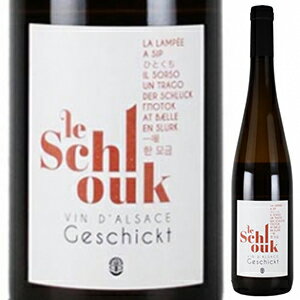 Le Schlouk Frederic Geschicktフレデリック ゲシクト （詳細はこちら）みのあるゴールデンイエローの外観。ライチや完熟の白桃、ホワイトペッパーといったアロマの宝庫！1ヶ月間のマセラシオンにより、前VTよりもオレンジワインらしいパワフルさと複雑味がしっかり。余韻に感じるレモンティーのようなエレガントな味わい酔いしれる。ワイン名は『ひとくち』の意味。濃厚なゲヴュルツトラミネールに、もっとフレッシュさをプラスしたい！と思い、エレガントで酸のある爽やかなリースリングをひとくちブレンド。750mlゲヴュルツトラミネール、リースリングフランス・アルザス白自然派●自然派ワインについてこのワインは「できるだけ手を加えずに自然なまま」に造られているため、一般的なワインではあまり見られない色合いや澱、独特の香りや味わい、またボトルによっても違いがある場合があります。ワインの個性としてお楽しみください。●クール便をおすすめします※温度変化に弱いため、気温の高い時期は【クール便】をおすすめいたします。【クール便】をご希望の場合は、注文時の配送方法の欄で、必ず【クール便】に変更してください。他モールと在庫を共有しているため、在庫更新のタイミングにより、在庫切れの場合やむをえずキャンセルさせていただく場合もございますのでご了承ください。BMO株式会社