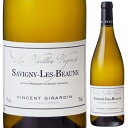 Savigny Les Beaune Blanc V.V. Vincent Girardinヴァンサン ジラルダン （詳細はこちら）シャルドネ750mlシャルドネフランス・ブルゴーニュ・コート ド ボーヌ・サヴィニ レ ボーヌサヴィニィ レ ボーヌAOC白他モールと在庫を共有しているため、在庫更新のタイミングにより、在庫切れの場合やむをえずキャンセルさせていただく場合もございますのでご了承ください。株式会社稲葉サヴィニー レ ボーヌ ブラン V.V. ヴァンサン ジラルダンSavigny Les Beaune Blanc V.V. Vincent Girardin生産者情報ヴァンサン ジラルダン Vincent Girardinブルゴーニュ フランシュ コンテ地方コート ドール県、ボーヌの街から南西へ約7km、ムルソーのコミューンの中に「ヴァンサン ジラルダン」は位置しています。17世紀からサントネのヴィニュロン一家の出身であり、そのメゾンとしての歴史は1980年初頭、両親から受け継いだ2 haのブドウ畑から始まりました。ヴァンサンは若いころから、共にブドウ畑の仕事に大きな尊重と情熱を常に持ちながら、この畑から自身のワインを作りたいと思っていました。彼のワインの品質が世界的に評判になるまでには多くの時間を必要としませんでした。それによって、彼のビジネスは飛躍し、コート ド ボーヌ地区での素晴らしいワインの生産に集中することが出来ました。自身のワインに対する需要の高まりに応えるため、彼はブルゴーニュで新しい活動を始めることにしました。それは、彼と同様の哲学を持ち、自分の仕事に厳しさを追求する栽培者からブドウを購入することを決めます。彼の情熱と好奇心は、1980年代から90年代にかけて、当時行われていたワイン醸造のすべてを試してみることにつながり、2000年代初頭、エリック ジェルマンが醸造家に抜擢されたことは大きな転換期になります。その変化は、すぐに良い方向へ向かい、今日のヴァンサン ジラルダンを支える一つになっています。それは、ブルゴーニュ本来のテロワールの複雑さと独自性を最高の状態で引き出し、それらを表現することでした。この目的のために、エリック ジェルマンは醸造所での介入を出来るだけ少なくするようにします。これにより、濃厚で果実味があるワインからピュアでエレガントなものへ昇華されていき、この純粋さは今日多くのプロフェッショナルにも認められています。2012年、ヴァンサン ジラルダンは自身の体調不良と後継者不在により、メゾンの歴史的なパートナーでボーヌに本拠地を置く Compagnie des Vins d'Autrefois の社長であるジャン ピエール ニエに事業を譲り渡します。栽培や醸造では前述の醸造家エリック ジェルマン、販売に関してはコマーシャルディレクターのマルコ カシェラを始め、長年にわたってドメーヌに忠誠を尽くしてきた9人の小さなチームに支えられながら、「ヴァンサン ジラルダン」のブドウに対する哲学や情熱は確実に引き継がれています。こうして、両親から受け継いだ2 haの畑から始まった「ヴァンサン ジラルダン」のブドウ栽培とその醸造は、幾つかの困難な時期を乗り越え、コート ド ボーヌ地区の数あるグラン クリュやプルミエ クリュはもちろんのこと、北部はコート ド ニュイ、南部ではコート シャロネーズ、そしてマコン地区までのAOCを生産するまでになっています。たとえ畑の地区や異なるAOCであったとしても、これら全てのブドウとそのワイン造りやその哲学が異なることはありません。そのことは「ヴァンサン ジラルダン」の名が証明してくれるものとなっています。