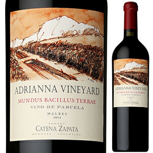 Catena Zapata Adriannna Vineyard Mundus Bacillus Terrae Malbec Catenaカテナ （詳細はこちら）マルベック750mlマルベックアルゼンチン・メンドーサメンドーサ赤他モールと在庫を共有しているため、在庫更新のタイミングにより、在庫切れの場合やむをえずキャンセルさせていただく場合もございますのでご了承ください。株式会社ファインズカテナ サパータ アドリアンナ ヴィンヤード ムンデュス バシユス テラエ マルベック カテナCatena Zapata Adriannna Vineyard Mundus Bacillus Terrae Malbec Catena生産者情報カテナ Catena1902年にニコラス・カテナ氏がイタリアよりアルゼンチンに渡り、メンドーサでブドウ畑を造ったことから始まります。当初は国内消費者向けにワインを造り、アルゼンチン最大級のワイナリーまで成長しましたが、三代目にあたる現当主ニコラス・カテナ氏が1980年代に高級カリフォルニアワインの世界での成功・発展に刺激を受け、醸造責任者ホセ・ガランテ氏と共に「世界に認められる最高のワインをアルゼンチンで造る」ことを目指し、高級ワイン造りに取り掛かりました。2001年にフラッグシップである「ニコラス　カテナ　サパータ」を新発売。世界各地で行われたブラインドテイスティングで1位、2位に入る快挙を果たし、世界にカテナのワインが知られるようになりました。また、その功績が讃えられ、ニコラス・カテナ氏は2009年に英Decanter誌の「マン　オブ　ザ　イヤー」に選ばれました。現在は、娘のラウラ・カテナ氏もワイン造りに参加し、ワイナリーの中心人物として活躍しています。アンデス山脈の麓、標高850〜1,500mに5つの自社畑を所有しています。同一品種を標高の異なる畑で栽培し、異なるタイプのブドウを生産しています。山岳地帯の高地にある痩せた沖積土で、冷涼な気候です。そのため、自然と収量は減り、ブドウはゆっくりと徐々に成熟するため、凝縮感の高いブドウが収穫できます。また、冷涼な気候下では光合成が途切れることなく進行するため、ポリフェノールがより多く蓄積されます。 2001年に、ラ　ピラミデ畑の中に、最新の設備を備えたワイナリーを建設。カテナ氏は"革新性""先進性"の象徴として、アメリカ大陸の文明の中で最も優れた文明を持っていたとされるマヤのピラミッドを模したデザインとしました。手摘み収穫されたブドウはこの中の選果台にて選り分けられます。その後、グラヴィティシステムを採用した醸造設備にて醸造が行われます。カテナでは同じ品種を異なる畑に植え、それぞれ別々に醸造し、アッサンブラージュしてワインを造り上げます。