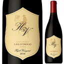 Californio Syrah Hyde De Villaineハイド ド ヴィレーヌ （詳細はこちら）シラー750mlシラーアメリカ・カリフォルニア・ナパロス カーネロス赤他モールと在庫を共有しているため、在庫更新のタイミングにより、在庫切れの場合やむをえずキャンセルさせていただく場合もございますのでご了承ください。株式会社ファインズカリフォルニオ シラー ハイド ド ヴィレーヌCalifornio Syrah Hyde De Villaine生産者情報ハイド ド ヴィレーヌ Hyde De VillaineDRCの共同経営者であるオーヴェル ド ヴィレーヌ。彼は1976年の｢パリスの審判｣に審査員として立会い、カリフォルニアワインの 可能性をいち早く知った一人である。そして、ナパ・ヴァレー、 カーネロス地区にあり、｢キスラー｣、｢パッツ&ホール｣などの 名だたるワイン生産者へもぶどうを供給してきた ｢ハイド・ヴィンヤード｣の ローレンス “ラリー” ハイド。 ド ヴィレーヌの妻となった、パメラ　フェアバンクス女史がハイドの従姉妹にあたることから、2000年に二人のパートナーシップが 正式に成立した。 当初、ド ヴィレーヌはサンセールに育ち、DRCでもワインづくりの経験のあるジャン・ローラン・ヴァシュロンを起用。2002年に、ファーストヴィンテージとなる2000年のシャルドネと レッド・ブレンド(プロプライエタリー　レッド)をリリースした。 2002年からは、フランス出身の若手醸造家で、ポマール、 ムルソー、シャサーニュ・モンラッシェのみならず、NZやソノマでもワインづくりに携わったステファン　ヴィヴィアーがワインメーカーとして参画。ブルゴーニュのワインづくりのスタイルと、 ナパ・ヴァレーのテロワールの融合を実現する。【畑について】　(NAPA GREEN LAND認証) 約60Ha　1977年にハイド家が取得。 カーネロス地区東端・南〜南東向きの斜面 土壌：古代に河床であった浅いローム質土壌（砂礫を含む粘土質)。 気候：太平洋・サン・パブロ湾からの風により、春は穏やかで、秋は冷涼。ぶどうに適度なストレスがかかり、美しい酸と際だったミネラルを伴った凝縮味がそなわる。【栽培について】ブルゴーニュでド　ヴィレーヌ氏が手がけるワインづくりの哲学にならい、テロワールの力を尊重して健全なぶどうを育てる。 土をこまめに耕し、雑草を鋤き込んで養分にし、除草剤を使わない。化学肥料に頼らず、堆肥を使用する。カバークロップの力(フィトンチッド)を活用し、虫除け (殺虫剤の不使用) 【醸造について】重力を活かして機械によるポンピングを避けるなど、ぶどうを丁寧に扱い、その味わいを最大限に引き出す工夫がなされている。