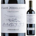 Clos Mogador Clos Mogadorクロス モガドール （詳細はこちら）紫がかった濃いルビー色で、香りは黒いベリー系の果実やバニラ・ハーブ・カカオのニュアンスがあり、味わいにはプリオラートの太陽を浴びて育った葡萄の凝縮した豊富な果実味があり、また心地良いタンニンと酸味が奥行きを形成しています。余韻も素晴らしく、フィネスを感じさせる味わいがあります。ミネラル感豊かな、プリオラートの土地を感じる赤。750mlガルナッチャ、カリニェーナ、シラー、カベルネ ソーヴィニョンスペイン・カタルーニャ・プリオラートプリオラート赤他モールと在庫を共有しているため、在庫更新のタイミングにより、在庫切れの場合やむをえずキャンセルさせていただく場合もございますのでご了承ください。三国ワイン株式会社プリオラートの歴史を変えた「4人組」の中心人物レネ バルビエが立ち上げた「クロス モガドール」のフラッグシップ！パワーと凝縮感、バランスが取れた4品種の絶妙ブレンドクロス モガドール クロス モガドールClos Mogador Clos Mogador商品情報クロス モガドールはプリオラートに名声をもたらした「プリオラート4人組」の中心人物としても知られるレネ バルビエ創立がしたワイナリーです。このワインは同社のフラッグシップワインで、ガルナッチャをメインに4種のブドウをアッサンブラージュしています。2020年は『ワインアドヴォケイト』97点を獲得しています！フレンチオーク樽で18ヶ月熟成ブドウはガルナッチャ45％、カリニェナ29％、シラー16％、カベルネ ソーヴィニヨン10％を使用。コンクリートタンク及び4000Lのフレンチオークで15-30日間発酵。2000Lのフレンチオーク樽で18ヶ月熟成後、瓶熟成6ヶ月を経て出荷されます。プリオラートの太陽を浴びて育ったブドウの果実味味わいにはプリオラートの太陽を浴びて育ったブドウの凝縮した豊富な果実味があり、また心地良いタンニンとなめらかでフレッシュな酸味とともに伸びのある旨味となり、長い余韻へと続きます。ミネラル感豊かな、プリオラートの土地を感じる赤です。赤身肉やジビエのロースト、トマトソースのパスタ、ブルーチーズと良く合います。ワインガイド評価『ワインアドヴォケイト』97点（2020ヴィンテージ）2020年のクロス モガドールは、プリオラートでは非常に難しいヴィンテージで、雨が多く、通常非常に健康的なこのゾーンでは非常に珍しいカビの問題が発生した年だ。彼らはさらに4ヘクタールを購入したため、ベト病の困難にもかかわらず、ボリュームを保つことができた。今年から2000リットルのオークのフードルだけで熟成させたので、木の影響はより穏やかになっている。非常に良い出来栄えで、力強いがバランスが良い。2020年はよりタンニンが強く、2019年のものとは質が違うが、これは酸味やフレッシュさが失われる恐れがあったため、より良いタンニンを待つことができなかったためだ。生産本数26,000本。飲み頃2024-2032年（2022年10月）【受賞歴】ワインアドヴォケイトで97点(2020)、ワインアドヴォケイトで99点(2019)、ワインアドヴォケイトで98点(2018)生産者情報クロス モガドール Clos Mogadorクロス モガドール創立者のレネ バルビエはプリオラートに名声をもたらした「プリオラート4人組」の中心人物としても知られています。 1932年DO認定でありながらバルクワインの産地として知られていたプリオラートのユニークなテロワールに着眼した彼らは、1980年代後半に共同畑のぶどうからそれぞれの異なるワインを生産し、ロバート パーカーから高評価を得るなど 世界的な注目を浴びます。その後それぞれが独立しワイナリーを設立。評価をさらに高めていきました。 2009年にはリオハに次いでDOCa認定となるなど、レネ バルビエがこの地域の生産者をけん引し、歴史を大きく変えました。赤ワインは1990年代から生産しており、1999は95点、2001年97点など初期より高評価を獲得しています。 近年は品質がさらに向上し、赤ワインのクロス・モガドールは2010-2018年の9ヴィンテージ連続で96点以上を獲得しました。 2000年代から生産し始めた白ワインのネリンも過去に4ヴィンテージ連続で94点以上獲得するなど世界で最も有名な評価機関より常に最高評価を得ています。2018年は赤98点、白96点を獲得し、共に過去最高得点を獲得しました。クロス モガドールでは”自然農法”を取り入れています。 無農薬農法であることはもちろんですが、畑を耕さず、 雑草や昆虫などを自然の状態で残すことで、ぶどう 本来の生命力を引き出す農法を続けています。 ※CCPAEスペイン カタルーニャ地方の有機農法生産統制委員会認証。