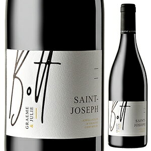 Saint Joseph Rouge Domaine Graeme & Julie Bottドメーヌ グレアム ＆ ジュリー ボット （詳細はこちら）フランスのシラーに魅了されたニュージーランド出身のグレアムは、2015年からローヌ出身である妻のジュリーと夫婦でドメーヌを立ち上げました。全量除梗し、自然酵母にて発酵しています。タイトながらも華やかな香りが魅力的で、スパイスやなめし皮の表情が奥深さを与えています。タイトながらも華やかな香りが魅力的で、スパイスやなめし皮の表情が奥深さを与えています。まろやかで大らかなアタック、舌触りの良いタンニンに、ミネラルや土、タバコやリコリスの風味が口中の豊かさに寄与しています。ベリー系果実の凝縮感が長い余韻で楽しめます。750mlシラーフランス・コート デュ ローヌ・セプタントリオナルサン ジョセフAOC赤他モールと在庫を共有しているため、在庫更新のタイミングにより、在庫切れの場合やむをえずキャンセルさせていただく場合もございますのでご了承ください。日本リカー株式会社