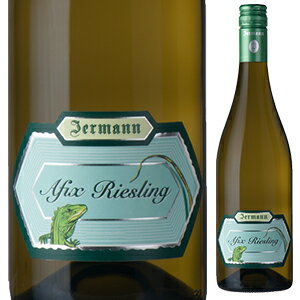 Afix Riesling Jermannイエルマン （詳細はこちら）醸造はシンプルで全てステンレスタンクを使用し、翌年1月まで澱と共に寝かせています。白い花のアロマが豊かで、クリーンでフレッシュな果実感があります。750mlリースリングレナーロイタリア・フリウリ ヴェネツィア ジュリアヴェネツィエIGT白他モールと在庫を共有しているため、在庫更新のタイミングにより、在庫切れの場合やむをえずキャンセルさせていただく場合もございますのでご了承ください。エノテカ株式会社ワー ドリームス、ヴィンテージトゥニーナの実力派「イエルマン」が造るフレッシュかつフルーティーなリースリングアフィックス リースリング イエルマンAfix Riesling Jermann商品情報8年間ペットとして飼っていたイグアナがラベルに描かれています2018年11月、アロイツ フェリックス イエルマン氏にお話を聞きました。「元々違う名前で売られていたワインですが、私が産まれた事を契機にワイン名が変わりました。リースリングはイエルマン家がオーストリアにいた時から栽培していた大切なブドウです。小さい頃、8年間ペットとして飼っていたイグアナがラベルに描かれています。畑を散歩させていましたね。そのイグアナはあまりにも大きくなりすぎたので動物園に渡してしまいましたが。ヴィンテージにも寄りますが、ブドウは少しだけ遅摘みにしています。醸造はシンプルで全てステンレスタンクを使用し、翌年1月まで澱と共に寝かせています。白い花のアロマが豊かで、クリーンでフレッシュな果実感があります」と話してくれました。「ワードリームス」「ヴィンテージトゥニーナ」を造る実力派イエルマンが造るリースリング。品種特徴のフルーティーなアロマに、滑らかな果実味の調和の取れていて、実に飲み心地が良い一本。生産者情報イエルマン Jermannイタリア最高峰の白ワインの造り手「イエルマン」イタリア最高の白ワインの造り手として世界中にその名をはせるイエルマンは、オーストリアとスロベニアに接する、イタリア最北東フリウリ ヴェネツィア ジュリアへ、オーストリアから1881年に移住してきた家族です。1900年代の始めには、ゴリツィアにあるヴィッラノーヴァ ディ ファッラ村に所有する畑でブドウ造りを始め、それが家族の中心の仕事になっていきます。飲んだ人を魅了させるワインを造りたいイエルマンのワインがこれほど絶賛されるようになったのは現オーナーで創設者の曾孫に当たるシルヴィオ氏の功績。彼がコネリアーノ醸造学校で勉強をしていた1960年代後半は、「アルコール度数が高く、重たいだけのワイン」が主流でした。それに反発したシルヴィオ氏は、「豊かなアロマを持ち、より近代的な味わいで強い個性が表現でき、飲んだ人を魅了させるワインを造りたい」と、自分の夢に向かってまい進します。1975年に完璧と評された白「ヴィンテージ トゥニーナ」が誕生この目的を実現するため、師と仰いだマリオ スキオペット氏の薦めもありサン ミケーレ アッラディジェ醸造学校で研究を始めます。そしてついに、類い希な個性を持ち、「完璧」と評されたヴィンテージ トゥニーナが誕生！1975年に「ピノ ビアンコ」として生まれたヴィンテージ トゥニーナ。実はピノ ビアンコと思っていたのはシャルドネだったのですが、当時は誰もそれに気がつかなかったそう。そして、その頃からソーヴィニョン、リボッラ、マルヴァジア、ピコリットが少しずつ使われていて、その品種構成は現在まで変わっていません。『ガンベロ ロッソ』イタリアを変えたワイン第5位にランクイン醸造方法もほとんど変化していないヴィンテージ トゥニーナ。今もなお個性的で類い希なワインとして知られていますが、当時、このワインから受けた衝撃と来たらものすごいものがあったに違いありません。発行20周年を迎えた『ガンベロ ロッソ』が、それを記念して発表した「イタリアを変えたワイン」で堂々の第5位！このワインがいかに長い間高い支持を受けてきたのかがよくわかります。世界的ロックバンドU2の楽曲のオマージュから産まれた「ワー ドリームス」さらに1987年には、現在「ワー ドリームス」というシンプルな名前で呼ばれるようになったワイン「Where the Dreams Have No Ends」が初リリース(その後 「Were Dreams, Now It Is Just Wine!」に）。世界的ロックバンドU2の曲「Where the Streets Have No Name」へのオマージュとしても知られるこのワインは、樽熟成をさせたシャルドネから造られる、「信じられないほどのエレガントさのあるワイン（ドゥエミラヴィーニ）」として評判になりました。 毎年高い評価を受ける「ワードリームズ」。フルーツを思わせる魅惑的な香りに、バニラ、ブリオッシュなどを感じる濃厚かつ甘美なアロマがグラスから立ち上がり、飲む前から心が躍ります。桃やアプリコットを感じさせる風味が口の中でまろやかに広がり、厚みのある果実味と柔らかな酸味が絶妙な調和を保ち、エネルギーに満ち溢れた味わい。ふっくらと温かな余韻が驚くほど長く続きます。ワー・ドリームスという名前の通り、まさに夢のようなひとときをもたらしてくれる逸品です。●イエルマンの突撃インタビュー(2019年11月22日)　北イタリアの宝石イエルマン！ミリ単位の緻密な品質管理から造られる衝撃の混植混醸「ヴィンテージトゥニーナ」「カポマルティーノ」と“白ワインの王様”「ワードリームス」で世界中を魅了するイエルマン突撃インタビューはこちら＞＞●イエルマンの突撃インタビュー(2018年11月1日)　フリウリをイタリア随一の白ワイン産地に押し上げた偉大なカンティーナ！「北イタリアの宝石」イエルマン突撃インタビューはこちら＞＞