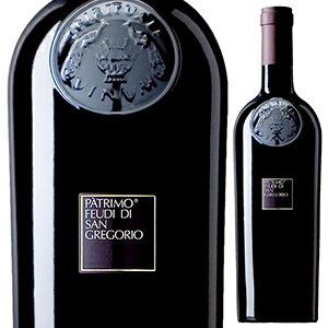 Patrimo Feudi Di San Gregorioフェウディ ディ サングレゴリオ （詳細はこちら）アヴェッリーノ地域の方言で「父親」という意味を持つパトリモは、エルコリーノ3兄弟が彼らの父親に捧げたワインとして名づけられました。バリックで24ヶ月間熟成。濃い黒味がかったルビー色に、ほのかな樽の香り、甘みとやわらかな渋みのバランスが絶妙な逸品です。750mlメルローイタリア・カンパーニャカンパーニャIGT赤他モールと在庫を共有しているため、在庫更新のタイミングにより、在庫切れの場合やむをえずキャンセルさせていただく場合もございますのでご了承ください。日欧商事株式会社『ワインアドヴォケイト』97点獲得！カンパーニャのスーパーメルロー！銘醸地イルピニアのテロワールが造りだすやわらかくも厳格のある味わいパトリモ フェウディ ディ サングレゴリオPatrimo Feudi Di San Gregorio商品情報カンパーニャを代表する実力派フェウディ ディ サン グレゴリオが国際品種を使って造る唯一のワインがこのパトリモ。イルピニアの歴史ある古い畑で造るイタリアを代表するスーパーメルローとして高く評価されています。『ワインアドヴォケイト』で97点、『ジェームズサックリング』で92点を獲得しています！（2016Vintage）カンパーニャで造る唯一無二の偉大なメルローカンパーニャの銘醸地イルピニアの中心地にある標高400〜450mの畑。粘土質まじりの石灰質土壌で、一般的なメルローのイメージにとらわれない、イルピニアならではの唯一無二のワインを造りだしています。バリックで18ヶ月間熟成、その後10ヶ月間のボトル熟成ののち、リリース。濃厚なルビー色の外観、濃密で凝縮感あふれる香りには黒い果実やジャム、甘いスパイス、コーヒーなどのニュアンスが複雑に感じられます。タンニンはとてもなめらかで甘く、とても上品。力強くまろやかな味わいが堂々とした骨格に包まれています。カンパーニャで造る唯一無二の偉大なメルローをご堪能ください。ワインガイド評価『ワインアドヴォケイト』97点（2016ヴィンテージ）私はこのワインをリリースされる前に、2回試飲した。2016年のパトリモは完全なワインである。セラーに少なくともあと5年間置くことを推奨する。非常に黒い外観。ジグソーパズルのように1つずつ組み立てられた、精巧で美しく構築されたワインである。このフルボディのメルローは、私が最初に試飲して以来、さらに重要な進歩を遂げた。より広大で活気に満ちていて、優雅さとフィネスでボリュームと深さを示している。飲み頃2021-2040年。（2018年12月）【受賞歴】ワインアドヴォケイトで97点(2016)、ジェームズサックリングで92点(2016)生産者情報フェウディ ディ サングレゴリオ Feudi Di San Gregorioグレゴリオ教皇がイルピニア一帯にブドウ栽培を奨励古代ローマ帝国時代からワイン造りが盛んだったカンパーニア州の内陸部に広がる丘陵地帯をイルピニアと言い、特にグレゴリオ教皇（A.D.590-604）は旧アッピア街道沿いに広がるサンニオ、イルピニア一帯にブドウ栽培を奨励し、ワイン造りの伝統を築きました。この偉大なグレゴリオ教皇に敬意を表して社名にし、1986年に創業したのが“フェウディ・ディ・サン・グレゴリオ”（＝聖グレゴリオの領地）です。イルピニア地震を経験し、イルピニアの復興を誓ってエンツォ・エルコリーノ氏が創業1980年11月に起きたイルピニア地震で、3000人もの死者を出し、30万人もの人が家を失ったこの地震の被害目の当たりにした、イルピニア出身で、数年前にローマに移り住んでいたエンツォ・エルコリーノ氏がイルピニアの人たちの復興を助けたいと、彼の兄弟のマリオとルチアーノ、妻のミレッラ・カパルド、妻の兄弟のマリオとワイン造りをスタートさせました。当時、地震の直後で、ローマやEUから復興のための基金があり、当時30代のエンツォさんに貸し出され、その資金を背景に彼らは、土壌と土着品種に徹底的にこだわり、ミラノ大学やナポリ農業大学と共同で農学研究を行い、最新のテクノロジーを駆使したワイン造りを開始しました。フェウディ以前にイルピニアの重要なワイナリーと言えば、マストロベラルディーノですが、マストロベラルディーノが伝統的なタウラージで知られていたところ、フェウディは現代的でモダンなワインをイルピニアから造ることを理想としてスタートしたわけです。標高400〜700m、多様な土壌や地形に恵まれた理想的栽培地フェウディ・ディ・サングレゴリオの高品質のワインの秘密は畑。3つのDOCGエリアで、標高400〜700mの最高の条件の場所に畑を所有。寒暖差の大きい気候条件のおかげで素晴らしい酸をブドウにもたらし、水の流れによってできた、豊かなミネラルを含む火山質の多様な土壌や、山や丘、平地などバラエティに富んだ地形がワインに複雑さを加えています。また、ブドウ畑には果物や森林、オリーブやハーブなど様々な植物も共存していることも特徴的です。個々のブドウが持つアロマを最大限に引き出した、果実味あふれる赤ワインやすばらしい芳香を持つ白ワインの数々、同社の業績は、従来のカンパーニアワインのイメージを刷新するだけでなく、イタリアワインの新潮流ともなっています。エンツォの甥アントニオ・カパルド氏による新体制で南イタリアに拡大フェウディ・ディサングレゴリオは快進撃を続け、国内外に大きな流通を持つに至りましたが、投資がかさみ2006年に創業のエンツォとその妻がワイナリーを去り、2010年までには、ミレッラの兄弟のペレグリノ・カパルド氏が93パーセントの株式を取得し、その息子のアントニオに経営を託すことになりました。2009年にフェウディディサングレゴリオの社長となった若干37歳のアントニオ・カパルドがマグナグレシアプロジェクトを推進。グナグレシアプロジェクトとは、イルピニアのフェウディ・ディ・サン・グレゴリオの品質を南イタリアにワイナリーを所有しその地で実現しようとするもので、バジリカータではバジリスコをとプーリアではマンドゥーリアにワイナリー　オンニソーレを設立。カステルデルモンテエリアにチェファリッキオを購入し現在の所有畑はトータル300ヘクタール。それらは、自家所有畑で、地元の人を採用しフェウディ・ディ・サン・グレゴリオの世界観を広げようと、高品質のワイン造りに新たな挑戦を始めています。●フェウディ ディ サングレゴリオの突撃インタビュー(2014年5月20日)　フェウディディサングレゴリオの主要ワインの特徴を再確認。最近のワイナリー動向についてはこちら＞＞●フェウディ ディ サングレゴリオの突撃インタビュー(2008年2月14日)　フェウディ ディ サングレゴリオ　「ドゥブル」誕生秘話。シャンパーニュの旗手「ジャック セロス」のアンセルムセロス氏のアドバイスを受けてカンパーニャに根付いたスプマンテ「ドゥブル」はこちら＞＞●フェウディ ディ サングレゴリオの突撃インタビュー(2005年2月14日)　20年足らずの期間で300ヘクタールもの土地を取得しイタリアでは知らぬ人のないカンパーニャを代表するワイナリーとなったフェウディ ディ サン グレゴリオの創業者エンツォ エルコリーノ氏インタビューはこちら＞＞