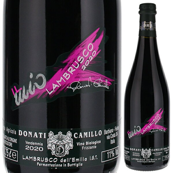 Lambrusco Camillo Donatiカミッロ ドナーティ （詳細はこちら）野生酵母を利用した瓶内二次発酵によって造られるランブルスコ。手摘みで収穫後、アルコール発酵を完了させたワインを翌年の春まで寝かせ、その後、発酵を途中で止め、糖分が残っているモストをブレンドしてボトリング。気温の上昇とともに野生酵母が活動し、二次発酵を行い微発泡ワインとなります。全て、自然な造りによるものなので、ヴィンテージやボトルによって発泡感に差があります。750mlランブルスコ マエストリイタリア・エミリア ロマーニャランブルスコDOC微発泡赤自然派※ラベルに多少キズや汚れがございます。ラベル不良による返品、交換には対応できませんのであらかじめご了承ください。●自然派ワインについてこのワインは「できるだけ手を加えずに自然なまま」に造られているため、一般的なワインではあまり見られない色合いや澱、独特の香りや味わい、またボトルによっても違いがある場合があります。ワインの個性としてお楽しみください。●クール便をおすすめします※温度変化に弱いため、気温の高い時期は【クール便】をおすすめいたします。【クール便】をご希望の場合は、注文時の配送方法の欄で、必ず【クール便】に変更してください。他モールと在庫を共有しているため、在庫更新のタイミングにより、在庫切れの場合やむをえずキャンセルさせていただく場合もございますのでご了承ください。株式会社ヴィナイオータ伝統的手法にこだわり続けるエミリアロマーニャの自然派野生酵母による瓶内二次発酵で造るランブルスコランブルスコ カミッロ ドナーティLambrusco Camillo Donati商品情報伝統的製法による瓶内二次発酵ランブルスコ祖父の代から続くブドウ畑を守り、伝統的手法と自然な造りにこだわるカミッロ ドナーティのランブルスコです。一般的なランブルスコがほとんどシャルマ方式で二次発酵をしているのに対し、カミッロ ドナーティは昔ながらの野生酵母による瓶内二次発酵を実践しています。標高約250m、東向きの斜面地にある自社畑にグヨ仕立てで植えたランブルスコ マエストリを手摘みで収穫、野生酵母によってアルコール発酵を行います。この状態で翌年の春まで寝かせておきます。同時に、発酵途中のモストの一部を取り出しておき、冷暗所に保管。この際、木綿の袋のフィルターに通すのですが、そのことによって酵母にストレスがかかり、発酵を一時的に止め、残糖分が残った状態になります。そして、春にボトリングする際にこのモストの一部をブレンドし、瓶内二次発酵を促します。気温の上昇とともに酵母が再活動を始め、炭酸ガスを発生し、秋頃に微発泡のランブルスコができあがります。全て、自然な造りによるものなので、ヴィンテージやボトルによって発泡感に差があります。しっかりとした骨格で飲みごたえもあります。エミリアロマーニャ特産のサラミや、ラグーのパスタ、肉料理などとよく合います。あまり冷やしすぎず、大きめのグラスでお楽しみください。