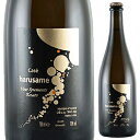 Harusame Alberto Anguissolaアルベルト アングイッソラ （詳細はこちら）ピノネーロで仕込む発泡性ロゼワイン。モストだけで発酵を行い、冷凍保存しておいたピノネーロのモストを添加してボトリングし瓶内二次発酵を行います。「スパークリングワインの特質と美徳をワインに付与するためにはシュールリーの状態で最低でも数年は寝かせるべき」と考えるアルベルト。寝かせた後、デゴルジュマンをしてリリースする経済的な余裕がないので、ワインが成長する余地を残してみようと考え、この形でリリースしています。「寝かせれば寝かせるだけ変化も望めるうえに、熟成も緩やかに進む」とのこと。アルベルト曰く、澱がらみで飲んでも良し、瓶を逆さまにして水の中で抜栓するセルフデゴルジュマンをしても良し、とのことです。750mlピノ ネロイタリア・エミリア ロマーニャVDT微発泡ロゼ自然派王冠の色は赤、金と2色ございますが、お選びすることはできません。ご了承ください。●自然派ワインについてこのワインは「できるだけ手を加えずに自然なまま」に造られているため、一般的なワインではあまり見られない色合いや澱、独特の香りや味わい、またボトルによっても違いがある場合があります。ワインの個性としてお楽しみください。●クール便をおすすめします※温度変化に弱いため、気温の高い時期は【クール便】をおすすめいたします。【クール便】をご希望の場合は、注文時の配送方法の欄で、必ず【クール便】に変更してください。他モールと在庫を共有しているため、在庫更新のタイミングにより、在庫切れの場合やむをえずキャンセルさせていただく場合もございますのでご了承ください。株式会社ヴィナイオータピアチェンツァの自然派「アルベルト アングイッソラ」ピノネロ100％微発泡ロゼ「ハルサメ」熟したブドウの厚みのある果実と発泡感ハルサメ アルベルト アングイッソラHarusame Alberto Anguissola商品情報エミリア ロマーニャ州ピアチェンツァの自然派「アルベルト アングイッソラ」がピノネロ100％で造る微発泡「ハルサメ」。2022年12月、オーナーのアルベルトさんにお話を聞きました。「このワインは毎年造っていません。気温が高くなりすぎてない時のブドウを、つまり完熟せずアルコール度数が高くならないブドウを使っています。ハルサメという名前（日本語）は、もともと知りませんでした。名前を決めるときに自分で検索して決めました」2022年12月に試飲させていただきました。熟したブドウの厚みのある果実感、しっかりとした発泡感があり、従来のスパークリングワインにはない個性を感じる味わいでした。（輸入元資料より）モストだけで醗酵したワインに、冷凍保存しておいたピノ ネーロのモストを添加してボトリングし瓶内で二次醗酵。当時飲んだ2013年に対する印象ですが、ほんのりベリー系の香りに軽快な酸と泡。難解さを感じさせない端正な味わいは、カゼビアンコに続くヒット商品になるのでは？？と予期させるものでした。しかし、その後にリリースされた2014年は世間的には初めて日の目を見るヴィンテージであるにもかかわらず、澱のニュアンスの強い説明書が必要なやんちゃなワインに。そして、その2014年が長期在庫を続けるなか届いたのが2016年。その2016年を飲んだときに“ああ、この感じ”と、2013年を初めて飲んだときとほとんど同じ印象を受け、非常にほっとした気持ちになったのを覚えています。2014年が長期在庫を続ける中、当時、新着の2016年を試してみようという方もあまりいなかったのか、動きが全く芳しくありません。2016年はネガティブな要素が見当たらないどころか、春めいた時期に最適な1本と思いますので、是非このタイミングで一度お試しいただきたいと、今回ご紹介するに至った次第です。ということで、このハルサメ2014ぐらい「清き1本を!」という言葉があてはまるワインもなかなかないのではないでしょうか?ちなみに、最近の状態ですが、先日抜栓(セルフデコルジュマン)したところ、澱は完全に沈みきっておりクリアな液体へと変貌しておりました。澱由来のニュアンスはまだ若干ありますが、冷やしていただければポジティブな要素が上回ることは間違いないかと思います。生産者情報アルベルト アングイッソラ Alberto Anguissolaその土地の持つ個性と、ヴィンテージの特徴を余す所なく表現アルベルト アングイッソラが1998年に始めたワイナリー。土壌や微気候などの調査の結果、現在の畑があるピアチェンツァ南西部、トラーヴォの標高530〜560m、南向きの険しい斜面を選び、1998年に0.32ヘクタール、2000年に0.75ヘクタールのピノ・ネーロを植えました。その土地の持つ個性と、ヴィンテージの特徴を余す所なく表現した、そして他のワインとも容易に違いを判別できるような個性を内包したワインを造ることを目標としており、その実現のためには畑での自然なアプローチが必須と考え、化学肥料も、除草剤などの化学的な農薬も一切使わず、ボルドー液をのみを使用しています。セラーでも自然な造りを心がけ、温度管理も培養酵母の添加せずに醸造を行っています。