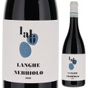 Langhe Nebbiolo Laluラルー （詳細はこちら）モンフォルテと、ラ・モッラの区画から、バローロにするには若いネッビオーロを使用。2つの畑のブドウを別々のセメントタンクで醸造。オーストリア製オークで約8ヶ月熟成。赤スグリ、イチゴのコンポート、スミレのニュアンス。ジューシーな果実味に柔らかい酸とタンニンが加わり、非常に口当たりのよいランゲ ネッビオーロ。ニュージーランドのピノノワールを思わせる、明るさや軽やかさがあります。750mlネッビオーロイタリア・ピエモンテランゲ ネッビオーロDOC赤他モールと在庫を共有しているため、在庫更新のタイミングにより、在庫切れの場合やむをえずキャンセルさせていただく場合もございますのでご了承ください。株式会社ラシーヌピエモンテの伝統にとらわれないワイン造りを行う、バローロ地区の新風「ラルー」ジューシーな果実味に柔らかいタンニン！軽やかで口当たりのよいランゲネッビオーロランゲ ネッビオーロ ラルーLanghe Nebbiolo Lalu商品情報ピエモンテのバローロ地区で2019年からワインを造り始めた、ラーラとルイーザの2人組による、新進ワイナリー「ラルー」。農家の出身ではなくピエモンテの州都トリノ出身の2人には、外からの影響に対する抵抗力が強いイタリアにおいて、慣行に囚われないワイン造りへと向かうアプローチが感じとれます。イタリアでは一般的ではない破砕をしないマセレーションを行うなど、イタリア国外の手法も積極的に取り入れ、柔軟な発想でワイン造りを行っています。畑での素晴らしい仕事ぶりを評価され、オーナーから譲り受けたモンフォルテの畑ラ モッラとモンフォルテ ダルバに3.5haの畑を所有。バルベーラはモンフォルテで栽培、ネッビオーロはモンフォルテとラ モッラの両区画で栽培します。ブドウは、何よりもまず、自分たちが生きるこの大地の果実であり、ワインはブドウが栽培された畑を表現するものである、という信念のもと、それぞれの畑を個別に醸造しています。周知のとおり銘醸地とされるエリアで畑を購入するのは困難ですが、彼女たちもモンフォルテ ダルバのエリアに自分たちの畑をこんなにもこんなにも早く手に入れられたのはラッキーだった、と話します。自分たちのワイン造りの合間、とあるブドウ畑のオーナーから雇われて管理を任されていた畑での素晴らしい仕事ぶりに、そのオーナーが感じ入り、ここまで熱意をもって畑を続けてくれるのならば、と1haほどの畑を譲ってくれたのでした。軽やかで優しい味わいのランゲ ネッビオーロモンフォルテとラ モッラの区画から、バローロにするにはまだ若いネッビオーロを使用。2つの畑のブドウを別々のセメントタンクで醸造。オーストリア製オークで約8ヶ月熟成させます。赤スグリ、イチゴのコンポート、スミレのアロマ。ジューシーな果実味に柔らかい酸とタンニンが加わり、非常に口当たりのよいランゲ ネッビオーロ。ニュージーランドのピノノワールを思わせる、明るさや軽やかさがあります。生産者情報ラルー Laluトリノ出身のラーラとルイーザは、ランゲの丘陵にほど近い、食科学大学（スローフード大学とも呼ばれる）に通う同級生として出会いました。授業の後にワイン生産者を訪ねて回り、そのたびに彼らの苦労と愛の物語に魅了されるうち、いつしか自分たちもワイン造りを志します。卒業後はそれぞれ、ニュージーランドやブルゴーニュで研修を行い、2015年にラ モッラではじめて畑を購入。2019年に2人の名前を組み合わせたワイナリー「ラルー」を設立しました。ブドウは、何よりもまず、自分たちが生きるこの大地の果実であり、ワインはブドウが栽培された畑を表現するものである、という信念のもと、それぞれの畑を個別に醸造しています。イタリアでは一般的ではない、破砕をしないマセレーションを行うなど、イタリア国外の手法もためらわずに取り入れています。農家の出身ではなくピエモンテの州都トリノ出身の2人には、外からの影響への抵抗力の強いイタリアにおいて、慣行に囚われない都会的感性によるワイン造りへと向かうアプローチが感じとれます。気候変動により、栽培と醸造において対応、調節の必要性が今までになく迫られる中で、ラルーの2人や彼女達と集う造り手たちには、既存の系譜にはないものがあります。