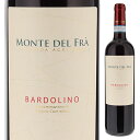 Bardolino Monte Del Fraモンテ デル フラ （詳細はこちら）除梗後ソフトプレス。発酵しないよう低温で短期間のマセラシオン。温度管理の下、ステンレスタンクにて長期アルコール発酵、マセラシオン。輝くルビーレッド色。上品な果実味とサクランボ、マラスカ、イチゴ、キイチゴ、フサスグリ、更にシナモンやチョウジ、黒コショウといったスパイスを伴う芳しさ。赤い果実のタルトや香りの中に見られる果実を味わいにも感じられる。フレッシュで飲みやすい調和の取れた辛口赤ワイン。軽食やサラミ類、軽いソースのパスタや魚料理に。750mlコルヴィーナ、ロンディネッラ、サンジョヴェーゼイタリア・ヴェネト・バルドリーノバルドリーノDOC赤他モールと在庫を共有しているため、在庫更新のタイミングにより、在庫切れの場合やむをえずキャンセルさせていただく場合もございますのでご了承ください。株式会社フードライナークストーザを代表する造り手モンテ デル フラが造るコストパフォーマンス抜群の「バルドリーノ」！みずみずしく調和のとれた、冷やしても楽しめる心地よい飲み口バルドリーノ モンテ デル フラBardolino Monte Del Fra商品情報モンテ デル フラは1958年に丘陵地帯クストーザ村に創業。この10年ほどでレーナ ディ メッツォのレーナ川岸沿いにあるフマーネ村、ヴァルポリチェッラ クラッシコ地区にも美しいワイナリーを購入しています。また同社では健全なワインを手にして欲しいという思いから亜硫酸塩の使用を出来るだけ抑えています。バルドリーノは1500円台のリーズナブルな赤としては群を抜く高評価を受ける、コストパフォーマンス抜群のフレッシュな赤ワインです！地元では「夏のワイン」として人気があります2018年4月、モンテ デル フラ社のシルヴィア ボノモさんからお話を伺いました。「コルヴィーナはボディを与え、ロンディネッラはワインに香りを与えてくれます。モリナーラはバランスを取ります。バルドリーノと言えば、私達の地元では「夏のワイン」として人気があります。あっさりとした夏の料理と相性が良いですね。個人的にはバルドリーノを冷やして飲むのが好きですね。ヴァルポリチェッラエリアの赤ワインと違い、冷やしても苦味が立ちにくい特徴があります。私達はでバルドリーノをアイスクーラーの中で冷やして野外バーベキュー等で楽しみますよ。亜硫酸の比率は低く抑えています。フレッシュでフルーティーな味わいで飲み心地が良いと思います。」と話してくれました。軽く冷やしても楽しめる心地よい飲み口輝くルビーレッドの色調。上品な果実味とサクランボ、レッドチェリー、イチゴ、キイチゴを思わせる溌剌としたチャーミングな果実香にほんのりとしたシナモンやチョウジ、黒コショウといったスパイスを伴う芳しさが感じられます。飲むとジューシーな果実感と酸とミネラルが支える軽やかなボディ。中盤から風味が広がり、飲み飽きの来ない美味しさが感じられます。軽く冷やしても心地よい飲み口が楽しめます。フレッシュで飲みやすい調和の取れた辛口赤ワイン。鶏肉のグリル、酢豚、トマトソースのパスタ、ソーセージ、エビチリ等、幅広く料理と楽しめる万能選手です。【受賞歴】ルカ マローニで91点(2022)、ジェームズサックリングで90点(2022)生産者情報モンテ デル フラ Monte Del Fra1958年クストーザに創業、エリア最大のワインメーカーモンテ デル フラ社は1958年、ヴェローナから15kmほどのガルダ湖近隣の丘陵地帯クストーザ地区、ソンマカンパーニャに創業しました。畜産と桃・キウイ農家から始まり、徐々に地元レストラン用ワインを造り始め、今では200ヘクタールのブドウ畑を所有するまでに成長、現在年間180万本を生産し47ヶ国に輸出する、クストーザ地区では最大のワインメーカーとなった家族経営の会社です。1971年DOC認定。エリアを代表する辛口白「クストーザ」イタリア最大の湖の南東に位置する海抜50〜150メートルの丘陵地帯。ライムストーンや粘土、砂礫など氷堆積による非常に多様な土壌を持ちます。歴史的にはイタリア独立戦争の下、二度の大きな戦乱（1848年、1866年）があったことで知られる場所です。地名を冠するワイン「クストーザ」は1971年DOCに認定されたこの地を代表する果実味の豊かさとアロマティックな風味が特徴の辛口白ワインです。ヴァルポリチェッラ地区に新たに畑を購入またこの10年ほどでメッツォ ディ レーナのレーナ川岸沿いにあるフマーネ村、ヴァルポリチェッラ クラシコ地区にも美しいワイナリーを購入しました。ブドウ樹と畑の適材適所を徹底的にリサーチし実行した結果、高品質なブドウの生産者となり、得た原料は高品質なワイン造りを支えています。『ガンベロ ロッソ』最高賞トレビッキエリの常連「カ デル マーグロ」モンテ デル フラの「カ デル マーグロ」はコクと爽やかさがあり余韻に浸れる味わいで『ガンベロ ロッソ』最高賞トレビッキエリの常連。2012ヴィンテージは『ガンベロロッソ』 2015年ベスト白ワイン賞に選ばれました。この地の白ブドウを巧みにブレンドし、クリュのテロワールを余すところ無く表現した素晴らしいワインをリリースしています。モンテ デル フラが造る健全なワインクストーザ地区最大かつ家族経営という条件は、最新技術への挑戦と投資を可能にし、こだわりを具現化できます。ワインを売る者、嗜む者にとって健全なワインを手にしてほしい、幸せな気持ちで販売し、胃の重さや頭痛に悩まされることなく楽しんで飲んでもらいたい、また多くの人々がアレルギーや不耐性・過敏症などに苦しむ現在、科学的処置を減らしていきたい、という思いでワイン造りに取り組んでおり、様々な試みを通して亜硫酸塩の使用を出来る限り抑えています。（以下一例）農薬に頼らず害虫解除コンフュージョン セクシャル：ホルモンカプセルによる害虫の繁殖を防止する装置で、クストーザ地区では初めて導入。農薬に頼らず害虫解除する方法でより健やかなブドウを収穫できます。低温処理で亜硫酸塩の使用を法定許容量の3分の1にまで減らす白ワイン：気温の低い夜間に収穫し、収穫直後にドライアイスを投入、収穫場所からワイナリーに運ぶまでの間の酸化を防ぎます。低温処理するということはバクテリアからの攻撃を軽減するため、亜硫酸塩の使用を法定許容量の3分の1にまで減らしています。 UVA（紫外線）ランプを使い亜硫酸塩の使用を法定許容量の2分の1までに抑える赤ワイン：木樽熟成庫にUVA（紫外線）ランプを毎晩4時間点灯。周囲の殺菌、バクテリアや虫を殲滅し亜硫酸塩の使用を法定許容量の2分の1にまで抑えています。●モンテ デル フラの突撃インタビュー(2018年4月2日)　『ガンベロロッソ』8年連続最高賞＆世界的評論家達も舌を巻く驚きのコスパ！クストーザ最大の造り手「モンテデルフラ」突撃インタビューはこちら＞＞