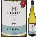 Riesling Kabinett Halbtrocken Rheinhessen Peter Mertesペーター メルテス （詳細はこちら）レモンやグレープフルーツなどの柑橘系果実の香り。ミネラル分を感じる柔らかい甘みとすっきりとした酸味を楽しめるやや辛口。750mlリースリング、ミュラー トゥルガウドイツ・モーゼルプレディカーツヴァイン カビネット白他モールと在庫を共有しているため、在庫更新のタイミングにより、在庫切れの場合やむをえずキャンセルさせていただく場合もございますのでご了承ください。株式会社スマイルリースリング カビネット ハルプトロッケン ラインヘッセン ペーター メルテスRiesling Kabinett Halbtrocken Rheinhessen Peter Mertes生産者情報ペーター メルテス Peter Mertes ペーター・メルテス社は家族経営のワイン会社で、1924年にペーター・メルテス氏がモーゼル州マインハイム村に設立。今日では世界でも有数のワイン供給元の一つになっています。プレミアムな葡萄畑、1500樽を貯蔵可能な巨大なバレルセラーを所有。世界で最も大きなドイツワインの供給元であり、現在60ヶ国にワインを供給しています。従業員数は300名。生産されるワインの40%が輸出されています。 ”バブリング・モリオ・ムスカート”は、アルコール度数7％の低アルコール微発泡ワイン。すっきり爽やかな甘さ。低温発酵、低温フィルトレーションを行うことでモリオ・ムスカートの葡萄のフレッシュさや甘みを最大限に引き出しています。