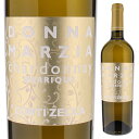 Donna Marzia Chardonnay Barrique Azienda Agricola Conti Zeccaコンティ ゼッカ （詳細はこちら）香り、味わいともに華やかでフルーティな印象。カジュアルなワインながら、バニラやココナッツミルクの香りなど濃く深さも感じられます。木樽のニュアンス、心地よい苦みがデリケートかつエレガントな味わいを演出しています。ステンレスタンク発酵、オーク樽で3ヶ月間、セメントタンク3ヶ月間熟成。750mlシャルドネ、マルヴァジーアビアンカイタリア・プーリア・サレントサレントIGT白他モールと在庫を共有しているため、在庫更新のタイミングにより、在庫切れの場合やむをえずキャンセルさせていただく場合もございますのでご了承ください。株式会社　モトックスこの価格で新樽100%熟成！コンティゼッカが造るトロピカルフルーツ香豊かなコスパ抜群芳醇シャルドネドンナ マルツィア シャルドネ オーク樽熟成 コンティ ゼッカDonna Marzia Chardonnay Barrique Azienda Agricola Conti Zecca商品情報コンティ ゼッカが造るトロピカルフルーツ香が豊かな樽熟シャルドネプーリアで500年にわたってワイン造りの歴史を持つコンティ ゼッカが造るトロピカルフルーツ香が豊かな樽熟成シャルドネです。畑は5ヘクタールの石灰質を含む沖積土壌で樹齢は平均して10〜15年です。コンティ ゼッカの畑では化学薬品や農薬は一切使用せず（但し、万が一の場合は使用を検討する場合もあります）、ボルドー液のみ使用しています。健全な完熟したブドウを収穫するために、常に熟練者による手作業によるものが中心となります。年間約5万本が生産されます。リーズナブルながら新樽100%。芳醇でコクのある仕上がりドンナマルツィアシャルドネ樽熟成はステンレスタンク醗酵、225リットルのアメリカンオークの新樽100%で3ヶ月熟成させます。新樽比率100%は高級ワインでは見かけられますが、リーズナブルな価格帯では殆ど見かけられません。プーリアで育ったブドウの豊かな味わいと樽の風味がマッチして芳醇でコクのある仕上がりとなります。■2018年3月、コンティゼッカ社のマリオ ゼッカ氏とフェルナンド アントニオ ロマーノ氏にお話を聞きました。「ドンナマルツィアのエステートのシャルドネで造る新しいワインです。モトックス社との共同開発で誕生しました。朝早く収穫したブドウを隣接するカンティーナにすぐに運び、低温の状態で発酵します。そしてアメリカンオークのバリック新樽で3ヶ月熟成させています。そのおかげで複雑味があるとともにフレッシュな味わいを実現しています。エントリーラインのワインではありますが、1，2年は熟成させて楽しめます。コンティゼッカ社は畑から出荷までを一貫して管理していますので、トータルでコスト管理ができるので、リーズナブルな価格を可能にしています。この点は買いブドウでワインを造るワイナリーとは違います。」みずみずしい果実感とナッツや澄ましバターの心地よい風味トスカニースタッフ試飲で飲みました。トロピカルフルーツ香とみずみずしくフレッシュな果実感、中盤から広がる香ばしいナッツや澄ましバターの心地よい風味が広がります。果実の強さもあるので樽の豊かな風味とのコンビネーションも素晴らしく、飲み心地も円やかでスムーズ。ワイン単体で飲んでも美味しいのですが、クリームソースのパスタやカルボナーラやミラノ風カツレツ等イタリア料理は勿論、ゴマみそだれの焼きなすやとんかつ、タルタルソースの白身魚のフライにも非常に良く合います。リーズナブルながらコスパ抜群で是非一度お試し頂きたいシャルドネです。生産者情報コンティ ゼッカ Azienda Agricola Conti Zecca500年の歴史を持つ「コンティ ゼッカ」南イタリアならではの土着品種の魅力を最大限に生かし、 コスト パフォーマンスに優れたワインを生み出す歴史と由緒あるワイナリーのコンティゼッカは、ギリシア、トルコ、アラブ、アルバニア等いろいろな人種が入り混ざり独特の文化を生み出したプーリア州に位置します。古代フェニキアの時代からワインが造られてきた歴史のある土地であるここ、プーリア州サレント半島で500年にわたるワインづくりの歴史をもち、古くからフランスやイギリスとの貿易を行ってきた由緒あるワイナリーです。その功績が称えられ1884年に伯爵の称号が与えられました。土着品種ネグロアマーロとプリミティーヴォの魅力を最大限に表現現在のワイナリーは、より高い品質のワインづくりを目指し、アルチビアーデ ゼッカにより1935年に設立されたもの。バルク売りが主流だったプーリア州で、いちはやく量より質に着目し、ボトリングを始めました。現在、所有する4つのエステイト（ドンナマルツィア、カンタルピ、サラチェーノ、サント ステファノ）の畑の土壌を徹底的に分析し、それぞれの土地に最適な葡萄を栽培。自社畑で収穫された葡萄のみを使用し、ネグロアマーロ、プリミティーヴォ、といったプーリアならではの土着品種の魅力を最大限に生かし、機械化のプロセスを理想的に取り入れ、コストパフォーマンスに優れた、高品質のワインづくりを行っています。プーリア州における次世代のリーダー大量消費ワインの生産地から高品質のプレミアムワインを産み出す地域へと着実に変貌を遂げつつあるプーリアにおいて、コンティ ゼッカはまさに次世代のリーダー的存在です。通算10回もトレビッキエリを獲得しているフラッグシップの「ネロ（NERO）」が、そのことを何よりも証明してくれます。●コンティ ゼッカの突撃インタビュー(2018年3月2日)　1580年から続くプーリア最大規模の家族経営ワイナリー！プーリアでいち早く自社詰めを開始、品質重視のワイン造りにこだわる「コンティ ゼッカ」突撃インタビューはこちら＞＞