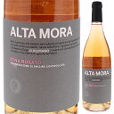 Alta Mora Etna Rosato Cusumanoクズマーノ （詳細はこちら）エトナの赤の伝統品種ネレッロマスカレーゼだけで造られるロゼ。熟したイチゴのような愛らしい香りながら気品ある酸味と優しく抽出されたタンニンとのバランスが印象的な辛口ロザートです。750mlネレッロ マスカレーゼ、他イタリア・シチリアエトナロゼ他モールと在庫を共有しているため、在庫更新のタイミングにより、在庫切れの場合やむをえずキャンセルさせていただく場合もございますのでご了承ください。株式会社フードライナークズマーノが高品質コントラーダ「グアルディオラ」100％で造るロゼ「アルタモーラ」！フレッシュな赤系果実とミネラル感が際立つ余韻アルタ モーラ エトナ ロザート クズマーノAlta Mora Etna Rosato Cusumano商品情報シチリア屈指のクズマーノがエトナの高品質コントラーダ「グアルディオラ」のネレッロ マスカレーゼ100％で造るロゼワイン「アルタ モーラ エトナ ロザート」です。熟したイチゴのような愛らしい香りながら、気品ある酸味と優しく抽出されたタンニンとのバランスが印象的な味わいです。高品質コントラーダ「グアルディオラ」の若いネレッロ マスカレーゼ100％で造るロゼ2023年6月に当主ディエゴ氏にお話を聞きました。「ネレッロ マスカレーゼ100％で造るロゼワインです。ロゼらしいロゼだと思います。5000本しか生産していません。2013年に購入した時に植樹したグアルディオラの若いブドウをメインに使用しています。赤ワイン用のブドウより1週間早い10月8日頃に収穫を行います。ブドウをプレスして出た果汁だけを発酵させて造っています。収穫翌年に瓶詰めを行います」岩の隙間を這うように根を張るネレッロ マスカレーゼエトナのネレッロ マスカレーゼは火山岩土壌に植えられています。火山岩の隙間を這うように食いつき、下へ下へと根っこを伸ばして行きます。この火山岩の土地に地面に棒を突き刺して貫通した所、岩の割れ目のある所に葡萄を植えます。葡萄はそこからさらに下に根を伸ばすのです。凄い生命力です。※コントラーダとは、エトナ北部の非常に細かく分けられている区画のこと。詳しくは、クズマーノの突撃インタビュー(2023年6月5日)をご覧ください。生産者情報クズマーノ Cusumano名醸造家ジャコモ タキスの言葉に確信を得て高品質ワイン造り始めるクズマーノは、祖父の代からバルクワインを生産していたクズマーノ家が、2000年に現オーナーのアルベルトとディエゴ兄弟が自社でボトル詰めを開始して創業したワイナリーです。シチリアは1980年代まではワイン産地としては無名ながらアルコール度数の高いワインができるため、ピエモンテやトスカーナの生産者がバルク買いしてブレンド用に使っていました。1994年、ディエゴが大学を卒業すると同時にバルク売りではなく、自社詰めをしようと提言。ピエモンテの若い醸造家だったマリオロンコ氏を招聘し、品質の高いワイン造りの道へ進みました。また、シチリアの生産者協会が指導を依頼した名醸造家ジャコモタキスが「シチリアには大きなポテンシャルと多様なテロワールがある」と断言、品質重視のワイン造りに対する確信を得ました。「シチリアは島でなく大陸」。それぞれの土地の個性を生かしたワイン造りを追求クズマーノは現在、シチリアの5つの場所「フィクッツァ」「サンジャコモ」「モンテピエトローゾ」「サンカルロ」「プレスティ エ ペーニ」に土地を所有。“シチリアは島でなく大陸である”という考えのもと、それぞれの土地の個性を生かしたワイン造りを追求しています。また、シチリアにとって重要なテロワールのひとつエトナ山でのワインプロジェクト「アルタモーラ」を2013年にスタート。これまでのクズマーノのワイン同様、高い評価を受けています。エトナに特化したワインブランド「アルタ モーラ」近年、ワイン専門家達の間で注目が高まり、ブルゴーニュ、ランゲと共に世界3大テロワールと呼ばれるようになった「エトナ」。ここはクリュの概念がはっきりとしていて色々な生産者がその区画のワインを造ってもある一定の特徴がはっきりと表れます。「少数の生産者達が区画の特徴を表現したとしても説得力はありません。やはり多くの生産者がその区画のワインを造り、そこにある一定の特徴が現れればその区画にはテロワールがあると言えると思います。シチリアのエトナには区画の特徴がはっきりと表れるのです。」とクズマーノは言います。エトナに特化したブランド「アルタ モーラ」で2つのコントラーダ、グアルディオーラ、フェウド ディ メッツォでクリュワインを造っています。環境に配慮した持続可能なワイン造り「SOStain」「VIVA」の認証を取得持続可能なワイン造りの実現に向け、農業環境省のプログラム「SOStain」「VIVA」の認証を取得。「SOStain」は、シチリアのブドウ栽培における持続可能なプログラムで、再生エネルギーの使用や、畑での化学物質の削減、SO2使用量の削減、ボトルの軽量化などの基準が細かく定められています。「VIVA」も農業環境省によるイタリア全土でのブドウ栽培における持続可能性を追求する取り組みで、シチリアのSOStainもVIVAの指標を用いています。これらの認証プログラムを取得することは「シチリアの伝統と自然を尊重し、大切に守る」というポリシーの表れです。●クズマーノの突撃インタビュー(2023年6月5日)　高品質コントラーダで“エトナらしさ”を表現する「アルタモーラ」！リリース直後から最高評価の「サーレアルト」「フォスヌーリ」が新登場！シチリア屈指の造り手「クズマーノ」突撃インタビューはこちら＞＞●クズマーノの突撃インタビュー(2019年12月18日)　世界3大テロワールのひとつエトナに遂に進出！シチリアでその土地の個性を活かしたワイン造りをしてきた「クズマーノ」が北斜面の2つのコントラーダ「グアルディオーラ」「フェウド ディ メッツォ」を購入、エトナの新たなテロワールを世界に発信すべく2013年に立ち上げた新プロジェクト「アルタモーラ」！その日本輸入代理店フードライナー取締役営業部長の辻本恭三氏に突撃インタビューはこちら＞＞●クズマーノの突撃インタビュー(2012年4月20日)　クズマーノ社オーナー来日セミナーはこちら＞＞●クズマーノの突撃インタビュー(2005年9月8日)　クズマーノ社　突撃取材！ はこちら＞＞