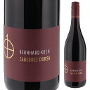 Cabernet Dorsa Qba Trocken Bernhard Kochベルンハルト コッホ （詳細はこちら）ドイツ　ファルツのハインフェルト（Hainfeld）村に拠点を置く家族経営のワイナリーです。売り先は国内、それも近隣の個人客への販売が占めており、これまで輸出はほとんど行っておりませんでした。オーナーのベルンハルト　コッホ（写真右）は、14歳の時からワイナリーで働き始めましたが、23歳の時に父からワイナリーを引き継ぎました。ワイナリーを引き継いだ当時、所有する畑は5haでしたが、現在は50haもの土地を所有するに至っています。後継者としてアレクサンダー　コッホ10年前からワイナリーの仕事に加わっています畑は西向きで、標高196mです。手摘みで収穫します。発酵はステンレスタンクで22-30度にコントロールしながら行います。樽で18ヶ月熟成させます。ブラックベリー、ブルーベリーやダークチェリーなどの果実の香り、長い余韻があります。750mlカベルネ ドルサドイツ・ファルツクーベーアーQ.b.A Trocken赤他モールと在庫を共有しているため、在庫更新のタイミングにより、在庫切れの場合やむをえずキャンセルさせていただく場合もございますのでご了承ください。株式会社稲葉カベルネ ソーヴィニヨンとドルンフェルダーを交配させた新時代の葡萄品種登場！カベルネ ドルサ クーベーアー トロッケン ベルンハルト コッホCabernet Dorsa Qba Trocken Bernhard Koch商品情報非常に珍しいドイツ赤の交配種カベルネ・ソーヴィニヨンという葡萄は非常に優れたワインができる晩熟種です。ドイツでもすでに1970年代から同品種をベースとする交配種の研究が行われており、10年程前から徐々に栽培が始まっています。現在カベルネ・ソーヴィニヨンとドイツ品種との交配であるカベルネ・ミトスとカベルネ・クビン（ともにレンベルガーとの交配）、カベルネ・ドリオとカベルネ・ドルサ（ともにドルンフェルダーとの交配）の栽培面積が少しずつ増えています。ドイツ国内の赤ワイン生産は30％を超える！ドイツワイン全体のうち、白ワインが占める比率は約60％です。残り30％が赤ワイン10％がロゼワインです。ドイツ国内の赤ワインの面積はちょっとずつ増えています。18ヶ月樽熟成したカベルネ ドルサ収穫は全て手でします。発酵はステンレスタンクで行い、その後18ヶ月樽で熟成させます。ブラックベリーやブルーベリー、ダークチェリーなどのフレッシュでスパイスの効いた果実の香りが大きな特徴です。葡萄本来の酸味も感じられほのかな甘さもあります。生産者情報ベルンハルト コッホ Bernhard Koch1610年からワイン造りをする名家ベルンハルト コッホは、1610年からワイン造りをしていたという名家です。売り先はドイツ国内と近隣の個人客が占めていて、輸出はほとんど行っていませんでした。1980年に現当主ベルンハルトが引き継いだ時の畑は3ha足らず。2017年に後継者となる息子さんのアレクサンダー コッホが加わり現在畑は50haにまで広がりました。栽培する葡萄品種50haの畑に植えられている葡萄は、ピノ ノワール、シャルドネ、ヴァイスブルグンダー、グラウブルグンダーなどです。その他赤ワインのドルンフェルダーやカベルネ ソーヴィニヨンなど20品種以上を手掛けています。お客さんがワイナリーにきた際に、甘口が好きな人も辛口が好きな人も、美味しいと思ってもらえるワインが1つでも見つかるようにという考えで、多品種を栽培しています。コッホの醸造責任者は兵庫県出身の坂田千枝さんベルンハルト コッホの醸造責任者は兵庫県出身の坂田千枝さん。｢幼い頃から果樹栽培の仕事をしたいと考えていました。地元の農業高校に進学し、17歳の時にドイツにホームステイしたことがきっかけとなり、ドイツで職業訓練を受け、ラインガウやアールで研修を積みました。2013年末からコッホで働いています。普段は、1人でセラーの仕事を担当しています。ベルンハルトから学んだことは、お客様が求めるワインを造ること。ブルゴーニュのピノ ノワールが好きで、それに近づけていきたいと考えています。｣ラインガウの名門、ゲオルグ ブロイヤーで9ヶ月、アールのマイヤー ネーケルで3年間の研修の後国立ヴァインスベルク醸造栽培学校でさらに専門的な知識を学び、ケラーマイスターの資格を取得しました。ドイツでワイン造りをする日本人女性は皆無｢自分は日本人の女性で、ドイツの人たちに比べ体も小さく、12〜13歳の頃からトラクターに乗ってワイナリーの仕事を手伝っている彼らとは大きな差がありました。畑作業の手伝いだけではお給料も少なく、この先どうしようと考えたときに、醸造の道へ進むことを決めました。醸造のクラスでは25人中、女性は自分1人でした。また、フランスへ日本人の女性がワイン造りに行くことはありますが、ドイツに行く人はほとんどいません。そのためドイツでワイン造りに携わることを考えていた私は、募集のあったベルンハルト コッホへ入りました。その後、コッホで働くようになり、ケラーマイスターとして現在まで6年間勤めています。｣ストイックなまでのこだわりワインのベストな状態を考えて、添加物は極力加えないようにしています。赤は基本的にノンフィルター（無ろ過）、白はベントナイト処理（タンパク質除去）を行いません。低価格帯のワインにも1つ1つタンパク質沈殿率のチェックを行っています。｢低価格帯のワインにも上級クラスのワインにも同じ労力をかけています。｣と力説する醸造責任者の坂田さん。2009年にブルゴーニュ スタイルのピノ ノワールを造り始めて以来、2013年頃から「ヴィヌム2019」で4房、「ゴーミヨ2019」で4房、｢アイヒェルマン2019｣で3星など多くのワインガイドに誌で高い評価をもらっています。