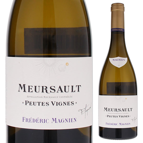 Meursault Les Peutes Vignes Frederic Magnienフレデリック マニャン （詳細はこちら）限りなくドメーヌに近いネゴシアンとして評価の高いフレデリック・マニャンが手がけるムルソー。マセラシオンは1日。自然酵母で発酵させます。マロラクティック発酵の後、15 ヶ月の樽熟成には2〜3年乾燥の樽を仕様します。オリ引きをし、軽くフィルタリングさせてボトリング。年間4000本の生産です。ヴォルネイ寄りの区画で出来るムルソーは豊かなミネラル分を持ち、バターや黄色い花の香りがたち、南のムルソーと比べふくよかで飲みごたえのある味わいに仕上がると、フレデリック・マニャンは言います。飲むにつれて深みのある味わいを堪能することの出来る1本です。750mlシャルドネフランス・ブルゴーニュ・コート ド ボーヌ・ムルソームルソーAOC白自然派●自然派ワインについてこのワインは「できるだけ手を加えずに自然なまま」に造られているため、一般的なワインではあまり見られない色合いや澱、独特の香りや味わい、またボトルによっても違いがある場合があります。ワインの個性としてお楽しみください。●クール便をおすすめします※温度変化に弱いため、気温の高い時期は【クール便】をおすすめいたします。【クール便】をご希望の場合は、注文時の配送方法の欄で、必ず【クール便】に変更してください。他モールと在庫を共有しているため、在庫更新のタイミングにより、在庫切れの場合やむをえずキャンセルさせていただく場合もございますのでご了承ください。テラヴェール株式会社ムルソー レ プート ヴィーニュ フレデリック マニャンMeursault Les Peutes Vignes Frederic Magnien色調は淡く、ナチュラルで軽やか、繊細なブルゴーニュに回帰フレデリック マニャン Frederic Magnienここ数年でフレデリック マニャンのワインの評価は驚くほど高くなっています。確かに時代の流行もあり2000年代初めのフレデリックのワインは樽香が全面に出た力強いタイプのワインでした。しかし最近は、収穫時期を早め、全房の比率を高め、マセラシオンも短く、バトナージュも控えめに変更。2010年からは畑の個性（テロワール）を強める為にビオディナミに着手。今では、ほぼ全ての畑でビオディナミを導入しています。2017年からは60％以上、全房を使って発酵するようになりました。マニャンのワインはテロワールの個性をストレートに表現しています。以前に比べると色合いは淡く、ナチュラルで軽やか、繊細なブルゴーニュに回帰しています。ボーヌの醸造学校を卒業した後、フランスのみならず世界各国でワイン造りを学び、実家に戻ったのが1993年。その後1995年には自分の理想のワインを造るため、自身の名前を冠したネゴシアンワインの生産を始めました。より高品質のワインを造る為には、常に探究心を持ち努力し続けなくていけない。彼のワインのスタイルが変わってきたのも、テロワールを探究しワイン造りに専心してきた努力の結果。実際に年々彼のワインの評価は上がり、2012年版のベタンヌ・ドゥソーブ両氏のワインガイドでは、ネゴシアンとしては最高評価のBDマーク4つを獲得した。非常に喜ぶべき事だが、等の本人はいたって冷静で、黙々とワインを造り続けています。フレデリックが自分のワインを、しかもネゴシアンワインを造ろうと決心した大きな理由は、ブルゴーニュという特殊な土地において、生産者の趣向や時々のトレンドを追うものではなく、異なるテロワールの個性が自然な形で引き出されているワインを造りたかったのです。それは限られた畑のみを所有するドメーヌでは限界がありました。「ネゴシアンであるが故に、自分の望むテロワールを表現したワインを造る事が出来る」。その為になによりも大事なのは畑選び。彼は朝日が一番早く当たる区画（＝日照量に恵まれた区画）を厳選しています。新しい畑を探す際はお気に入りの自転車で陽の昇る前から畑を視察。そして朝日が上り始め、最初に陽が当たる畑を中心に土壌を見極めながら区画を選定します。クリュの境界線は完璧に頭に入っていて、下層の土壌についても熟知していると彼は語ります。ネゴシアンを立ち上げてから既に15年以上経ちますが、フレデリックはまだ40歳を過ぎたばかり、これからのブルゴーニュを担う若手として、今後も素晴らしい飛躍が期待できる造り手です。