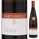 Verdicchio Dei Castelli Di Jesi Balciana Sartarelliサルタレッリ （詳細はこちら）北東斜面で特異な気象条件を有する9.5ヘクタールの畑。11月末までに数回に分けて収穫を行う。収穫は4〜5房/樹に制限し、20hl/haまでにおさえることによりヴェルディッキオでもトップクラスの凝縮度を誇る。一部には貴腐葡萄も混ざっている為、独特の風味を感じさせる。750mlヴェルディッキオイタリア・マルケヴェルディッキオ デイ カステッリ ディ イエージDOC白自然派●自然派ワインについてこのワインは「できるだけ手を加えずに自然なまま」に造られているため、一般的なワインではあまり見られない色合いや澱、独特の香りや味わい、またボトルによっても違いがある場合があります。ワインの個性としてお楽しみください。●クール便をおすすめします※温度変化に弱いため、気温の高い時期は【クール便】をおすすめいたします。【クール便】をご希望の場合は、注文時の配送方法の欄で、必ず【クール便】に変更してください。他モールと在庫を共有しているため、在庫更新のタイミングにより、在庫切れの場合やむをえずキャンセルさせていただく場合もございますのでご了承ください。テラヴェール株式会社『ビベンダ』7年連続最高賞！なんと11月まで時間をかけて健全に完熟する奇跡のヴェルディッキオ！イタリア三大ワインガイド最高賞総なめ！伊首相官邸でも使用される「バルチャーナ」ヴェルディッキオ デイ カステッリ ディ イエージ バルチャーナ サルタレッリVerdicchio Dei Castelli Di Jesi Balciana Sartarelli商品情報イタリア首相や大統領官邸で使用されイタリア三大ワインガイド全てで最高賞を総なめサルタレッリが世界に誇るスーパーヴェルッディッキオが「バルチャーナ」です。イタリア首相や大統領官邸など公の会合でも使われ、まさに「イタリア白ワインの顔」として名高い素晴らしい実力を備えたヴェルディッキオです。毎年のようにワインガイド各誌で最高賞を獲得していて、2018年は『ビベンダ2021』で最高賞5グラッポリを獲得！これにより2012-2018ヴィンテージ7年連続で最高賞の栄誉に輝いています！紛れも無くイタリア最高峰の白ワインです。貴腐菌が付く程の遅摘みと厳しく選別されたブドウ畑は北東向きの斜面で、ゆっくりと葡萄を完熟させます。また、標高が280〜380mと高く、周囲に森があって常に涼しく、10月頃から霧がかかります。1本の樹に付く葡萄は僅か4〜5房に制限し、1ヘクタール当たり15〜20ヘクトリットルまで収穫量を厳しく抑えます。摘み取りは、11月〜12月に、5〜6回に分けて行います。一部のブドウには貴腐菌も付き、出来あがるワインには濃厚な香りが感じられます。厳しく選別し（最初の35％にまで減る）、柔らかくプレス、温度管理の下ステンレスタンクで4週間発酵します。8〜10ヶ月間熟成されリリースされます。暑いマルケでも、日照量の少ない北向きの斜面のミクロクリマから産まれる希少な「バルチャーナ」2019年6月、サルタレッリ社のパトリツィオ キアッケリーニ氏にお話を聞きました。「バルチャーナというのは単一畑であり、このゾーンの名前でもあります。少なくとも300年前から存在している名前です。「ヴァッレサーナ」（健全な谷）が語源となっています。この畑を持っているのは私達だけです。暑いマルケでも、日照量の少ない北向きの斜面である事、ここにしかないでミクロクリマ（微気候）が重なりヴェルディッキオは生育サイクルが比較的ゆっくりでハンギングタイムが長くなります。1994年が初ヴィンテージです。Q.ステンレスタンクのみで造ったワインとは思えない程の深みと厚み、複雑な味わいの辛口に仕上がっていますね。驚きです。バルチャーナはイタリア国内外で高い評価を受け「成功したヴェルディッキオ」として注目を集めました。他の生産者が遅摘みの辛口ヴェルディッキオを造ろうとトライしたのですが、まずブドウが干しブドウ化して糖度が高くなり過ぎて、酵母がアルコールを食い切らずに辛口ワインとならないのです。他の生産者が真似をしようしても成功していないですね。このテロワールでないと産み出す事の出来ないワインだと思います。凄く複雑味のあるワインで、トロピカルフルーツの特徴的な香りがあるワインなので、ワインと合わせづらいとされる干し鱈料理や脂分の多いお肉料理、スパイシーな料理とも合わせる事が出来ます。空になったグラスからも素晴らしい香りが感じられます」と話してくれました。【受賞歴】ビベンダで5グラッポリ獲得(2018-2012)、ワインアドヴォケイトで93点(2016)生産者情報サルタレッリ Sartarelli元々パン職人だったパトリツィオと夫人サルタレッリが経するワイナリーサルタレッリは、パトリッツィオ　キアッキアリーニと夫人のドナテッラ　サルタレッリが経営しており、息子のトマーゾは2011年に醸造学校を卒業し畑のアグロノミストと一緒に働いています。エノロゴはアルベルト　マッツォーニです。パトリッツィオは、1990年まではパン職人で、ワイン造りは全くの趣味でしかありませんでした。父親の畑を引継ぎヴェルッディッキオのみを栽培ワインを本格的に造り出すきっかけとなったのは、義理の父親が1970年に14haの葡萄畑を購入して少しずつワイン造りをしていたことです。1989年にその義理の父親が亡くなり、パトリッツィオが引き継ぎ、畑を少しずつ買い足し、現在では58haになっています。イエージの町から10kmほど離れたモンテカロット(Montecarotto)村のサルタレッリ家のセラーは、丘陵地帯にあり、畑はほとんどセラーに隣接し、古い機械を使用して、地表から深い所に苗を植えています。ブドウは100％ヴェルディッキオを栽培しています（法律上15％までなら何かを混ぜることが可）。「ヴェルディッキオ100％ですべてのワインを造っている人は他にいない。1商品だけ作っている人はいるかもしれないけどね」。とサルタレッリは語ります。パン職人の経験を活かした管理の難しい生の酵母を使用肥料は農協からの家畜の糞を固形にしたもの、害虫にはフェロモンカプセルを使用するなど、農薬や化学的物質は使用しません。苗木屋にはヴェルディッキオは3〜4種類しかないので、古い樹齢の葡萄を分析して、自ら32種類の苗木を開発しています。選果されたブドウの一番絞りのみでワインを造る、品質至上主義を頑なに貫いています。パン職人だった経験を生かし、管理の難しい生（なま）の酵母を使っています。それによって、糖分が残らず、ゆっくりと最後まで醗酵出来、アルコールが高めになります。ヴェルディッキオのイメージを一新させられるピュアでみずみずしい旨味リリースされる3つのクラスとも醸造は全てスレンレスタンクを使い、同じ方法で行っており、違いは畑と収穫方法のみです。サルタレッリは「最近スタイルを真似する生産者が多いので困るよ」「ワインは畑で出来るものだ！！毎年醸造過程は同じだけれど、品質は年によってずいぶん差がある！！」と話しています。出来あがるワインはどれもピュアでみずみずしく、旨味に満ちたものばかりです。サルタレッリのワインは、多くの人がいだいているヴェルディッキオのD.O.C.のイメージをおそらく一新させることでしょう。●サルタレッリの突撃インタビュー(2019年5月22日)　最高品質を貫くヴェルディッキオのスペシャリスト！イタリア三大ワインガイド最高賞の常連「サルタレッリ」突撃インタビューはこちら＞＞