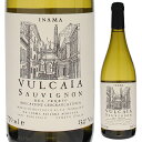 Vulcaia Sauvignon Del Veneto Inamaイナマ （詳細はこちら）一般的なソーヴィニョンにイメージされる「青さ」がなく、完熟果実と甘い花の香り。トロピカルフルーツやリンゴの香りにミネラルの風味が重なります。完熟したソーヴィニョンから造るため、果実味が非常に豊かでミネラルを強く感じます。シトラスの風味を伴う複雑な余韻は非常に心地良く長いです。牡蠣やアサリ、巻貝、アスパラガスのオムレツとの相性が良いです。ヴェネトの料理だとアスパラガスと卵、オーブン焼きのウサギの肉レモン添え等。マグロのように味のハッキリしたものや味の濃いドレッシングのサラダにとてもよく合います。ステンレスタンクで発酵、熟成。750mlソーヴィニョンイタリア・ヴェネトソーヴィニョン デル ヴェネトIGT白他モールと在庫を共有しているため、在庫更新のタイミングにより、在庫切れの場合やむをえずキャンセルさせていただく場合もございますのでご了承ください。パシフィック洋行株式会社ソアーヴェ「フォスカリーノ」地区の偉大なポテンシャルを国際品種ソーヴィニヨンで証明したキュヴェ「ヴルカイア」ヴルカイア ソーヴィニョン デル ヴェネト イナマVulcaia Sauvignon Del Veneto Inama完熟したソーヴィニヨンの豊かな果実味と強いミネラルワインジャーナリストから注目を集めたソーヴィニョン2018年2月、イナマ社のアレッシオイナマ氏と2016ヴィンテージを試飲しました。「ソーヴィニョンとシャルドネはイナマのブランドを造り上げる重要な役割があります。90年代はソアーヴェを販売するのが難しい時代となりました。70年代のソアーヴェの一大ブームも終わっていた事も要因です。ソアーヴェを売るのが難しいとされていた1991年にイナマはワインをボトリングし販売を始める訳ですが、その時初めて販売したのはソアーヴェクラシコではなく、ソーヴィニョンだったのです。ソアーヴェクラシコエリアのイナマからソーヴィニョンがリリースされた事はニュースとなり、ワインジャーナリストからも大変注目を集めました。1991年にステンレスタンク熟成のヴルカイア、樽熟成のヴルカイア フュメで2種類のソーヴィニョンを初リリースした、翌1992年に初めてソアーヴェクラシコをリリースしました。ヴルカイアは「火山」を意味しています。火山性土壌で育ったという意味があります。どちらも同じソーヴィニョン種を使用しています。選別して良いブドウをヴルカイア フュメに使用しています」と話してくれました。ソアーヴェ クラシコから「世界に通用する白ワインを造ることができる」事を証明したイナマのソーヴィニョンソアーヴェ クラシコ地区でガルガネーガ以外の国際品種シャルドネ、ソーヴィニヨンブランも栽培し「世界に通用する白ワインを造ることができる」ことを証明して見せたイナマのソーヴィニヨンです。ソアーヴェにおける最上級地区「フォスカリーノ」。今でこそ世界に誇る最高峰のソアーヴェを造るエリアとして広く認識されていますが、20年前にはソアーヴェにそのようなポテンシャルがあることを誰も信じていませんでした。フォスカリーノは、ソアーヴェクラシコのエリアの中で歴史的に最上級とされる丘陵地で、南、南東、南西向きの斜面地の畑、ワインにミネラルを与える火山灰土壌を持ちます。「火山灰土壌の斜面で世界に通用する白ワインが造れる」と確信していたイナマ氏は、どれだけ素晴らしい品質でも「ソアーヴェ」という名前のワインでは正しい評価がされない※と考え、80年代後半、この地に初めて国際品種ソーヴィニヨンを植樹します。※ソアーヴェは、大量生産や新規参入の影響で品質の低下が囁かれていた時期がありました。瞬く間に世界中で高い評価を獲得した完熟ブドウのソーヴィニョン1991年、初めて瓶詰めされたソーヴィニヨンは、彼らが思い描いた通り素晴らしい出来栄えでした。一般的なソーヴィニョンにイメージされる「青さ」がなく、完熟果実と甘い花の香り。トロピカルフルーツやリンゴの香りにミネラルの風味が重なります。完熟したソーヴィニョンから造るため、果実味が非常に豊かでミネラルを強く感じます。シトラスの風味を伴う複雑な余韻は非常に心地良く長いです。牡蠣やアサリ、巻貝、アスパラガスのオムレツとの相性が良いです。ヴェネトの料理だとアスパラガスと卵、オーブン焼きのウサギの肉レモン添え等。マグロのように味のハッキリしたものや味の濃いドレッシングのサラダにとてもよく合います。この素晴らしい白ワインは、瞬く間に世界中で高い評価を獲得、今日の再評価に繋がりました。「テロワールの特徴が、品種の特徴を超えた」ステファノ イナマ氏自ら「テロワールの特徴が、品種の特徴を超えた」と語るソーヴィニヨンの逸品。「フォスカリーノ」のテロワールを大いに感じさせてくれるワインです。フォスカリーノがソアヴェ最上級と言われることを裏付けることの一つが2000年前からここでブドウが造られていた事実。ギリシャから南イタリアに伝わったワイン造りが北イタリアへと向かった古代ローマ時代、当時の品種に適した火山性土壌の土地はここソアヴェのフォスカリーノだけでした。南、南東、南西向きの斜面地の畑、ワインにミネラルを与える火山灰土壌。先代のオーナーが1950年に購入し、フォスカリーノのテロワールを最大限に生かした偉大な白ワインを造っています。イナマのソアーヴェ「再興」のもう一つのプロジェクト、フォスカリーノの国際品種ソーヴィニヨン。その素晴らしさをどうぞご堪能ください！生産者情報イナマ Inamaワイナリー、イナマは、1950年、現オーナーのステファノ氏の父であるジュゼッペ・イナマ氏がソアーヴェクラシコ地区の中心地「モンテフォスカリーノ」の上部斜面の最良部分に畑を購入して始まりました。彼の目的は「この良質の土地の、樹齢の古いガルガーネガから、世界に通用する最高品質のワインを造ることにより、ソアーヴェクラシコを世界に通用するレベルに再生させる」と言うことでした。フォスカリーノは、ソアヴェクラシコのエリアの中で歴史的に最上級とされる丘陵地。約65haをイナマとアンセルミ、ジーニの3社が所有。そのうちイナマは28haを所有しています。ここに畑を持っていることがイナマの最大の強みで、オーナーのステファノ氏も他の造り手との違いは何かと聞くと「フォスカリーノに畑があること」と言い切っています。2000年以上も続くブドウ栽培の歴史を誇る最上級地区フォスカリーノで造るイナマの3つのソアーヴェクラシコソアーヴェクラシコの歴史は、2000年前、古代ローマ人がこのソアーヴェクラシコ地域にガルガーネガを栽培したことにさかのぼります。料理に合うワインとして「ミネラルのあるワイン」が好きだった古代ローマ人がブドウ栽培に選んだ土地は、「ミネラル豊富な土壌」であるシチリア、カンパーニャ、ラツィオ、ウンブリアの火山灰土壌の土地。北イタリアでは唯一ソアーヴェクラシコ地域がこの特徴を持つ土地だったのです。ソアーヴェクラシコの特徴は、「ミネラル」と「白い花の香り」。それはイナマのソアーヴェクラシコからもはっきりと感じられます。最上級地区フォスカリーノのテロワールを最大限に生かし、3つの異なる特徴を持つソアーヴェクラシコを造っています。畑の違い、樹齢の違い、そして醸造方法の違いによって生み出される魅力的なソアーヴェクラシコを飲み比べてお楽しみください。ソアーヴェクラシコの最上級地区で世界に通用する白ワインを造り出すソアーヴェクラシコ地区に28haの畑を所有。1つの醸造所で所有する畑としてはソアーヴェクラシコ地区で最大の規模です。その大部分が最高クリュのフォスカリーノにあります。ガルガーネガだけではなく、国際品種のソーヴィニョンとシャルドネも植樹。それは「火山灰土壌の斜面で世界に通用する白ワインを造ることができる」ことを証明したいという思いから。当時はだれも信じていなかったこの2品種から、今、偉大な白ワインが世界中で評価されています。1990年にコッリベリチ地区に畑を購入、赤ワインの生産を始めます。テーブルワインが量産されるこの地域で「最高級の赤ワインを造る」第一人者になることを目標とし、カベルネ、カルメネーレ、メルローで造る「ブラディシズモ」の成功を受け、赤ワインにおいても高い評価を受けています。●イナマの突撃インタビュー(2019年4月15日)　ガルガーネガとカルメネーレ種で世界に通用する実力者！更なる高みを目指す偉大なソアーヴェ「イナマ」突撃インタビューはこちら＞＞●イナマの突撃インタビュー(2018年2月7日)　「ソアーヴェエリアの概念を変えた」リーダー的存在！単独所有DOCでイタリア最高峰のカルメネーレ栽培に情熱を燃やす「イナマ」突撃インタビューはこちら＞＞