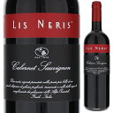 Cabernet Sauvignon Lis Nerisリス ネリス （詳細はこちら）熟成はフレンチオークバリックで約6ヶ月間。ボトリング後約2ヶ月間寝かせてからリリース。750mlカベルネ ソーヴィニョンイタリア・フリウリ ヴェネツィア ジュリアヴェネツィア ジュリアIGT赤他モールと在庫を共有しているため、在庫更新のタイミングにより、在庫切れの場合やむをえずキャンセルさせていただく場合もございますのでご了承ください。株式会社フードライナー親しみやすい小さな赤い果実の香りとまろやかな味わいのカベルネカベルネ ソーヴィニヨン リス ネリスCabernet Sauvignon Lis Neris商品情報現オーナーのアルヴァーロ ペコラーリ氏の四代前の祖先が、北はスロヴェニアとの国境に接し南にはイソンツォ川の川岸が広がるサン ロレンツィオ イソンティーノに居を構えワイン造りを始めたのは19世紀終盤でした。1990年代に入り、畑・醸造・熟成の全過程において大きな改革を行い現在のリス ネリス社のワインのスタイルを築き上げました。リス ネリス社はグリス、ピコル、ユローサ、ネリスと呼ばれる4つのブドウ畑を所有しています。カンティーナには最新の設備を導入し、最適な環境下で完熟したブドウはエレガントで洗練されたワインへと生まれ変わります。砂利の多い石灰質の土壌でグイヨーで仕立てられています。収穫はサン ロレンツォ地区のネリスの畑より10月頃ブドウを選別し、手摘みで行われます。アルコール発酵はステンレス タンクで26-30℃に温度管理のもと8-10日間かけて行います。熟成はフレンチオークのバリックで約6ヵ月間行い、ボトリング後2ヵ月間寝かせてからリリースされます。赤い小さな果実の香り、やわらかでバランスのとれたタンニンがあります。ナポリピザ、燻製肉などと相性のいいワインです。生産者情報リス ネリス Lis Neris1879年創業。家族経営を貫くフリウリ有数のワイナリーリス ネリス社は北はスロヴェニアとの国境に接し、南にはイソンツォ川の川岸が広がるサンテンロレンツォ イソンティーノにあります。この土地は昔、東アルプスの氷河から流れ出た水によって侵食された台地で石灰質土壌を有します。リス ネリスのワイン造りは4世代前の1879年に始まり、以来家族経営を貫くワイナリーです。1990年代に入り4代目オーナーのアルヴァーロ ペコラーリ氏によって畑、醸造、熟成まで全過程において大きな改革を行い現在のリス ネリスのワインスタイルを築き上げフリウリでも有数の知名度を誇るワイナリーとなりました。大胆な剪定と密植、そして低い収穫量によって生まれた完熟したぶどうからは、力強く濃厚でありながらもエレガントな味わいのワインが造られています。フリウリの言葉である「リス ネリス」は「黒い女性」という意味1993年まで「フランチェスコ ペコラーリ」というワイナリー名でしたが、1994年に「リス ネリス」というワイナリー名に変更しました。リス ネリスとは一般的なイタリア語の特徴とは異なるフリウリ独自の言葉で、創業時、一番最初に購入した区画に付けられていた名前です。1700年代は個々の畑に名前をつけなければならず、当時の人間が呼んでいた畑名「リス ネリス」がそのまま地図中に残っていました。歴史的に約500年間オーストリアの支配下にあったフリウリでは、イタリア語でもない、オーストリア語でもない独自の言語が発達していた歴史があります。フリウリの言葉である「リス ネリス」は「黒い女性」という意味があり、畑で働いていたのは男性よりも女性が多く、その女性たちが黒い服を着ての作業をしていた事から付けられたと記録が残っています。リス ネリスはGRIS、PICOL、JUROSA、NERIS と呼ばれる4つのブドウ畑を所有、全ての畑で苗木はこの地方らしく非常に狭い間隔で植えられています。ブドウ一粒一粒に更なる力を与えるために大胆な剪定（間引き）が施され、ヘクタール当たりの収穫量は非常に低く押さえられています。●リス ネリスの突撃インタビュー(2019年5月17日)　プロフェッショナルも注目する優美で滑らかな深み！フリウリ有数の名門家族経営カンティーナ「リスネリス」突撃インタビューはこちら＞＞