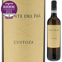 Custoza Monte Del Fraモンテ デル フラ （詳細はこちら）ガルガーネガのみ短時間クリオ・マセラシオン。あとは5品種とも全てソフトプレス、温度管理の下ステンレスタンクでアルコール発酵へと続く。緑の輝きを帯びた麦わら色がかった黄色。果実味溢れるアロマティックな香り、味わい深い爽やかな辛口白ワイン。食前酒としてはもちろんのこと、アンティパストやプリモ、甲殻類を使った料理、魚料理にも相性良し。750mlガルガーネガ、トレッビアーノトスカーノ、コルテーゼ、トカイフリウラーノ、シャルドネ、リースリングイタリコ、マルヴァジアイタリア・ヴェネト・クストーザクフトーザDOC白他モールと在庫を共有しているため、在庫更新のタイミングにより、在庫切れの場合やむをえずキャンセルさせていただく場合もございますのでご了承ください。株式会社フードライナーガンベロロッソによるコスパワインガイド『ベーレベーネ2023』クアリタ/プレッツォ賞！キレがあり奥深く豊かな味わい！7品種の絶妙ブレンドによる素晴らしい完成度を誇るモンテ デル フラのリーズナブル白「クストーザ」クストーザ モンテ デル フラCustoza Monte Del Fra商品情報最高峰と誉れ高いクストーザ「カ デル マーグロ」の造り手モンテ デル フラのベーシック クストーザ。が『ベーレベーネ2023』で、特に優れたお買い得ワインに与えられる「クアリタ/プレッツォ賞」を受賞しています！（2021ヴィンテージ）7種のブドウを絶妙にブレンドした「クストーザ」ガルダ湖の南東に位置する畑は標高100〜150メートル、石灰岩に粘土、砂質が混じる土壌です。ブドウはガルガーネガ、トレッビアーノ、フリウラーノ、コルテーゼ、シャルドネ、リースリング イタリコ、マルヴァジアが絶妙にブレンドされています。例年9月初旬にシャルドネとフリウラーノ、リースリング イタリコ、マルヴァジアを収穫します。中旬にコルテーゼ、10月からガルガーネガとトレッビアーノの順でそれぞれのブドウの熟度に応じて収穫期を細かく分けています。温度管理されたステンレスタンクでブドウ品種毎に分けて醸造し、ブレンドされます。すっきりとしていながらも奥深く豊かな余韻明度が高くグリーンのトーンがほのかに混じる麦藁色です。グレープフルーツや白い花に、石灰、ミネラル、レモンやリンゴのニュアンスが綺麗に重なる、清々しく伸びやかな香りの印象です。飲むと、充実したミネラルと軽快でフレッシュな果実味に綺麗な酸味とほろ苦くドライな余韻が心地良く感じられます。ブドウの巧みなブレンドによる味わいは、キレがあり、すっきりとしていながらも奥深いもので余韻も豊かです、。価格帯を越えるパフォーマンスと高い完成度を持つリーズナブルワイントスカニースタッフで試飲しましたが、非常に完成度の高いリーズナブルワインです。7種のブドウのブレンドによる味わいの深さと風味の良さはこの価格帯のワインでは飛びぬけた素晴らしいパフォーマンスがあります。単体で飲んでも十分楽しめますが、幅広く料理との合わせやすいワインです。特にサラダや甲殻類を使った前菜との相性はすこぶる抜群です。またミネラル感とフレッシュさに合わせて川魚の塩焼き等とも楽しめるワインです。是非一度お試しください。【受賞歴】ベーレベーネ2023でクアリタ/プレッツォ賞獲得(2021)生産者情報モンテ デル フラ Monte Del Fra1958年クストーザに創業、エリア最大のワインメーカーモンテ デル フラ社は1958年、ヴェローナから15kmほどのガルダ湖近隣の丘陵地帯クストーザ地区、ソンマカンパーニャに創業しました。畜産と桃・キウイ農家から始まり、徐々に地元レストラン用ワインを造り始め、今では200ヘクタールのブドウ畑を所有するまでに成長、現在年間180万本を生産し47ヶ国に輸出する、クストーザ地区では最大のワインメーカーとなった家族経営の会社です。1971年DOC認定。エリアを代表する辛口白「クストーザ」イタリア最大の湖の南東に位置する海抜50〜150メートルの丘陵地帯。ライムストーンや粘土、砂礫など氷堆積による非常に多様な土壌を持ちます。歴史的にはイタリア独立戦争の下、二度の大きな戦乱（1848年、1866年）があったことで知られる場所です。地名を冠するワイン「クストーザ」は1971年DOCに認定されたこの地を代表する果実味の豊かさとアロマティックな風味が特徴の辛口白ワインです。ヴァルポリチェッラ地区に新たに畑を購入またこの10年ほどでメッツォ ディ レーナのレーナ川岸沿いにあるフマーネ村、ヴァルポリチェッラ クラシコ地区にも美しいワイナリーを購入しました。ブドウ樹と畑の適材適所を徹底的にリサーチし実行した結果、高品質なブドウの生産者となり、得た原料は高品質なワイン造りを支えています。『ガンベロ ロッソ』最高賞トレビッキエリの常連「カ デル マーグロ」モンテ デル フラの「カ デル マーグロ」はコクと爽やかさがあり余韻に浸れる味わいで『ガンベロ ロッソ』最高賞トレビッキエリの常連。2012ヴィンテージは『ガンベロロッソ』 2015年ベスト白ワイン賞に選ばれました。この地の白ブドウを巧みにブレンドし、クリュのテロワールを余すところ無く表現した素晴らしいワインをリリースしています。モンテ デル フラが造る健全なワインクストーザ地区最大かつ家族経営という条件は、最新技術への挑戦と投資を可能にし、こだわりを具現化できます。ワインを売る者、嗜む者にとって健全なワインを手にしてほしい、幸せな気持ちで販売し、胃の重さや頭痛に悩まされることなく楽しんで飲んでもらいたい、また多くの人々がアレルギーや不耐性・過敏症などに苦しむ現在、科学的処置を減らしていきたい、という思いでワイン造りに取り組んでおり、様々な試みを通して亜硫酸塩の使用を出来る限り抑えています。（以下一例）農薬に頼らず害虫解除コンフュージョン セクシャル：ホルモンカプセルによる害虫の繁殖を防止する装置で、クストーザ地区では初めて導入。農薬に頼らず害虫解除する方法でより健やかなブドウを収穫できます。低温処理で亜硫酸塩の使用を法定許容量の3分の1にまで減らす白ワイン：気温の低い夜間に収穫し、収穫直後にドライアイスを投入、収穫場所からワイナリーに運ぶまでの間の酸化を防ぎます。低温処理するということはバクテリアからの攻撃を軽減するため、亜硫酸塩の使用を法定許容量の3分の1にまで減らしています。 UVA（紫外線）ランプを使い亜硫酸塩の使用を法定許容量の2分の1までに抑える赤ワイン：木樽熟成庫にUVA（紫外線）ランプを毎晩4時間点灯。周囲の殺菌、バクテリアや虫を殲滅し亜硫酸塩の使用を法定許容量の2分の1にまで抑えています。●モンテ デル フラの突撃インタビュー(2018年4月2日)　『ガンベロロッソ』8年連続最高賞＆世界的評論家達も舌を巻く驚きのコスパ！クストーザ最大の造り手「モンテデルフラ」突撃インタビューはこちら＞＞