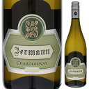 Chardonnay Jermannイエルマン （詳細はこちら）グラスに注ぐと、レモンや洋梨、白い花の優しいアロマが香り立ちます。熟したバナナを思わせるコクや、ほのかにブリオッシュのような甘やかなニュアンス。心地よい酸味とフレッシュな果実味のアタックで、みずみずしい印象があります。ほどよいヴォリューム感ですが、ミネラルも感じシャープなスタイル。フレッシュな酸、ヘビー＆リッチな果実味とミネラル感が素晴らしいバランスでまとまっており、その出来はさすがイエルマンと言える逸品です。ステンレスタンクで約6ヶ月シュールリー。750mlシャルドネイタリア・フリウリ ヴェネツィア ジュリアヴェネツィア ジュリアIGT白他モールと在庫を共有しているため、在庫更新のタイミングにより、在庫切れの場合やむをえずキャンセルさせていただく場合もございますのでご了承ください。エノテカ株式会社イタリア屈指の白ワインの造り手が贈るリッチな果実味とミネラル感が素晴らしい1本シャルドネ イエルマンChardonnay Jermann商品情報イタリア屈指の白ワインの造り手、イエルマン。こちらの「イエルマン・シャルドネ」は彼らの名を世界に知らしめた記念碑的白ワイン「ワー・ドリームス」のジュニア版といえるシャルドネです。私達がワイン造りで一番大切にしている事は「香りと味わいのバランス」「アルコール度数が高くなり過ぎない」事2018年11月、アロイツ フェリックス イエルマン氏にお話を聞きました。「私達がワイン造りで一番大切にしている事は「香りと味わいのバランス」「アルコール度数が高くなり過ぎない」事です。アルコール度数を高くしないのは飲み手の事も考えての事であって、飲みにくいワインとなってしまわないように。理想的には一人ですっと1本開けられるようなワインですかね。勿論（飲む量は）個人差がありますが。いかに気軽に飲んで頂けるかが重要だと思います。シャルドネはマセラシオンを行いません。シンプルでありながらエレガント、クリーンな味わいとなっています。少しバニラの香りも広がります。これはクラシックなシャルドネの特徴です。2017年は2015、2016に比べて全く異なるキャラクターです。ラベルに描かれた「S」の文字は父シルヴィオの頭文字を取ったロゴです。昔の書物等で、始まりの文字をあえて大きく書く事になぞらえて、イエルマンの「J」の文字は大きく書かれています」と話してくれました。グラスに注ぐと、レモンや洋梨、白い花の優しいアロマが香り立ちます。熟したバナナを思わせるコクや、ほのかにブリオッシュのような甘やかなニュアンス。心地よい酸味とフレッシュな果実味のアタックで、みずみずしい印象があります。ほどよいヴォリューム感ですが、ミネラルも感じシャープなスタイル。フレッシュな酸、ヘビー＆リッチな果実味とミネラル感が素晴らしいバランスでまとまっており、その出来はさすがイエルマンと言える逸品です。生産者情報イエルマン Jermannイタリア最高峰の白ワインの造り手「イエルマン」イタリア最高の白ワインの造り手として世界中にその名をはせるイエルマンは、オーストリアとスロベニアに接する、イタリア最北東フリウリ ヴェネツィア ジュリアへ、オーストリアから1881年に移住してきた家族です。1900年代の始めには、ゴリツィアにあるヴィッラノーヴァ ディ ファッラ村に所有する畑でブドウ造りを始め、それが家族の中心の仕事になっていきます。飲んだ人を魅了させるワインを造りたいイエルマンのワインがこれほど絶賛されるようになったのは現オーナーで創設者の曾孫に当たるシルヴィオ氏の功績。彼がコネリアーノ醸造学校で勉強をしていた1960年代後半は、「アルコール度数が高く、重たいだけのワイン」が主流でした。それに反発したシルヴィオ氏は、「豊かなアロマを持ち、より近代的な味わいで強い個性が表現でき、飲んだ人を魅了させるワインを造りたい」と、自分の夢に向かってまい進します。1975年に完璧と評された白「ヴィンテージ トゥニーナ」が誕生この目的を実現するため、師と仰いだマリオ スキオペット氏の薦めもありサン ミケーレ アッラディジェ醸造学校で研究を始めます。そしてついに、類い希な個性を持ち、「完璧」と評されたヴィンテージ トゥニーナが誕生！1975年に「ピノ ビアンコ」として生まれたヴィンテージ トゥニーナ。実はピノ ビアンコと思っていたのはシャルドネだったのですが、当時は誰もそれに気がつかなかったそう。そして、その頃からソーヴィニョン、リボッラ、マルヴァジア、ピコリットが少しずつ使われていて、その品種構成は現在まで変わっていません。『ガンベロ ロッソ』イタリアを変えたワイン第5位にランクイン醸造方法もほとんど変化していないヴィンテージ トゥニーナ。今もなお個性的で類い希なワインとして知られていますが、当時、このワインから受けた衝撃と来たらものすごいものがあったに違いありません。発行20周年を迎えた『ガンベロ ロッソ』が、それを記念して発表した「イタリアを変えたワイン」で堂々の第5位！このワインがいかに長い間高い支持を受けてきたのかがよくわかります。世界的ロックバンドU2の楽曲のオマージュから産まれた「ワー ドリームス」さらに1987年には、現在「ワー ドリームス」というシンプルな名前で呼ばれるようになったワイン「Where the Dreams Have No Ends」が初リリース(その後 「Were Dreams, Now It Is Just Wine!」に）。世界的ロックバンドU2の曲「Where the Streets Have No Name」へのオマージュとしても知られるこのワインは、樽熟成をさせたシャルドネから造られる、「信じられないほどのエレガントさのあるワイン（ドゥエミラヴィーニ）」として評判になりました。 毎年高い評価を受ける「ワードリームズ」。フルーツを思わせる魅惑的な香りに、バニラ、ブリオッシュなどを感じる濃厚かつ甘美なアロマがグラスから立ち上がり、飲む前から心が躍ります。桃やアプリコットを感じさせる風味が口の中でまろやかに広がり、厚みのある果実味と柔らかな酸味が絶妙な調和を保ち、エネルギーに満ち溢れた味わい。ふっくらと温かな余韻が驚くほど長く続きます。ワー・ドリームスという名前の通り、まさに夢のようなひとときをもたらしてくれる逸品です。●イエルマンの突撃インタビュー(2019年11月22日)　北イタリアの宝石イエルマン！ミリ単位の緻密な品質管理から造られる衝撃の混植混醸「ヴィンテージトゥニーナ」「カポマルティーノ」と“白ワインの王様”「ワードリームス」で世界中を魅了するイエルマン突撃インタビューはこちら＞＞●イエルマンの突撃インタビュー(2018年11月1日)　フリウリをイタリア随一の白ワイン産地に押し上げた偉大なカンティーナ！「北イタリアの宝石」イエルマン突撃インタビューはこちら＞＞