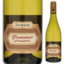 Traminer Aromatico Jermannイエルマン （詳細はこちら）白い花の香りやライチのような甘く深い香りが口に広がる香り高いワイン。とろみさえも感じる濃厚な果実味が特徴。750mlトラミネルアロマティコイタリア・フリウリ ヴェネツィア ジュリアヴェネツィア ジュリアIGT白他モールと在庫を共有しているため、在庫更新のタイミングにより、在庫切れの場合やむをえずキャンセルさせていただく場合もございますのでご了承ください。エノテカ株式会社イタリア屈指の白ワインの造り手イエルマンゲヴェルツトラミネールを使用したアロマティックな香りとクールな清涼感！トラミネール アロマティコ イエルマンTraminer Aromatico Jermann商品情報イエルマンはフリウリ ヴェネツィア ジュリア州を「現代イタリア白ワインの聖地」と評されるまでに高めた造り手です。その最大の魅力は、伝統的な製法、抜群のセンスと革新が融合したスタイルにあります。イエルマンはクリアで洗練されたモダンなテイストで一躍世界レベルまで辿り着くことに成功しました。このワインはゲヴェルツトラミネールを使用。清涼感のあるアロマティックな香り溢れる味わいの辛口白ワインに仕上がっています。2021年は『ジェームズサックリング』92点を獲得しています。しっかりボディと爽やかな酸が絶妙。バランスのとれた味わい金色がかった明るい麦わらの色調。白桃やライチ、大輪の白い花を思わせるアロマが香り立ちます。しっかりとしたボディの中に、爽快な酸が備わっておりバランスのとれた味わい。果皮由来のほろ苦さをかすかに伴う、芳醇で繊細なトラミネール アロマティコの魅力を存分にお楽しみいただけます。トラミネール アロマティコはゲヴェルツトラミネールのイタリア名トラミネール アロマティコとは、ゲヴェルツトラミネールのイタリアでの名前。アロマティコの名の通り、グラスに注ぐと甘く香り高いアロマが広がります。黄金色の輝きある麦わら色で、コクがありながらもハーブのニュアンスも感じ取れ、「かなり濃度のある果汁とクールな清涼感＝イエルマンのスタイル」を存分に味わえる1本です。 パクチーを使ったアジア料理のスパイシーさや、インドカレーの辛さを包み込んでくれ好相性。口の中で広がる豊かなマリアージュをどうぞお楽しみください。【受賞歴】ジェームズサックリングで92点(2021)生産者情報イエルマン Jermannイタリア最高峰の白ワインの造り手「イエルマン」イタリア最高の白ワインの造り手として世界中にその名をはせるイエルマンは、オーストリアとスロベニアに接する、イタリア最北東フリウリ ヴェネツィア ジュリアへ、オーストリアから1881年に移住してきた家族です。1900年代の始めには、ゴリツィアにあるヴィッラノーヴァ ディ ファッラ村に所有する畑でブドウ造りを始め、それが家族の中心の仕事になっていきます。飲んだ人を魅了させるワインを造りたいイエルマンのワインがこれほど絶賛されるようになったのは現オーナーで創設者の曾孫に当たるシルヴィオ氏の功績。彼がコネリアーノ醸造学校で勉強をしていた1960年代後半は、「アルコール度数が高く、重たいだけのワイン」が主流でした。それに反発したシルヴィオ氏は、「豊かなアロマを持ち、より近代的な味わいで強い個性が表現でき、飲んだ人を魅了させるワインを造りたい」と、自分の夢に向かってまい進します。1975年に完璧と評された白「ヴィンテージ トゥニーナ」が誕生この目的を実現するため、師と仰いだマリオ スキオペット氏の薦めもありサン ミケーレ アッラディジェ醸造学校で研究を始めます。そしてついに、類い希な個性を持ち、「完璧」と評されたヴィンテージ トゥニーナが誕生！1975年に「ピノ ビアンコ」として生まれたヴィンテージ トゥニーナ。実はピノ ビアンコと思っていたのはシャルドネだったのですが、当時は誰もそれに気がつかなかったそう。そして、その頃からソーヴィニョン、リボッラ、マルヴァジア、ピコリットが少しずつ使われていて、その品種構成は現在まで変わっていません。『ガンベロ ロッソ』イタリアを変えたワイン第5位にランクイン醸造方法もほとんど変化していないヴィンテージ トゥニーナ。今もなお個性的で類い希なワインとして知られていますが、当時、このワインから受けた衝撃と来たらものすごいものがあったに違いありません。発行20周年を迎えた『ガンベロ ロッソ』が、それを記念して発表した「イタリアを変えたワイン」で堂々の第5位！このワインがいかに長い間高い支持を受けてきたのかがよくわかります。世界的ロックバンドU2の楽曲のオマージュから産まれた「ワー ドリームス」さらに1987年には、現在「ワー ドリームス」というシンプルな名前で呼ばれるようになったワイン「Where the Dreams Have No Ends」が初リリース(その後 「Were Dreams, Now It Is Just Wine!」に）。世界的ロックバンドU2の曲「Where the Streets Have No Name」へのオマージュとしても知られるこのワインは、樽熟成をさせたシャルドネから造られる、「信じられないほどのエレガントさのあるワイン（ドゥエミラヴィーニ）」として評判になりました。 毎年高い評価を受ける「ワードリームズ」。フルーツを思わせる魅惑的な香りに、バニラ、ブリオッシュなどを感じる濃厚かつ甘美なアロマがグラスから立ち上がり、飲む前から心が躍ります。桃やアプリコットを感じさせる風味が口の中でまろやかに広がり、厚みのある果実味と柔らかな酸味が絶妙な調和を保ち、エネルギーに満ち溢れた味わい。ふっくらと温かな余韻が驚くほど長く続きます。ワー・ドリームスという名前の通り、まさに夢のようなひとときをもたらしてくれる逸品です。●イエルマンの突撃インタビュー(2019年11月22日)　北イタリアの宝石イエルマン！ミリ単位の緻密な品質管理から造られる衝撃の混植混醸「ヴィンテージトゥニーナ」「カポマルティーノ」と“白ワインの王様”「ワードリームス」で世界中を魅了するイエルマン突撃インタビューはこちら＞＞●イエルマンの突撃インタビュー(2018年11月1日)　フリウリをイタリア随一の白ワイン産地に押し上げた偉大なカンティーナ！「北イタリアの宝石」イエルマン突撃インタビューはこちら＞＞