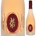 Franciacorta Rose Brut Vezzoliヴェッツォーリ （詳細はこちら）朱色に近い濃い色調。香り豊で花やオレンジ、赤い小さな果実やブリオッシュなどのアロマが香ります。フレッシュで味わいは濃く、かつバランスがとれておりピノ・ネロらしく果実味豊かで肉厚なスタイルです。750mlピノ ネロイタリア・ロンバルディアフランチャコルタDOCG発泡ロゼ他モールと在庫を共有しているため、在庫更新のタイミングにより、在庫切れの場合やむをえずキャンセルさせていただく場合もございますのでご了承ください。株式会社ヴィントナーズトレビッキエリを断った逸話を持つ通好みのフランチャコルタ「ヴェッツォーリ」のピノネロ100％辛口ロゼスパークリングフランチャコルタ ロゼ ブリュット ヴェッツォーリFranciacorta Rose Brut Vezzoli商品情報「トレビッキエーリなんかをもらったら、大事なお客様に、ワインを確保できなくなってしまう！」と、前代未聞のトレビッキエーリ辞退をした伝説の生産者ヴェッツォーリ！その彼が造るピノネロ単一の辛口ロゼスパークリングです！このフランチャコルタ ロゼ ブリュットはピノネロ100％で造られ、瓶内2次発酵後、最低36ヶ月間瓶熟ののちにリリースされる辛口ロゼスパークリングワインです。ピノ・ネロ由来の赤い果実のアロマが薫ります。しっかりとした味わいの辛口です。軽やかな酸味と赤い果実の風味が口の中に広がり、お食事の始まりから締めくくりまでこの1本で通してお楽しみいただけます。生産者情報ヴェッツォーリ Vezzoliフランチャコルタ最高条件の畑を所有するエブルスコ100年以上にわたってブドウ栽培をしてきたヴェッツォーリ家はフランチャコルタの中心、エルブスコの最高の条件の土地に畑を所有、自分たちの手による丁寧な畑仕事こそが品質につながるというこだわりをもつ造り手です。エブルスコにはカ デル ボスコ、ベラヴィスタ等高い評価を受けている生産者がエブルスコにあります。ワイン通に知られる素晴らしいワインオーナーであり醸造責任者のジュゼッペ氏は言葉少なく、あまり表に出ることが得意ではないため、評価誌等へのサンプル提出をあまり行わず、まだまだメディアへの露出は多くありません。しかし、ワイン通の間では家族経営で少量ながら厳しい品質基準から生み出された素晴らしいワイン、と周知されています。顧客第一主義のヴェッツォーリ『ガンベロロッソ』最高賞トレビッキエリを断るミラノのフォーシーズンズホテルのメインダイニングにハウスワインとして採用されるなど、ソムリエたちにも高い評価を受けています。また、かつては「有名になると今のお客様への供給が困難になる」という理由で『ガンベロロッソ』最高賞のトレビッキエリを断ってしまったこともありました。イタリア国内の造り手のだれもが憧れるトレビッキエリを断るなんて前代未聞のことでしたが、それだけ飲んでいただくお客様への思いにもこだわりのある造り手です。オリジナリティ溢れるフランチャコルタ造り2011年からはヴェッツォーリ家のダリオとジェシカが「自分たちのオリジナリティあふれるフランチャコルタを造りたい」と、「スーラリ」というブランド名でワイン造りを始めました。「メトド アンセストラル」という一次発酵で残った残糖分だけで二次発酵させる手法で造る彼らのフランチャコルタもまたヴェッツォーリの品質のこだわりを受け継いで成長しています。