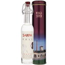 Grappa Sarpa Di Poli Poliポーリ （詳細はこちら）クラッシックグラッパ。カベルネ、メルロー。昔ながらの銅製の大釜から成る蒸留器を使って非連続式蒸留。フレッシュハーブ、ミント、薔薇、ゼラニウムのアロマ。クラシカルな若いグラッパ。シンプルだがコクがあり、力強く奥深い味わい。100mlカベルネ ソーヴィニョン、メルローイタリア・ヴェネトグラッパ他モールと在庫を共有しているため、在庫更新のタイミングにより、在庫切れの場合やむをえずキャンセルさせていただく場合もございますのでご了承ください。株式会社フードライナーグラッパの名門ポーリのクラシックグラッパ「サルパ ディ ポーリ」フレッシュハーブやバラのアロマ！シンプルながらもコクのある、力強く奥深い伝統の食後酒グラッパ サルパ ディ ポーリ ポーリGrappa Sarpa Di Poli Poli商品情報グラッパの聖地バッサーノデるグラッパ近郊のスキアヴォンにあるグラッパメーカー「ポーリ」が造るクラシックグラッパ「サルパ ディ ポーリ」。シンプルでグラッパの魅力を存分にお楽しみ頂けます。カベルネとメルローの搾りかすから造られます。昔ながらの銅製の大釜からなる蒸留器を使って非連続式蒸留。樽熟成をしないクラシカルな若いグラッパとして仕上げています。フレッシュハーブ、ミント、バラ、ゼラニウムのアロマ。シンプルながらもコクのある、力強く奥深い味わいです。生産者情報ポーリ Poliグラッパの聖地ヴェネト州バッサーノ・デル・グラッパ近郊のスキアヴォンにある1898年創設の家族経営のグラッパメーカー。創業者のジョバッタ・ポーリは手押し車に小さな蒸留器を載せて家々を回ってブドウの搾りかすを蒸留して生計を立てていました。その後、息子のジョヴァンニが蒸留所を設立しますが、彼は蒸気機関車のエンジンにヒントを得て独自の蒸留装置を開発することに成功し、グラッパを商品として販売することを始めました。現在は4代目のヤコポにその情熱は引き継がれ精力的な営業の結果、同社のファンはイタリアはもとより世界中に広がっています。いまではヴェネト州を代表するグラッパメーカーと言えるでしょう。●ポーリの突撃インタビュー(2022年10月5日)　グラッパの聖地「バッサーノ デル グラッパ」近郊で1世紀以上の歴史を誇るグラッパメーカー！革新的かつ多彩なスタイルで個性豊かなラインナップを生み出す「ポーリ」突撃インタビューはこちら＞＞