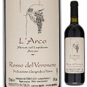 Rosso del Veronese L'arcoラルコ （詳細はこちら）気軽な食中酒を、と考えルーカが所有する畑の中でも樹齢の若いブドウを、ほとんどマセレーションをかけずにプレスをするので、明るいルビー色をしています。熟成には、セメントタンクと、一部大樽が用いられ、フレッシュな果実味を損なわないように気を使っています。サンジョヴェーゼやテロルデゴはほんの少量、遊び心程度に混醸されています。どんな食事にもあう、非常に飲みやすいワイン。香りには凝縮感があり、ストラクチャーを備えています。ステンレスタンクで数日間マセレーション、そのまま8ヶ月間熟成。大樽とセメントタンクで18ヶ月間熟成。750mlコルヴィーナ、ロンディネッラ、モリナーラ、サンジョヴェーゼ、テロルデゴ計イタリア・ヴェネトIGT赤自然派●自然派ワインについてこのワインは「できるだけ手を加えずに自然なまま」に造られているため、一般的なワインではあまり見られない色合いや澱、独特の香りや味わい、またボトルによっても違いがある場合があります。ワインの個性としてお楽しみください。●クール便をおすすめします※温度変化に弱いため、気温の高い時期は【クール便】をおすすめいたします。【クール便】をご希望の場合は、注文時の配送方法の欄で、必ず【クール便】に変更してください。他モールと在庫を共有しているため、在庫更新のタイミングにより、在庫切れの場合やむをえずキャンセルさせていただく場合もございますのでご了承ください。株式会社ラシーヌ“伝説のアマローネ” クインタレッリの哲学を受け継ぐ「ラルコ」フレッシュな果実味とスムーズな飲み心地！心地よい厚みも備えた大人気「ロッソ デル ヴェロネーゼ」ロッソ デル ヴェロネーゼ ラルコRosso del Veronese L'arco商品情報アマローネの巨匠ジュゼッペ クインタレッリで14歳の時から十数年間働いたルーカ氏によるワイナリー「ラルコ」のロッソ デル ヴェロネーゼ。リパッソ同様、愛好家の数に比べ、入荷量が圧倒的に少ないためすぐ品切れしてしまう人気商品です。クインタレッリからワイン造りの真髄を学んだルーカ・フェドゥリーゴ氏は、1999年から自分のワインを造り始めました。クインタレッリから受け継いだヴァルポリチェッラの伝統スタイルと、新しい自分の世界が表現されたワインはヨーロッパだけでなく、アメリカをはじめとする各国でも高い評価を得るに至り、いまやヴァルポリチェッラで最も注目される造り手のひとりとなりました。樹齢の若いブドウを使用。フレッシュな果実味と心地よい厚みを備える食事に寄り添う赤「ロッソ デル ヴェロネーゼ」は、食事に合わせやすく抜群の飲みやすさが魅力のワイン。気軽な食中酒を、という考えから所有する畑の中でも樹齢の若いブドウを使い、ほとんどマセレーションなしにプレス。熟成にはセメントタンクと一部大樽を使用。アマローネや上級キュヴェのルベオやパリオの旧樽を使っているため、優しい甘みと香りには凝縮感があり、ただ飲みやすいだけでない骨格も併せ持ちます。シーンを選ばず楽しめる飲みやすさと贅沢感を併せ持つ素晴らしいワインです。ラルコの師匠「ジュゼッペ クインタレッリ」とは「アマローネの伝説」と呼ばれるジュゼッペ・クインタレッリ。ヴァルポリチェッラの中で最もポテンシャルの高い地区といわれるネグラルの斜面に畑を所有、その急こう配の畑での作業はすべて手作業であることはもちろんのこと、さらに醸造、熟成、ボトル詰め、ラベル貼りというすべての作業が、機械を一切使わない人の手にだけで行われています。醸造に関しても自然酵母での自然な発酵はもちろん、発酵後もあえて何もせず自然に任せています。ワイン造りで重要なこと、それは「良い畑、良いブドウの樹、良い環境、低い収量。良い労働者。なにより良いワインを造り続ける情熱と余計な事をしないでゆっくり待つ忍耐力」そして「良いワイン造りには時間も必要です」と語っていました。2012年1月15日、惜しまれつつ84歳で亡くなりました（現在は孫のフランチェスコ氏が後継となりワイン造りを行っています）が、その意思はラルコをはじめ次の世代に引き継がれています。生産者情報ラルコ L'arco「ラルコ」は、アマローネの巨匠「クインタレッリ」に長年ブドウを販売していた栽培農家に生まれ、14歳から十数年間に渡りクインタレッリの下で働いたルーカ・フェドリーゴ氏が設立したワイナリーです。巨匠の身近で栽培と醸造を学び、ヴァルポリチェッラの伝統を表現するしっかりとした造り手です。ヴァルポリチェッラのワインが受け継いできた伝統をそのままに継承しながら、ヴァルポリチェッラらしいワインを生み出すことに細心の注意を払っています。クインタレッリから独立し、畑を購入し、1998年に初リリース。アマローネは90〜100日間の長期のアパッシメントをし、熟成もスラヴォニアオークの大樽熟成。栽培と醸造の両方において徹底して伝統的なやり方を貫きます。いっぽうで、師であるクインタレッリがそうであるように、カベルネフラン、カベルネソーヴィニョン、メルローのフランス系品種にも可能性を見出し、ルーカなりの方法でIGT「ルベオ」を生み出します。ワイナリー名の「ラルコ」は『ユピテルの拱門』と呼ばれる石でできたアーチに由来します。『ユピテルの拱門』は、ネグラールへ向かう道からよく見えます。数年前まで、フェドリーゴ一家はその拱門の近所に住んでいました。『ユピテルの拱門』は、その起源を16〜17世紀にまでさかのぼり、サン・ヴィート・ディ・ネグラールにある丘陵に沿ってそびえる7つの拱門のひとつです。ルーカにとってこの拱門は、過去の記憶を呼び起こさせるものであり、その記憶こそ、ルーカがワインの中に表現したいと願うものです。