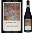 Montepulciano D'abruzzo Pietramoreピエトラモーレ （詳細はこちら）アブルツォ南部のキエーティでビオディナミワインを造るピエトラモーレの「モンテプルチアーノ ダブルッツォ」です。有機栽培で育てたモンテプルチアーノを手摘みで収穫。伝統的な開放桶で足踏みして得たブドウ果汁を醸造しています。カシスやブルベリーのアロマに、白胡椒などのスパイスのニュアンス。柔らかな口当たりで凝縮感のあるモンテプルチアーノ ダブルッツォです。750mlモンテプルチアーノイタリア・アブルッツォモンテプルチアーノ ダブルッツォDOC赤ビオディナミ他モールと在庫を共有しているため、在庫更新のタイミングにより、在庫切れの場合やむをえずキャンセルさせていただく場合もございますのでご了承ください。アプレヴトレーディング株式会社アブルツォのビオディナミ生産者「ピエトラモーレ」凝縮感がありながらスムースなタンニンで優しい口当たりモンテプルチアーノ ダブルッツォモンテプルチアーノ ダブルッツォ ピエトラモーレMontepulciano D'abruzzo Pietramore商品情報アブルツォ南部のキエーティでビオディナミワインを造るピエトラモーレの「モンテプルチアーノ ダブルッツォ」です。伝統的な開放桶で足踏みして得たブドウ果汁を醸造しています。カシスやブルベリーのアロマに、白胡椒などのスパイスのニュアンス。柔らかな口当たりで凝縮感のあるモンテプルチアーノ ダブルッツォです。凝縮感がありながらも優しい口当たりの赤ワイン2023年7月ピエトラモーレ社マリア ピア レオーネさんにお話を聞きました。「モンテプルチアーノ ダブルッツォは、味わいが強く出やすいヤンチャなブドウなので、どうやって優しくするかが課題。タンニンが強すぎない飲み心地の良い仕上がりを目指しています。カシスやブルーベリー、白胡椒のアロマ。スムースなタンニンがあり、凝縮感がありながらも優しい口当たりのワインです。赤身のお肉やチーズと相性がいいです。」手摘みで収穫したブドウを足踏みでプレスブドウは有機栽培で育てたモンテプルチアーノ ダブルッツォ100%を使用。畑は南東向き斜面にある粘土質土壌。ブドウを手摘みで収穫して、開放桶でブドウを足踏みでプレス。タンクに移し24-26度に保ちながら7-15日間マセラシオンを実施。途中、果汁を15-20％抜き取って深い色合いと凝縮感を高めています。ワインを自然な状態で安定させる為、発酵後タンクで数カ月間熟成させ、その後瓶でさらに1年以上熟成させてからリリースします。柔らかな口当たりで凝縮感のある味わいカシスやブルベリーのアロマに、白胡椒などのスパイスのニュアンスも感じられます。スムースなタンニンを持ち柔らかな口当たりでありながら、凝縮感のある味わいが余韻まで続きます。赤身肉のグリル、煮込み料理、熟成したチーズと相性抜群です。ラベルにはビオディナミにゆかりの星座をデザインピエトラモーレではビオディナミにおける宇宙、地球、生命の関係の中で生まれる魔法のような力に対する敬意を、それぞれのワインのラベルデザインで表しています。畑で見られる様々な鉱石の美しい色柄に、ビオディナミにゆかりの深い星座が暗闇で浮かび上がる様に工夫されています。モンテプルチアーノ ダブルッツォはカシオペア座が描かれています。有機認証やヴィーガンの各種機関から認証を取得裏ラベルには各種認証マークが記載されています。■demeterドイツの認証機関「デメター（デメテール）」によってビオディナミの認証を受けたマークです。■ユーロリーフEUの有機農業規則に従って生産された農産物であることを証明するマークです。■ccpb有機製品や環境的に持続可能な製品の検査と管理の認証機関「ccpb」の認証を受けたマークです。■vegan「ヨーロッパベジタリアン連合（EVU）」の認証を受けたマークです。アブルッツォへの深い敬意と愛情から生まれるビオディナミワインピエトラモーレ Pietramore2011年創業のピエトラモーレ。マルケ州のチウ チウやコスタドーロのオーナー"マッシミリアーノ バルトロメイ"とパートナーの"マリア ピア レオーネ"がこのアブルツォ南部のキエーティ県にある10haの古い畑を借り受けたことにより始まりました。既にチウ チウやコスタドーロでビオロジックでの有機栽培の経験を積んでいた彼らは、さらに踏み込んだビオディナミでのぶどう栽培に取り組みました。ぶどう畑も最初に借り受けた10haを含め、キエーティ県を中心に一部北部のテラモ県に合計70haまで買い広げてビオディナミへの転換を進め、2014年にはDemeterの認証も取得しました。粘土質主体のテラモの畑にはモンテプルチアーノが、石灰質やミネラルを豊富に含むキエーティの畑にはトレッビアーノ、ペコリーノ、パッセリーナなどの白ぶどうが植えられています。ぶどうの平均樹齢は40年、植栽密度は1haあたり2000-3000本と少なく、収量も4トン/haに抑えられています。畝間には窒素分を豊富に含むマメ科の植物を植え、虫害対策に役立てる他緑肥としても利用しています。ビオディナミには欠かせない牛糞、シリカ、ハーブなどの調合物の散布を始め畑での一連の作業はビオディナミのカレンダーに則って行われ、収穫も全て手作業で行います。発酵はすべてスチールタンクで、天然酵母を用いてきめ細かな温度管理の下で行うことで、きれいな味わいのワインを造り出しています。マッシミリアーノとマリア ピアはアブルッツォのブドウ産地としての高いポテンシャルに着目し、ビオディナミによってそれを最大限に引き出す事に挑戦し、その成果は造られるワインに如実に現れてきており、ワインの質は年々向上を続けています。ピエトラモーレではビオディナミにおける宇宙、地球、生命の関係の中で生まれる魔法のような力に対する敬意を、それぞれのワインのラベルデザインで表しています。畑で見られる様々な鉱石の美しい色柄に、ビオディナミにゆかりの深い星座、トレッビアーノ ダブルッツォはこぐま座、ペコリーノはケフェウス座、モンテプルチアーノ ダブルッツォはカシオペア座が描かれています。そして、マリア ピアが名付けたという「ピエトラモーレ(愛しい石)」という名前には、このワイナリーがあるアブルッツォの地への彼女の深い愛情が込められています。