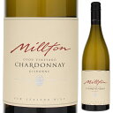 Chardonnay Opou Vineyard The Millton Vineyardsミルトン ヴィンヤーズ （詳細はこちら）ネクタリン、アプリコット、白い花びら、クローバーの蜂蜜のような華やかなアロマ。ヘーゼルナッツやオートミールの様な、複雑でフレッシュな味わい。空気と触れる事でうま味が繊細な酸にまとめられ、シルクの様なタンニンはまろやかで長く続きます。750mlシャルドネニュージーランド・ギズボーンギズボーン白他モールと在庫を共有しているため、在庫更新のタイミングにより、在庫切れの場合やむをえずキャンセルさせていただく場合もございますのでご了承ください。アプレヴトレーディング株式会社ニュージーランドにおけるビオディナミの先駆者「ミルトン ヴィンヤーズ」華やかなアロマで滑らかなテクスチャーの樽熟シャルドネシャルドネ オポウ ヴインヤード ミルトン ヴィンヤーズChardonnay Opou Vineyard The Millton Vineyards商品情報ニュージーランドにおけるビオディナミのパイオニアとして、評論家や愛好家から高評価を得る「ミルトン ヴィンヤーズ」。このワインはビオディナミで育てたシャルドネをフレンチオークの小樽で発酵。12ヶ月樽熟成させた、華やかなアロマでフレッシュで滑らかなテクスチャーと複雑性のある味わいの白ワインです。フレンチオークの小樽で自然発酵（新樽10％）、マロラクティック発酵を行いフレッシュさを残しながら柔らかさとふくよかさを出しています。12ヶ月樽熟成後、ステンレスタンクで数ヶ月置き、その後ボトリングしています。動物性食品による清澄化を一切行っていません。ネクタリン、アプリコット、白い花びら、クローバーの蜂蜜のような華やかなアロマ。ヘーゼルナッツやオートミールの様な、複雑でフレッシュな味わい。空気と触れる事でうま味が繊細な酸にまとめられ、シルクの様なタンニンはまろやかで長く続きます。ニュージーランドにおけるビオディナミのパイオニアミルトン ヴィンヤーズ The Millton Vineyards ニュージーランド、北島にあるギズボーンは、ニュージーランドで最も東にある町です.ミルトン ヴィンヤーズは、ギズボーンの郊外、開拓者達によって1871年に最初のブドウが植えられたマヌトゥケの近く、テ アライ川の川岸にあります。ミルトンは創立から30年足らずの小規模なワイナリーながら、ニュージーランド産オーガニック（ビオディナミ）ワインのパイオニアとして、今日ではその品質の高さや彼らの栽培や醸造に対する姿勢などがニュージーランド国内はもとより海外の多くの著名な評論家やワイン愛好家から大きな賞賛を集めています。ルドルフ シュタイナーの「バイオダイナミクス理論」に強く感銘オーナーのジェームス　ミルトンと妻アニーは、今から40年ほど前、結婚するとすぐにワイン造りを志してヨーロッパに渡りました。ボランジェ（シャンパーニュ）、メゾン シシェル（ボルドー）、キュルストナー醸造所（ラインヘッセン）などを転々としながらワイン造りを学ぶうち、オーストリアの思想家ルドルフ シュタイナーの「バイオダイナミクス理論」と出会い、強く感銘を受けた2人は、この理論に則ったぶどう栽培（ビオディナミ）を実践する事を決意します。彼らはギズボーンに戻ると、アニーの父である故ジョン クラーク氏が経営していたワイナリーを引き継ぎ、ビオディナミへ転換するために念入りな畑の調査を行ってぶどうの大部分を植え替える作業を行いました。当初彼らのビオディナミへの取り組みは周囲から嘲笑され、彼らの成功を信じる者は彼ら2人以外皆無でした。しかしワイン造りを始めてわずか5年で、彼らはシュナン ブランから造るワインなどにおいて、周囲も認めるニュージーランドのワイン生産者のリーダー的存在となりました。 全ての畑で伝統的なビオディナミでのブドウ栽培を実践元々ギズボーンはニュージーランドの中でも平均気温が高く、また湿度も高いことからシャルドネ以外の高級ワイン向けのぶどう栽培には不向きと言われ、それまでは安価なバルクワイン向けのぶどうが大量に栽培されていました。しかしミルトンはそのギズボーンでシャルドネはもとよりシュナン ブランやピノ ノワール、ヴィオニエなどから素晴らしいワインを次々と産み出し、彼らの取り組みが正しかった事を証明したのです。 彼らは全ての畑で伝統的な方法でのブドウ栽培を実践しています。殺虫剤、除草剤、殺菌剤や化学肥料などは一切使用されません。 代わりに用いられるのはビオディナミには欠かせない牛糞、様々なハーブ類、水晶の粉、堆肥などです。そして彼らは栽培と醸造に関わるすべてのものをビオディナミを実践している彼らの地所の中で循環させるべく、牛糞を得るために牛を飼い、ぶどうを受粉させるためにミツバチを飼い、ワインの清澄に用いる卵白を得るために鶏を飼っています。また栽培から醸造まで全てのプロセスは月や天体の動きを記したビオディナミのカレンダーに基づいて行われます。ニュージーランドのワイナリーで初めての公的オーガニック認証を獲得 スタート当初からのこれらの取り組みにより、ミルトン ヴィンヤーズはスタートから5年目の1989年にニュージーランドのワイナリーでは初めて、公的オーガニック認証（Bio-Gro）を獲得しました。そして2009年には世界的なオーガニックの認証団体である、デメター（Demeter）の認証も獲得しました。またミルトンは有名なロワールのオーガニックの生産者、ニコラ ジョリーが主宰する世界的なオーガニックワインの団体「ルネサンス デ ザペラシオン」のニュージーランド唯一のメンバーで、 現在ではビオディナミを志す若い生産者たちへの指導も積極的に行っており、その教え子たちがフランスのアルザスを始め各地で、ビオディナミによるぶどう栽培を行っています。ミミズも大事なスタッフ健全な環境で育ったぶどうは強い生命力と強い風味を持ちます。オーガニックでもかびや病気、ワインの酸化を防止するサルファ(硫黄=SO2)の使用は認められていますが、ミルトンではサルファは病気の発生が認められた場合にのみ必要最低限の量の散布に留め、ワインへの添加も規定で認められている量の4分の1以下に抑えています。また彼らの畑の土壌は水分を多く含む粘土質やシルトが主体のため、堆肥や海藻類、ハーブなどを漬け込んで寝かせた水「コンポスト ティー」に水晶の粉を少量溶き、独特の機械で循環、攪拌させたものを畑に撒きます。これによって土壌中の微生物類が増加し、それを求めてミミズが活発に活動する事で土壌の通気性が良くなり、土壌が適度に乾燥してぶどうが病気にかかりにくい環境が作られます。彼らにとってはミミズも大事なスタッフなのです。今やニュージーランドで最も尊敬される生産者へジェームスはワイン造りや若き生産者達への指導の傍ら、ニュージーランド国内の様々なワインコンテストの審査員も務め、ニュージーランドのワイン産業の発展に尽力しています。こうした功績が認められ、2014年にはイギリス連邦の栄誉ある勲章であるメリット勲章（Order of Merit）を授章しました。かつて周囲から嘲笑されたミルトンは、今やニュージーランドで最も尊敬される生産者となりました。そしてそのワインも、さらに向上を続けて行きます。