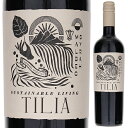 Tilia Malbec Syrah Bodegas Esmeraldaボデガス エスメラルダ （詳細はこちら）ボテガス・エスメラルダ社は傘下にカテナ社を持つ、アルゼンチンでも有数のワイナリー。60％マルベック、40％シラーのブレンド。6ヶ月フレンチオークとアメリカンオークの樽で熟成。黒い果実のアロマとテロワール由来の土っぽい香りにコーヒーのニュアンス。リッチで凝縮感のある果実味と、チョコレートやシナモンなどのスパイスを思わせる味わい。余韻は長く、熟してしなやかなタンニンのあるワイン。750mlマルベック、シラーアルゼンチン・メンドーサメンドーサ赤他モールと在庫を共有しているため、在庫更新のタイミングにより、在庫切れの場合やむをえずキャンセルさせていただく場合もございますのでご了承ください。株式会社ファインズ『リアルワインガイド』2020旨安大賞の実績！リッチな果実味に綺麗な酸が溶け込みフルボディながら心地の良い飲み口ティリア マルベック シラー ボデガス エスメラルダTilia Malbec Syrah Bodegas Esmeralda商品情報『リアルワインガイド』2020旨安大賞受賞（2019ヴィンテージ）のボデガス エスメラルダの「ティリア マルベック シラー」。「濃いだけじゃなくエレガントさや冷涼感すら感じるまさに進化系旨安ワイン。」とコメントされています。ワインガイド評価『リアルワインガイド』点（2019ヴィンテージ）いやぁ。驚きました。ただ濃いだけじゃなくエレガントさや冷涼感すら感じるまさに進化系旨安ワインですね！フレンチオークとアメリカンオークで6ヶ月熟成した樽香の中にブルーベリーやカシス、スミレ、カカオの香りがきめ細やかに入っています。黒コショウのスパイシーさや涼やかなミント感、心地よい酸が綺麗に液体に溶け込んでおり、フルボディでありながらスルスル飲める万人受けタイプのワインでしょう。（テイスター：前田一成）【受賞歴】リアルワインガイド2020で旨安大賞獲得(2019)生産者情報ボデガス エスメラルダ Bodegas Esmeraldaボテガス・エスメラルダ社は、傘下にカテナ社を持つ、アルゼンチンでも有数のワイナリー。メンドーサの東側、南側の異なる地域のぶどうをブレンド。【東側】メンドーサから東に約80キロ。標高約600〜660メートル、1年の内330日が晴天、年間降水量8mmの乾燥した砂漠地帯。そのため、完熟してリッチな風味、素晴らしい深みと凝縮感のあるぶどうとなる。【南側】メンドーサから南に約160キロ。標高約950〜1220メートル、冷涼で乾燥した砂漠地帯で、伝統的にメンドーサで質の高いぶどうが造られる地域。そのため、どうにアロマの凝縮感を与え、ワインに涼やかでバランスと美しい酸を与える。サステイナブルな農法、環境にやさしいワイン造り・灌漑用水はドリップ・イリゲーションとワイナリーで使用した水のリユース・痩せた土壌には、肥料としてヤギの糞をまく、剪定した枝、ぶどうの酒石などを土に戻す・殺虫剤は、ビオロジック農法でも使用が許されているボルドー液を使用・土壌の生態系の多様性を尊重し、公共機関や大学と土壌の生態系をモニター調査。ティリアのチームメンバーは、大学のサステイナブル農法の講義や講習に出席し、畑でその農法を実践している。