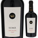 Luma Syrah Cantina Cellaroカンティーナ チェラーロ （詳細はこちら）カタツムリを意味するLumacaから名付けた「ルーマ」シリーズは、自然豊かなシチリアのブドウ畑で生まれたワインであることを意味しています。スパイシーな香りと凝縮した豊かな果実味、丸みのある柔らかなタンニンが特長です。750mlシラーイタリア・シチリアシチリアIGT赤他モールと在庫を共有しているため、在庫更新のタイミングにより、在庫切れの場合やむをえずキャンセルさせていただく場合もございますのでご了承ください。日本リカー株式会社シラー100％のスパイシーな香りと凝縮した豊かな果実味！自然豊かなシチリアのブドウ畑で生まれた魅力的なワインルーマ シラー カンティーナ チェラーロLuma Syrah Cantina Cellaro商品情報自然豊かなシチリアのブドウ畑で生まれたワインカタツムリを意味するLumacaから名付けた「ルーマ」シリーズは、自然豊かなシチリアのブドウ畑で生まれたワインであることを意味しています。スパイシーな香りと凝縮した豊かな果実味、魅力的な丸みのある柔らかなタンニンが特長です。赤身肉料理やハードタイプのチーズと抜群の相性を魅せてくれます。生産者情報カンティーナ チェラーロ Cantina Cellaro1969年にシチリア島で設立されたワイン生産者組合カンティーナ チェラーロは1969年にシチリア島、サンブーカ ディ シチリアに設立されたワイン生産者組合で、1972年がファースト ヴィンテージです。現在、この生産者組合には約1,000人の栽培農家が所属しており、毎年平均して15,000トンのブドウを収穫しています。風通しや日照面で非常に恵まれたサンブーカの気象条件の下、農薬をほとんど使用せずワインが造られています。海外進出を開始し、28ヶ国にワインを輸出1980年に新しいワイナリーを建設しこれを機会にマーケティング部門を設立し、ラベル、商品開発から製造、出荷、品質管理、アフターサービスに至るまでの全てを自社で行う事としました。又、この年を契機として海外進出を開始し、現在では28ヶ国にワインを輸出しています。複数のシリーズ、ブランドで消費者を魅了カンティーナ チェラーロでは複数のシリーズ、ブランドをリリースしています。太陽を意味する「ソレア」をブランド名とするシリーズは、シチリアの燦燦と輝く太陽の下で十分に熟したブドウから造られています。その中でも「ソレア・オーガニック」は、サステイナビリティへの取り組みを具現化したワイン。キャップシールをなくす、化学的な資材を使用しない、再生資材（ラベル・ボトル100%再生）かつサステイナブルな資材を使用しています。カタツムリを意味するLumacaから名付けた「ルーマ」シリーズは、自然豊かなシチリアのブドウ畑で生まれたワインであることを意味しています。更にこのワイナリーの最上級品であり、ブドウ畑の丘の名前に由来する「ミッチーナ」は、この畑の栽培家が亡くなった後に、大事に育てていた猫が夜になるとこの丘に登り、飼い主を探すように悲しい声をあげつづけた事からブランド名に採用されたもので、一躍有名になったワインです。