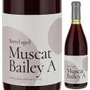 Muscat Bailey A Wooded Ch teau Sakaori Wineryシャトー酒折ワイナリー （詳細はこちら）225L の小樽で約1 年間熟成。2013 年は良質なヴィンテージだった。香りも樽が主張しすぎず穏やかで、ベリーA 特有のキャンディー香と樽由来のバニラの香りやなめし皮の香りがバランスよくマッチしている。口に含むとベリー系果実の香りが広がり、また樽からの成分が複雑さを与え、柔らかなタンニンも感じられる。720mlマスカット ベリーA日本・山梨赤他モールと在庫を共有しているため、在庫更新のタイミングにより、在庫切れの場合やむをえずキャンセルさせていただく場合もございますのでご了承ください。木下インターナショナル株式会社チャーミングな果実味と樽の風味が上品にマッチした樽熟マスカットベリーAマスカットベリーA 樽熟成 シャトー酒折ワイナリーMuscat Bailey A Wooded Ch teau Sakaori Winery商品情報色調は透明度のあるルビー色。完熟前のプラム、チェリー、イチゴなどの香りと樽由来のほのかなバニラの香りがバランスよくマッチしています。味わいは果実の持つチャーミングな酸味と樽からの成分がほどよく複雑さを与え、口当たりの優しいミディアム・ライトのワインに仕上がっています。肉料理全般に合うが、比較的タンニンが少ない味わいであるため、すき焼きやとんかつなどのフライ料理カマンベールなどのマイルドなチーズや、ピザ、トマトベースのパスタによく合う。また醤油との相性がよいため脂の乗ったマグロやサンマなどの魚料理とも相性が良いです。