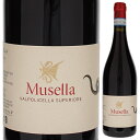 Valpolicella Superiore Musellaムゼッラ （詳細はこちら）伝統を重んじつつ、進化を続けるビオディナミ ヴァルポリチェッラの造り手「ムゼッラ」が、ビオディナミ農法で育てたコルヴィーナ、コルヴィノーネ、ロンディネッラ、バルベーラを使用して造るエレガントな飲み心地の「ヴァルポリチェッラ スペリオーレ」です。ブドウは破砕後温度コントロールせずに12〜15日間マセラシオン、天然酵母による発酵。マロラクティック発酵後3500Lの大樽とセメントタンクで12か月間熟成させます。やわらかなタンニンと熟した果物の風味が広がり、余韻へと続くエレガントな飲み心地のワインです。750mlコルヴィーナ、ロンディネッラ、バルべーライタリア・ヴェネトヴァルポリチェッラ スペリオーレ赤他モールと在庫を共有しているため、在庫更新のタイミングにより、在庫切れの場合やむをえずキャンセルさせていただく場合もございますのでご了承ください。アプレヴトレーディング株式会社フレッシュでチャーミングな赤い果実！「ムゼッラ」がビオディナミ農法で造るエレガントな飲み心地の「ヴァルポリチェッラ スペリオーレ」ヴァルポリチェッラ スペリオーレ ムゼッラValpolicella Superiore Musella商品情報伝統を重んじつつ、進化を続けるビオディナミ ヴァルポリチェッラの造り手「ムゼッラ」が、ビオディナミ農法で育てたコルヴィーナ、コルヴィノーネ、ロンディネッラ、バルベーラを使用して造るエレガントな飲み心地の「ヴァルポリチェッラ スペリオーレ」です。複数の畑のブドウをブレンド畑は鉄分を多く含む赤い粘土と石灰石の「ペルラール」および「パラッツィーナ」と、凝灰岩と粘土の混成土壌の「モンテ デル ドラゴ」のコルヴィーナ、コルヴィノーネ合わせて85%、ロンディネッラ10%、バルベーラ5%を使用しています。ブドウは破砕後温度コントロールせずに12〜15日間マセラシオン、天然酵母による発酵。マロラクティック発酵後3500Lの大樽とセメントタンクで12か月間熟成させます。やわらかなタンニンと熟した果物の風味鮮やかなルビーの色合い、フレッシュでチャーミングな赤い果実やドライフラワーなどの特徴的な香り。やわらかなタンニンと熟した果物の風味が広がり、余韻へと続くエレガントな飲み心地のワインです。生産者情報ムゼッラ Musella伝統を重んじつつ、進化を続けるビオディナミ ヴァルポリチェッラの造り手ヴェローナの東隣、フェラッツェにあるサン マルティーノ ブオン アルベルゴの丘に、ムゼッラのエステートが広がります。緑豊かな森に覆われ、17世紀に建てられた壮大な邸宅を中心に教会や水路、素朴な小屋などが配されたこの美しい地所は、16世紀初頭にこの地域で栄えた貴族ムゼッリ家によって拓かれました。この地でのワイン造りは、19世紀後半に時の領主チェザーレ トレッツァ侯爵によって始められました。 彼は日当たりの良い丘の斜面にぶどう畑を拓き、栽培に先進的な手法を取り入れるなど、このワイナリーの繁栄の礎を築きました。ビオディナミワイン生産者の団体「ルネサンス デ ザペラシオン」に参加しかし1990年にこの地所は分割、売却され、25ヘクタールのぶどう畑と「レ フェッラツェッテ」と呼ばれるセラーや醸造所、中世の家屋などがある美しい中世の庭園を含む地所はパスクア ディ ビシェリエ家に引き継がれました。新たな所有者となったエミリオ パスクア ディ ビシェリエは長くワイン醸造に携わってきました。 彼は甥のエンリコ ラベールと共に、野心的にこのワイナリーの再興に取り組みました。そしてボローニャの大学で現代史を学んでいた娘のマッダレーナも、父の誘いに迷うことなくワイン造りの世界に飛び込みました。マッダレーナは世界中のワイン産地を旅してワインの文化を学び、様々なワイナリーで多くの醸造家達とワイン造りの経験を積む中で、ルドルフ シュタイナーのバイオダイナミックス理論に興味を持ち、この理論の世界的な権威であるアレックス ポドリンスキー氏の指導の下で知識を深めました。彼女は2008年からムゼッラの畑にバイオダイナミックス農法を取り入れ、2014年にはDemeterの認証を取得しました。現在、ムゼッラはニコラ ジョリーが主宰する世界的なバイオダイナミックス（＝ビオディナミ）ワイン生産者の団体「ルネサンス デ ザペラシオン」に参加しています。「ヴァルポリチェッラの最も繊細で風通しの良い面を断固として力強く表している」ムゼッラの代表的な畑「モンテ デル ドラゴ」は、彼らのエステートの中心にそびえる丘の南西斜面に広がっています。石灰岩の上に、密度の低い石灰質と赤い粘土質の混成土壌が堆積した特徴的な土壌は、彼らのフラッグシップでもあるアマローネの主要な原料となるコルヴィーナ種の風味に複雑さを与えます。 畑の最上部約2ヘクタールには白ぶどうのガルガネガとピノ ビアンコが植えられ、それ以外の区画にはアマローネに使用するコルヴィーナを始めとする黒ぶどうが植えられています。畑の名にちなんで彼らのロゴにはドラゴンのマークがあしらわれています。ムゼッラは、2009年に設立された「レ ファミリエ ストリーチェ」にも参加しています。アレッグリーニ、マージ、トマジなど、アマローネの代表的な13の生産者で構成されるこの団体は、卓越した品質のアマローネの造り手である事が認められた生産者のみが参加を許される権威ある団体です。ムゼッラは長い歴史を持ちながら、パスクア ディ ビシェリエという新たなオーナーの下、ここ20年程で目覚ましい進化を遂げました。 ガンベロ ロッソでも「ヴァルポリチェッラの最も繊細で風通しの良い面を断固として力強く表している」と高く評価されています。