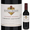 Vintners Reserve Cabernet Sauvignon Kendall Jacksonケンダル ジャクソン （詳細はこちら）375mlカベルネ ソーヴィニョンアメリカ・カリフォルニア赤他モールと在庫を共有しているため、在庫更新のタイミングにより、在庫切れの場合やむをえずキャンセルさせていただく場合もございますのでご了承ください。エノテカ株式会社ヴィントナーズ リザーヴ カベルネ ソーヴィニヨン ケンダル ジャクソンVintners Reserve Cabernet Sauvignon Kendall Jackson【受賞歴】サクラアワード2023で鉄板焼きに合うワイン賞グランプリ＆ゴールド獲得(2019)生産者情報ケンダル ジャクソン Kendall Jacksonアメリカでも最も多くの受賞歴を誇る、カリフォルニア屈指のワインメーカーケンダル ジャクソンは1982年、故ジェス ジャクソン氏がレーク カウンティに設立したワインメーカー。現在ではカリフォルニアに約13,000エーカーに及ぶブドウ園や世界でも最大規模の設備を持つ4つのワイナリーを所有、そして世界60ケ国以上に輸出をしているなど、素晴らしい活躍を見せています。気取らず楽しめるデイリーユースなワインから、じっくりと楽しみたい贅沢なプレミアムワインまで幅広いラインナップを持つ、カリフォルニア屈指の生産者です。どんな人にでも好かれ、様々なシーンで楽しめる高品質なワインを生み出し続けるワイナリー設立の翌年1983年に、初リリースとなるヴィントナーズ リザーヴ シャルドネが、アメリカ ワインコンペティションでプラチナメダルを受賞。その後もケンダル ジャクソンのワインはサンフランシスコ国際ワイン コンペティションにて「ワイン オブ ザ イヤー」や、全カリフォルニア州フェアにて「ザ ゴールデン ワイナリー」を受賞するなど、名高いコンクールで幾つもの賞を獲得し、「1990年代、アメリカで最も受賞数の多いワイナリー」として名を馳せています。また、1997年にはワイン造りの本拠地をソノマ カウンテイに移し、世界でも有数の醸造家であるランディ ウロム氏をワインマスターとして招聘。ウロム氏は、最初に在籍したワインヤードの生産規模を12倍に拡大させ、しかも手掛けたワインは常に金賞を受賞という実力の持ち主。そのウロム氏の天性とも言える高いワインメイキング技術により、ケンダル ジャクソンは近年一層の躍進を遂げています。そんなケンダル ジャクソンのワインの目指すゴールは、「初めて味わう時にも、それから月日が経った後にも、いつ飲んでも楽しめるようなワインを生み出すこと」。その言葉通り、どんな人にでも好かれ、様々なシーンで楽しめる高品質なワインを生み出し続けています。ヴィンテージに左右されない、恵まれたテロワールと徹底した栽培管理所有するブドウ畑のうち、ケンダル ジャクソンの自社畑はおよそ10,545エーカー。その全てはカリフォルニアで最も冷涼な気候と言われている沿岸部、ブドウをゆっくりと成熟させるのに最高な海風が吹き抜ける丘陵の斜面に位置しています。畑はフランスのテロワールの概念を導入し、土壌の個性をブドウに活かすために細かい区画に分けてブドウを管理しており、ブドウの樹にはそれぞれ区画番号が書かれた札を付けて管理する徹底ぶり。冷涼な気候により時間をかけてじっくりと熟したブドウには深みや複雑みが増し、凝縮した果実味と豊かなアロマが特徴です。