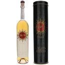 Luce Grappa Tenuta Luceテヌータ ルーチェ （詳細はこちら）『フィレンツェの名門』フレスコバルディ家とイタリアで著名なグラッパの造り手であるポーリ家が加わり、生み出されたのがこのルーチェ グラッパです。洗練された香りを持つエレガントなグラッパです。フレンチオークにて3年間熟成。ドライフルーツを使ったパン、シナモン、ナツメグ、ハチミツ、それにバナナやパイナップルといった南国の果実をコンポートしたニュアンスとヴァニラクリームのニュアンスがゆっくりと立ち上がります。500mlメルロー、サンジョヴェーゼイタリア・トスカーナグラッパグラッパ※黒色の缶に入っています。他モールと在庫を共有しているため、在庫更新のタイミングにより、在庫切れの場合やむをえずキャンセルさせていただく場合もございますのでご了承ください。日本リカー株式会社ルーチェに使われたサンジョヴェーゼとメルロから蒸留される熟成グラッパルーチェ グラッパ テヌータ ルーチェLuce Grappa Tenuta Luce商品情報シェリーやはちみつを連想させるような際立った凝縮感ルーチェのグラッパはスーパータスカンのルーチェに使用したメルロとサンジョヴェーゼのブドウの搾りかすから造られています。熟成されたグラッパは麦わらや銀の光彩を放ち、輝く金色を帯びており、フルーツケーキやシナモン、ナツメグやはちみつの香りがします。後から徐々にとろ火で煮た、バナナやパイナップルなどのトロピカルフルーツや、ヴァニラクリームのニュアンスが生まれ、全体として、圧倒的にエレガントなブーケを生み出します。口の中に入れた最初の印象は、シンプルな印象ですが、シェリーやはちみつを連想させるような際立った凝縮感やスパイスのニュアンスを伴っています。口の中に入れた後、ネクタリンなどを思い出させる焼いたフルーツや、クローブ、乾燥プラム、レーズンなどの印象が広がります。際立った個性とアロマの複雑さが後味に存在します。ルーチェ　グラッパの蒸留ルーチェのメルロとサンジョヴェーゼが搾られるやいなや、10月にはポリの蒸留所に運びこまれます。搾りかすは対流する蒸気で熱せられ、工程はすべて職人技によってなされています。最初ぽ増すは銅製のポットに入れられそこで蒸留、3時間の蒸留を繰り返し行い搾りかすは蒸留されます。蒸留が終われば、搾りかすをポットから出しまた、新しい搾りカスを入れて蒸留をすることを繰り返します。蒸留されたアルコールは225リットルのアリエ産オーク樽で3年熟成されます。保存は冷暗所で、食事のしめや、セミスイートのチョコレートと合わせてどうぞ。チューリップ型のグラッパグラスで18度から20度でお召し上がりください。生産者情報テヌータ ルーチェ Tenuta Luceロバート ジェラルド モンダヴィとヴィットリオ フレスコバルディの出会いから始まったルーチェトスカーナの名門「マルケージ デ フレスコバルディ」とアメリカ最大のワイナリー「ロバート モンダヴィ」による、最高級のスーパートスカン造りのために1992年に設立されました。高級ワインの産地モンタルチーノで造る「完璧で偉大なワイン」「イタリアで完璧で偉大なワインを造りたい」というロバート ジェラルド モンダヴィの夢と、その情熱に共感したヴィットリオ フレスコバルディ。出資比率50:50のコラボレーション、イタリアとアメリカ、それぞれの名門ワイナリー同士による史上初めてのジョイントベンチャーが実現。彼らが目指したのは、それぞれのワイン造りにかける情熱と、各々の家族が持つ伝統を合体させることにより、モンタルチーノの中心から生まれる真に卓越した個性的なワインを世界に提供すること。この舞台に選ばれたのがイタリアを代表する高級ワインの産地モンタルチーノ、フレスコバルディが所有する、カステルジョコンドのすぐ近くの畑でした。当時彼らの息子達、ランベルトとティムはまだ若い醸造家でしたが、サンジョヴェーゼとメルローを合わせることで、父親のヴィジョンを具現化したのです。ヴィットリオとロバート、それぞれの息子ランベルトとティムは畑の作業から最終的なブレンドまでを、ブドウ栽培とワインの醸造のひとつひとつの決定事項に特別な注意を払い、全てを4人で決定することにしました。また、ルーチェという名前は、ロバート・モンダヴィの妻マーガレットがモンタルチーノを吹き抜けた嵐が過ぎ去った後の太陽の輝きと新たな生命の誕生へのオマージュとして提案したものです。フレスコバルディゆかりのサントスピリト聖堂の祭壇の装飾にインスピレーションを得て「ルーチェ（光）は生命の源であり、喜びをもたらし、暗闇を打ち消しす」という考えのもと、12の炎の輪にうちどられて輝く太陽がルーチェのシンボルとなりました。これは16世紀にフレスコバルディ家がフィレンツェの街に寄贈した土地に建つサント・スピリト聖堂（設計と初代建築家はドォモを設計したブルネルスキ）にある祭壇のジオヴァンニ バッティスタ カッチーニとゲラルド シルヴィオによる装飾にインスピレーションを得たものです。（ルネッサンス期の芸術作品には、暗黒の中世の後の太陽の復活を現す太陽のイメージがしばしばモチーフとして登場しています）。ルーチェの太陽の中心は赤で、それは、シエナの土壌の色とそれを包み込んだなだらか何広がる丘陵地を意味しています。大地と天国の出会いが創造したルーチェは、嵐の後に雲の間から差し込む太陽の光線のように地上を照らしています。高地のガレストロ質でサンジョヴェーゼ、低地の粘土質でメルロが栽培ルーチェ デッラ ヴィーテは、モンテルチーノの南西に192ヘクタールの敷地を持つワイナリーで、そのうち55ヘクタールにブドウが植えられており、一部は1977年に、その他はほとんどが1997年から2007年にかけて徐々に植えられました。ヘクタール当たり6150本の植密度で、標高350〜420メートルのモンタルチーノでも最も高い場所に位置します。標高の高い畑は、ガレストロ質が豊富で、痩せた水はけの良い土壌で、有機分が少ないことからサンジョヴェーゼに最適です。一方低い場所に位置する畑はより粘土質が豊富でメルローにとって完璧な条件の土壌。さらにこの土地は1年中日当たりが良く乾燥し、ブドウがゆっくりと生育していく条件を兼ね備えている、まさに「最高のワインのためにある畑」。こうしてモンタルチーノ史上初、サンジョヴェーゼとメルローを使った偉大なワイン「ルーチェ」が誕生しました。ファーストヴィンテージの1993年と1994年は1997年に同時にリリース。その革新的なワインは絶大な反響と称賛で迎えられ、ワイン界のスターと呼ばれるようになり、年を追うごとにそのヴィンテージ毎の際立った個性により、世界に名を馳せています。2004年にロバート モンダヴィが株式会社となり、その年末にはコンステレーションブランズ社に買収されることになりました。従来家族同士でワイン造りをしてきたフレスコバルディ社は、ロバートモンダヴィとの資本関係を解消するという選択をします。2005年2月28日、フレスコバルディはモンダヴィの持ち株を全部取得、モンダヴィ家とのパートナーシップを解消し、100％の株主になりました。2004年ヴィンテージからはランベルト フレスコバルディが全ての責任者となり、ティム モンダヴィのバックアップのもと、有機農法への転換や、2001年までにはバイオダイナミック農法を導入。ルーチェの生産本数も年間80,000本までに減らしました。また、樽熟成をも見直し、新樽率を85パーセントとし、新樽も選別されたものを使用しています。そしてロバート　モンダヴィの息子マイケルがパートナーとしてフレスコバルディに参加、ルーチェ デッラ ヴィーテの設立当初からのこの2つの企業によるスーパートスカン造りに対する情熱は現在もなおワイナリーの核として受け継がれています。●テヌータ ルーチェの突撃インタビュー(2017年10月2日)　「フレスコバルディ」と「モンダヴィ」によって産み出された世界的名声を誇るスーパートスカン「ルーチェ」突撃インタビューはこちら＞＞●テヌータ ルーチェの突撃インタビュー(2013年11月27日)　ルーチェ　フレスコバルディ社　来社はこちら＞＞