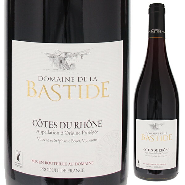 Cotes Du Rhone Domaine De La Bastideドメーヌ ド ラ バスティード （詳細はこちら）コート デュ ローヌの畑であるシューズ ラ ルースのワインに格上アペラシオンであるコート デュ ローヌ ヴィラージュのヴィザンのワインをブレンドすることで生まれたワンランク上のリッチなコート デュ ローヌ。フレッシュな赤い果実、洋酒漬けのチェリー、チョコレート等の豊かな香り。柔らかな口当たりに続く果実はフルーティな甘さに溢れ、豊富で細かなタンニンがふくよかな味わいをしっかりと支えている。ステンレスタンクで発酵、コンクリートタンクで6ヶ月熟成。750mlグルナッシュ、シラー、カリニャンフランス・コート デュ ローヌコート デュ ローヌAOC赤他モールと在庫を共有しているため、在庫更新のタイミングにより、在庫切れの場合やむをえずキャンセルさせていただく場合もございますのでご了承ください。株式会社フィラディスヴィザンのワインもブレンドしたワンランク上のリッチなコート デュ ローヌ細かなタンニンに支えられたフルーティーな甘さのふくよかな味わいが魅力コート デュ ローヌ ドメーヌ ド ラ バスティードCotes Du Rhone Domaine De La Bastide生産者情報ドメーヌ ド ラ バスティード Domaine De La Bastideコート デュ ローヌで最も早く村名を名乗ることが許されたアペラシオンでもあるヴィザンは、コート デュ ローヌ ヴィラージュの北東部に位置します。畑は村の周囲の平地や丘斜面に広がっており、大きな石がゴロゴロと転がる赤い粘土石灰質の土壌とミストラル(乾燥した強い北風)の影響を受けた地中海性気候が、滑らかでジューシーな果実とふくよかさ、そしてフィネスを育みます。かつてのローマ法王領であり、テンプル騎士団もワインを造っていたという由緒正しい土地ながら、近年元詰めをする生産者は非常に少なく、栽培されたブドウのほとんどは協同組合に買い取られていました。テンプル騎士団の要塞兼農園だったというバスティードも例に漏れず、フランス革命時に敷地の一部が破壊された後はワイン造りが衰退。その後、1989年にボワイエ家の手に渡り復活を遂げました。古くからのブドウ栽培家の家系に育ち、農業エンジニアとしてフランス各地で技術指導を行ってきたベルナール ボワイエは、兄弟が興した醸造所を手伝う内に自分自身のワインを造りたいと強く思うようになります。彼は自らの夢をバスティードで実現させ、バスティードは彼のおかげでワイン造りという伝統を取り戻しました。ブドウ栽培はビオロジックの手法を目指しており、化学薬品を使わず、できるだけ花や木を植えて昔ながらの周囲の環境を整えています。一方で、技術指導者という経歴を活かし必要であれば最新技術も導入しており、温度管理ができるステンレスタンクはもちろん、熟成タンクに微量の酸素を送り込みタンニンをまろやかにするミクロブラージュの装置も備えています。収穫前や収穫中にブドウの糖度、PH値、熟度を比べながらどの区画のブドウを摘むか決めるという姿勢にも表れていますが、バスティードのワインの魅力はなんといっても絶妙なバランス感。甘みがしっかりのったジューシーな果実味。しかし、果実一辺倒ではなく確かな骨格を備えています。過度の固さや渋みはなく、口にした瞬間「旨い!」と声に出してしまうような素直なおいしさに満ちています。現在ワイン造りは息子のヴァンサンに託されましたがその魅力は変わりません。ヴィザン全体で300haを超える栽培面積に対し元詰めをする生産者はまだ少ないながら、ここ10年で10以上のワイナリーが新たに設立。ヴィザンの評判は徐々に高まっており、20年以上に渡ってそのポテンシャルを世界に発信してきたバスティードの功績の大きさがわかります。