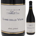 Primitivo Puglia Lamie delle Vigne Cristiano Guttaroloクリスティアーノ グッタローロ （詳細はこちら）プーリアのジョイア デル コッレで自然の循環を尊重したワイン造りを行っている"グッタローロ"の「プリミティーヴォ プーリア ラミエ デッレ ヴィーニェ」です。ビオディナミ農法で育てた樹齢30-40年のプリミティーヴォを使用。24ヶ月ステンレスタンクにて発酵の続きと熟成を実施。SO2完全無添加でボトリングしています。圧倒的なミネラルを備えた、果実のボリュームと豊かな酸味のバランスが素晴らしいプリミティーヴォです。750mlプリミティーヴォイタリア・プーリア・プーリア赤自然派●自然派ワインについてこのワインは「できるだけ手を加えずに自然なまま」に造られているため、一般的なワインではあまり見られない色合いや澱、独特の香りや味わい、またボトルによっても違いがある場合があります。ワインの個性としてお楽しみください。●クール便をおすすめします※温度変化に弱いため、気温の高い時期は【クール便】をおすすめいたします。【クール便】をご希望の場合は、注文時の配送方法の欄で、必ず【クール便】に変更してください。他モールと在庫を共有しているため、在庫更新のタイミングにより、在庫切れの場合やむをえずキャンセルさせていただく場合もございますのでご了承ください。株式会社ヴィナイオータボリュームのある果実味と豊かな酸が調和！自然派グッタローロが造る、圧倒的なミネラルを備えたプリミティーヴォ！プリミティーヴォ プーリア ラミエ デッレ ヴィーニェ クリスティアーノ グッタローロPrimitivo Puglia Lamie delle Vigne Cristiano Guttarolo商品情報プーリアのジョイア デル コッレで自然の循環を尊重したワイン造りを行っている"グッタローロ"の「プリミティーヴォ プーリア ラミエ デッレ ヴィーニェ」です。ビオディナミ農法で育てた樹齢30-40年のプリミティーヴォを使用。24ヶ月ステンレスタンクにて発酵の続きと熟成を実施。SO2完全無添加でボトリングしています。圧倒的なミネラルを備えた、果実のボリュームと豊かな酸味のバランスが素晴らしいプリミティーヴォです。自然の循環を尊重することを大事にしたワイン造りクリスティアーノ グッタローロは外向けにはオーガニック認証を取っているものの、施肥も行なっておらず、あくまで畑やワイナリーでも自然の循環を尊重することを大事にしています。野生酵母による発酵、一切の濾過清澄作業も行わず、酸化防止剤完全無添加でボトリングしています。24かヶ月ステンレスタンクにて発酵の続きと熟成を実施プリミティーヴォは今から2000年前に、現在のクロアチアのダルマツィア地方から海を渡って伝播したと考えられている黒ブドウ品種。彼が育てているブドウの中では一番古い樹齢となる、樹齢30-40年ほどのプリミティーヴォを収穫。除梗後、軽く潰し18日のマセレーションとアルコール発酵を行い、圧搾後24ヶ月間ステンレスタンクにて発酵の続きと熟成を行っています。カルスト台地にある畑から生まれるミネラル感グッタローロの畑があるジョイア デル コッレは海抜400mの石灰岩台地の上にあります。朝晩の大幅な気温差があり、かつよく風の通るムルジャ地方のカルスト台地です。表土こそ赤土ですが20-30cm掘ったら真っ白な土が出てきます。石灰岩を思わせるミネラル感がジョイア デル コッレの地勢から生まれます。強い酸と圧倒的なミネラルを備えたステキなプリミティーヴォ特に難解な味わいのワインでもない(≒比較的万人受けする？？)。プミリティーヴォの聖地(？)マンドゥーリアやナタリーノのゾーンとは一線を画する、北のワイン？と勘違いしそうなほどに強い酸と圧倒的なミネラルを備えたステキなプリミティーヴォです（インポーターのヴィナイオータ社コメントより）。生産者情報クリスティアーノ グッタローロ Cristiano Guttarolo海抜40m、海にも程近いナタリーノの畑で生まれるワインには、“豊かな果実味と柔らかな口当たり”という僕たちが南のワインにイメージする要素が分かり易くあるのに対して、直線距離にして7-80kmほどしか離れていない場所で造られるクリスティアーノのワインには“南らしからぬ鋭い酸”があり、「これって北のワイン？？」と思ってしまう人もいるのではないでしょうか。大半の市町村が海抜100m以下に位置するプーリア州にあって、クリスティアーノの畑は海抜400mの石灰岩台地の上にあります。クリスティアーノが好きなワインのタイプも、ジュラやシャブリのような、インパクトよりも余韻に重心の置かれた、酸のしっかりしたワインだそう。だとしたら、彼の畑はまさにうってつけの土地ではありませんか！2004年に祖父から受け継いだ1haの畑でワイナリーとしての活動をスタート、当初から微生物-植物-動物間の調和を取り戻すことを心掛けた農業を実践しています。ワイナリーでも人為的な介入を排し、野生酵母による醗酵、一切の濾過清澄作業を行わず、酸化防止剤完全無添加でボトリング。