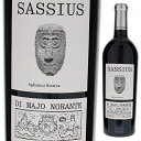 Sassius Aglianico del Molise Riserva Di Majo Noranteディ マーヨ ノランテ （詳細はこちら）ディ マーヨ ノランテの最上級ワイン。2015年が初ヴィンテージ。ブラックベリーやカシス、スパイスのアロマが広がります。集約があり、シルクのようにしなやかな口当たりです。タンニンはこなれておりエレガントなテクスチャーがあります。フレンチオークのバリック（新樽）で24ヶ月熟成、さらにボトルで6ヶ月熟成。750mlアリアーニコイタリア・モリーゼモリーゼDOC赤他モールと在庫を共有しているため、在庫更新のタイミングにより、在庫切れの場合やむをえずキャンセルさせていただく場合もございますのでご了承ください。株式会社稲葉モリーゼのトップワイナリー「ディ マーヨ ノランテ」の最上級キュヴェ！日照に恵まれ、潮風の吹く好条件の畑が生むまろやかでリッチな味わいのアリアニコ リゼルヴァ「サッシウス」サッシウス アリアーニコ デル モリーゼ リゼルヴァ ディ マーヨ ノランテSassius Aglianico del Molise Riserva Di Majo Norante商品情報モリーゼを代表する造り手ディ マーヨ ノランテの最上級キュヴェ「サッシウス アリアニコ デル モリーゼ リゼルヴァ」が限定入荷です！シルクのようにしなやかな口当たりを持つ、柔らかながらも力強い味わいのアリアニコです。日照に恵まれ、潮風が吹く好条件の畑「カマルダ」海岸から少し内陸部にある標高170mにある「カマルダ」と呼ばれる美しい丘陵地帯にある石灰質土壌の畑のアリアニコから造られます。南東向きで、明るさと太陽の暖かさに恵まれていて、夏の間は潮風が吹くため、化学薬品に頼らずに畑を健康に保つことができます。この畑からは濃厚で多彩なアロマを持つ、上質で豊かなワインを生み出します。10月末から11月にかけて収穫。発酵後、フレンチオークのバリック（新樽）で24ヶ月熟成、さらに瓶熟成6ヶ月を経てリリースされます。リッチで力強くまろやかな味わい濃く凝縮したルビー色。複雑で広がりのある香りにはスミノミザクラ、クロスグリ、ニワトコの熟した果実が感じられます。さらに乾燥したスミレの花や甘いスパイス、甘草にカカオの粉末、メントールタバコやユーカリのニュアンスも感じます。飲むとリッチで力強くまろやかな味わいが、若いながらも程よくとけこんだタンニンと素晴らしい酸と共に口の中を広がります。古代ローマ時代からのブドウ栽培が行われてきたことを表現する「サッシウス」ワイン名の「サッシウス」は、古代ローマ時代にこの地を統治していたサムニウム人、クイントゥス スティリウス サッシウス（Quintus Stillius Sassius）という人物に由来する名前です。サッシウスが統治していたエリアには、現在のディマーヨノランテが所有するブドウ畑やワイナリーがある土地が含まれていました。モリーゼは古代ローマ時代からブドウ栽培が行われてきた、歴史的なエリアであることがこのワイン名によって表現されています。生産者情報ディ マーヨ ノランテ Di Majo Noranteモリーゼで高い評価を受ける「ディ マーヨ ノランテ」ディ マーヨ ノランテは、イタリア南部モリーゼ州都でもあるカンポバッソ県で1800年代以来ブドウ栽培を続ける家族経営ワイナリー。フィロキセラの害により一時ワイン造りから離れていましたが、1960年にラミテッロ地域で見事に復活し、以来モリーゼ州で最も重要な生産者として世界中に知られています。オーナーはアレッシオ ディ マーヨ ノランテで、約110haの自社畑で化学肥料等の人工的な物を使わずに栽培し、最新の技術と熱い情熱によってワインが造られています。オーガニックは20年以上前から採用していて、2000年から国際的にも重要なオーガニック認証団体ICEAの規定によるオーガニック栽培をスタートします。2011年からは一部ワインにICEA認証済みのマークが入り、販売しています。イタリア最優秀醸造家リカルドコタレッラをコンサルタントに招くモリーゼはワイン造りにおいて長い伝統はありませんが土地の持つポテンシャルは高く、コストパフォーマンスの高いワインを生産していました。そしてイタリア最優秀醸造家リカルドコタレッラをコンサルタントに迎えたことが大きな転機となり、その品質はさらに向上。現在のような高品質なワインの造り手として広く認知されるようになりました。コストパフォーマンスの高いワインを提供するポリシーポリシーは、「土着品種の品質向上」、「飲み易く、飲んで美味しいワイン造り」、「良い葡萄からしか良いワインはできない」、「品質の安定」。アレッシオ氏は「ピエモンテやトスカーナのワインは高すぎる。自分は、質の高い、それでいて価格の安い、コストパフォーマンスの高いワインを提供し続けている」と自負、「アリアニコ コンタド リゼルヴァ」、『ガンベロロッソ2010』で年間最優秀コストパフォーマンスワインに選ばれ、コストパフォーマンスの高さを証明しています。畑は全部で約100ha。30％が白ブドウで、ファランギーナ、グレコ、そして甘口ワイン用のモスカートレアーレ。残りは赤でサンジョヴェーゼ、モンテプルチアーノ、アリアニコ、ティンティリアを造っています。畑は海に近く、特に白ワインはミネラリーで上品な味わいです。赤ワインのラインナップも多く、モリーゼのアリアニコはタウラージやアリアニコデルヴルトゥレなど、骨太の力強いタイプとは特徴が異なり、とてもエレガントで凝縮感があります。樹齢58年以上の古樹のモンテプルチアーノ主体で造られる「ドンルイジ」は、コタレッラと造り上げたワイナリーのフラッグシップ。フルボディなワインですが食事との相性も良く、ノランテの哲学（重いワインからエレガントなワインへ）がまさに表現されています。ノランテのワインは、そのコストパフォーマンス、品質の高さから多くの人に支持され、わざわざヘリコプターでワインを買いに来るお客様がいるという話があるほど。ユニークで低価格・高品質なワイン、これからも進化し続ける注目の造り手です。●ディ マーヨ ノランテの突撃インタビュー(2012年10月31日)　モリーゼ州で一番有名なワイナリーのディ マーヨ ノランテ社 アデレ ダレーテさんに突撃インタビューはこちら＞＞