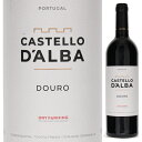 Castello D’alba Douro Tinto Rui Roboredo Madeiraルイ ロボレド マデイラ （詳細はこちら）標高の平均は400m、主に南向きのテラスの畑です。収穫は手摘みで行ない100%除梗します。発酵は小さめのステンレスタンクで約24度で行ないます。一部にフレンチオークとアメリカンオークを使用し、3ヶ月間熟成させます。品種独特のフレイバーを消さないように、マセラシオンは比較的短めにしています。赤や黒の果実や、ロックローズ(半日花)のエレガントなアロマ、スパイシーなニュアンスもあります。口に含むと、非常に繊細で甘く、バランスのとれた酸とタンニンが感じられます。スパイシーでフルーティなドウロの赤の個性が見事に表現されたワインです。750mlティンタバロッカ、ティンタロリス、トゥリガフランカ、トゥリガナシオナルポルトガル・デュリエンセ・ドウロドウロDOC赤他モールと在庫を共有しているため、在庫更新のタイミングにより、在庫切れの場合やむをえずキャンセルさせていただく場合もございますのでご了承ください。株式会社稲葉カステロ ダルバ ドウロ ティント ヴィーニュス ドウロ スペリオルCastello D’alba Douro Tinto Vinhos Douro Superior Sa生産者情報ヴィーニュス ドウロ スペリオル Vinhos Douro Superior SaVDSは1999年にルイ　マデイラとジョアン　マトスによって設立されました。ルイは、以前、世界最大のコルク会社アモリムで働き、ジョアンは、ポルトガル政府の農林水産省に勤務、農家やワイン生産者をサポートする仕事をしていました。二人とも醸造学科を卒業したエノロジストです。ルイの家族は、葡萄畑を持っていて、かつてはポートワインの生産者に葡萄を売っていました。しかし、近年になり、高品質なスティルワインの市場が広がったため、ビジネスチャンスがあると考えました。彼らには海外でのワイン造りの経験（ルイは海外、ニューワールド、ジョアンはイタリアでの経験があります。）や、世界のマーケットに関する知識、国内におけるコネクションをもち、質の高い葡萄が手に入れられる環境にあったためです。VDSのチームには、アグロノミスト（農学者）、ルイがいます。VDSは現在、100％管理を任されている5つのキンタを持っています。畑、収穫、ワイン醸造、ラベルデザイン、販売戦略などすべての面において責任を負っています。各キンタのオーナーと長期的なプランを立て、ブランドをスタートさせます。そして、ワインのプロフィールや個々のブランドの方向性、スタイルを決めます。全ての工程をVDSで行っていますが、法的には、それぞれのキンタの名前をバックラベルに記載しなければなりません。キンタの名前が付いているワインは、当然そのキンタの葡萄しか使っていません。また、2人は、4つの農協のコンサルタントもしており、栽培からワイン造りまで全ての行程に指示を与えています。カステロ　ダルバは、VDSの持つブランドのひとつ。30年間契約している農家からの葡萄、100％管理の5つのキンタからの余った葡萄、4つの農協からの葡萄を使っています。つまり葡萄の出所を確実に把握しているという訳です。 ‘99年　設立‘08年　60万本生産　17％輸出‘09年　92万本生産　20％輸出 ルイ　マデイラ、ジョアン　マトス 自家畑15ha　100％管理の5つのキンタ　　キンタ　デ　ファフィデ、キンタ　ダ　カサ、キンタ　ド　バンコ、キンタ　ド　コア、キンタ　デ　プハレス