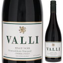 Bannockburn Pinot Noir Valli Vinyardsヴァリ ヴィンヤーズ （詳細はこちら）味わいコメント：ギブストンから20キロほどの地だが、バノックバーンは気候も異なりワインの個性にも著しい差がある。土壌はより砂が多いが、土壌より気候の違いがワインの個性に影響している。植樹は同じく2000年。比較的気温が高く、ワインもそれを反映して、より色が濃く熟したチェリーの香りや、より濃厚で力強く、甘いとさえ感じるような触感をもたらす。ギブストンのワインの寿命の長さが酸に起因するのに対し、バノックバーンはタンニンのストラクチャーにある。750mlピノ ノワールニュージーランド・セントラル オタゴ・セントラル オタゴセントラル オタゴ赤他モールと在庫を共有しているため、在庫更新のタイミングにより、在庫切れの場合やむをえずキャンセルさせていただく場合もございますのでご了承ください。株式会社ラックコーポレーション