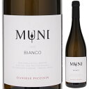 Bianco Muni Daniele Piccininダニエーレ ピッチニン （詳細はこちら）ステンレスタンクで熟成させたシャルドネと古い小樽で熟成させたドゥレッラをブレンド。柑橘の清々しい香りに、完熟した南国フルーツやハニーシロップのニュアンスが綺麗に重なります。飲むと、充実した果実感に寄り添うイキイキとしたミネラル、ハリのある酸とほろ苦さが感じられ、旨味の強さと優れたバランスの良さを感じます。余韻も非常に長く、豊かな風味があります。750mlシャルドネ、ドゥレッライタリア・ヴェネトヴェネトIGT白自然派●自然派ワインについてこのワインは「できるだけ手を加えずに自然なまま」に造られているため、一般的なワインではあまり見られない色合いや澱、独特の香りや味わい、またボトルによっても違いがある場合があります。ワインの個性としてお楽しみください。●クール便をおすすめします※温度変化に弱いため、気温の高い時期は【クール便】をおすすめいたします。【クール便】をご希望の場合は、注文時の配送方法の欄で、必ず【クール便】に変更してください。他モールと在庫を共有しているため、在庫更新のタイミングにより、在庫切れの場合やむをえずキャンセルさせていただく場合もございますのでご了承ください。株式会社ヴィナイオータ人気上昇中！土着品種ドゥレッラとシャルドネの調和が生む抜群の飲み心地「ビアンコ ムーニ」ビアンコ ムーニ ダニエーレ ピッチニンBianco Muni Daniele Piccinin商品情報希少な土着品種ドゥレッラとシャルドネの素晴らしい調和希少な土着品種ドゥレッラとシャルドネのブレンドからなる白ワイン「ビアンコ ムーニ」です。ドゥレッラならではのシャープな酸と、シャルドネの品の良い豊かさが素晴らしい調和を見せる、充実した旨みのある白ワインです。柑橘の清々しい香りと充実した果実感柑橘の清々しい香りに、完熟した南国フルーツやハニーシロップのニュアンスが綺麗に重なります。飲むと、充実した果実感に寄り添うイキイキとしたミネラル、ハリのある酸とほろ苦さが感じられ、旨味の強さと優れたバランスの良さを感じます。余韻も非常に長く、豊かな風味があります。「ビアンカーラ」とも似通う飲み心地の良さダニエーレピッチニンの師匠でもある、「ビアンカーラ」のアンジョリーノ マウレのワインとも似通う飲み心地の良さが感じられます。和食との相性は非常に良く、特に寿司や天麩羅等の素材を生かしたお料理との相性は抜群です。生産者情報ダニエーレ ピッチニン Daniele Piccinin煌めく強い信念を持つ元ソムリエでアンジョリーノの「一番弟子」ダニエーレ ピッチニンは、もともとレストランの共同経営者の1人として、ソムリエを担っていましたが、2003年にアンジョリーノ マウレをはじめとする造り手たちのワインと出会い、それまでのワイン観を大きく覆されます。比較的近所だったということもあり、アンジョリーノと仲良くなり、とある日、畑やセラーでの仕事を手伝わせてくれないかとアンジョリーノに依頼します。ソムリエがちょっとワイン造りを知ったつもりになりたいんだろうと高をくくったアンジョリーノが安請け合いすると、ダニエーレはレストランが休みの日は毎回、朝6時にはアンジョリーノ家に現れ、終日畑仕事からセラー仕事までを手伝っていたそうです。そして2006年、レストランの権利を売却、自らワインを造る決心をします。自分の生まれ育った場所の土着品種の復興を願いワイン造りをスタート驚くべき事に、ワイン造りを始めるにあたってはアンジョリーノに何のアドヴァイスも請わずに事を決めてしまいます。畑の場所に関しても、アンジョリーノの本拠地、ガンベッラーラでやるという選択肢もあったはずですが、「自分の生まれ育った場所の土着品種の復興を願って」生まれ故郷であるサン ジョヴァンニ イラリオーネを自身のワイン造りの地として選びます。土着品種復興の想いで山を開墾1000年以上前からこの地域で栽培されていた「ドゥレッラ」という白ブドウがありますが、もともとはRabiosa(ラビオーザ、過激な、の意)と呼ばれていた品種で、名前通り、鋭い酸、強いタンニンが特徴。ただでさえマイナーな上に、酸が強すぎることもあって、植え替える人がほとんど。未だに栽培している人の大半は、その酸を利用してスプマンテを生産しています。しかしダニエーレは、本当に完熟したドゥレッラならば絶対に偉大な白ワインを造れると信じ、家の近くを開墾してあえてこのブドウを植えました。そして、さらに標高の高い（海抜500m）場所には、土壌、標高の高さ、気候などが合っていると考え、ピノ ネーロを植えました。当然植えたばかりの畑からはブドウは生りませんので、1.6ヘクタールの樹齢約20年のシャルドネ、ドゥレッラ、カベルネ、メルローが植わる畑を別に借り、この畑から獲れるブドウで、ビアンコ＆ロッソ デイ ムーニを造っています。そして2009ヴィンテージまでは、アンジョリーノのセラーを借りて醸造、ボトリングを行っていましたが、2010年にはセラーが完成し、いよいよ彼一人でのワイン造りが始まります。納得いくワインを造るため、リリースを1年遅らせるという決断彼の強い信念は、2007年ヴィンテージのビアンコ デイ ムーニにおいて、微細な醗酵がなかなか終わらず、結局本来のリリースのタイミングより約1年遅くリリースさせることを決めた際にも見て取れます。スタートしてわずか2年目の造り手が1年リリースを遅らせるということは、1年間まるまる収入が得られないということを意味します。たとえ収入が得られなくても、納得のいくワインを造りたいというダニエーレの決断が、どれほど大変な事であったか。しかし、そのワインが完成し、ボトリングされたものを飲んだときの感動は、まさに彼の大英断を裏付けるものでした。これくらいの気構えの持ち主のワインだからこそ、アンジョリーノのワインの良きライバルにまでこの短期間で上り詰めたのではないでしょうか。