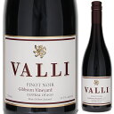 Gibbston Pinot Noir Valli Vinyardsヴァリ ヴィンヤーズ （詳細はこちら）味わいコメント：オタゴの西端に位置するサブリージョン、ギブストンで2000年に植樹。下層は砂利が多いシストで、表土のレス土壌は0.5から1メートル。オタゴの中では比較的冷涼な気候にあり、ブドウはゆっくり成熟し、収穫を5月初めまで待つこともある。成長期が長いため、繊細で複雑性のある香りが得られ、魅力的なフローラルでスパイシーさも感じられる香りと、エレガントで生き生きとした酸、そしてシルキーな口当たりで、余韻が長い。15年以上の熟成の可能性がある。750mlピノ ノワールニュージーランド・セントラル オタゴ・セントラル オタゴセントラル オタゴ赤他モールと在庫を共有しているため、在庫更新のタイミングにより、在庫切れの場合やむをえずキャンセルさせていただく場合もございますのでご了承ください。株式会社ラックコーポレーション