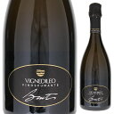 Vino Spumante Brut Verdicchio Vignedileo (Tre Castelli)ヴィニェディレオ （トレ カステッリ） （詳細はこちら）数あるヴェルディッキオの生産者の中でも高い品質を誇るヴィニェディレオの「ヴィーノ スプマンテ ブリュット ヴェルディッキオ」です。高い酸を得るために、9月の夜間に収穫したブドウを醸造。シャルマ方式ですが瓶内二次発酵と同等の5.5気圧あり、きめ細かく持続性のある泡が立ち上ります。爽快でキリっとした、心地よい酸の辛口スプマンテです！750mlヴェルディッキオイタリア・マルケマルケIGT発泡白他モールと在庫を共有しているため、在庫更新のタイミングにより、在庫切れの場合やむをえずキャンセルさせていただく場合もございますのでご了承ください。株式会社稲葉5.5気圧のきめ細かい持続性ある泡立ち！高い品質を誇るヴィニェディレオがヴェルディッキオで造る、心地良い酸味の爽快でキリっとした辛口のスプマンテ！ヴィーノ スプマンテ ブリュット ヴェルディッキオ ヴィニェディレオ （トレ カステッリ）Vino Spumante Brut Verdicchio Vignedileo (Tre Castelli)商品情報数あるヴェルディッキオの生産者の中でも高い品質を誇るヴィニェディレオの「ヴィーノ スプマンテ ブリュット ヴェルディッキオ」です。高い酸を得るために、9月の夜間に収穫したブドウを醸造。シャルマ方式ですが瓶内二次発酵と同等の5.5気圧あり、きめ細かく持続性のある泡が立ち上ります。爽快でキリっとした、心地よい酸の辛口スプマンテです！5.5気圧のきめ細かい持続性のある泡立ち畑は標高442mにある南向きの砂と石灰岩土壌です。ブドウはヴェルディッキオを100％使用。スプマンテに使うはブドウ高い酸が必要なため、通常より15-20日早く、9月第1週の夜間に収穫します。収穫量は、70hL/haです。大型発酵タンク（オートクラーヴ）で3ヶ月、二次発酵させます。シャルマ方式ですが瓶内二次発酵と同等の5.5気圧あり、きめ細かく持続性のある泡が立ち上ります。爽快でキリっとした心地よい酸輝きのある麦わら色、きめ細かく持続性のある泡が立ち上ります。熟した白い果実のアロマがあります。口当たりは非常に爽快でバランスがとれており、キリっとした心地よい酸が感じられます。香ばしいヘーゼルナッツを思わせる心地よい余韻が続きます。お食事にはアペリティフはもちろん、魚や貝のシーフード料理と相性抜群です！生産者情報ヴィニェディレオ （トレ カステッリ） Vignedileo (Tre Castelli)祖父母の代から3世代続く、家族経営ワイナリー祖父母の代から3世代続く、家族経営のワイン生産者です。1990年に現在のオーナーの父、レオナルド パルパチェッリがイエージの町から15キロほど離れたスタッフォロ村にアジエンダ アグリコーラ トレ カステッリを設立しました。2000年にレオナルドの息子のエマニュエルとジャンフィリッポの兄弟が引き継いだ際、亡き父の名前を入れた「ヴィニェデイレオ（Vignedileo）」というブランドを立ち上げました。彼らはさらに品質の高いワイン造りを目指し、葡萄の植え替えやセラーの改築を行いました。現状に満足することなく、現在も頑固なほどに品質追求を目指し、努力を続けています。『ガンベロロッソ』で高く評価される品質追求とコストパフォーマンス『ガンベロロッソ』2016で「地元品種への愛情と頑固なほどに品質追求する姿勢」「ワインはコストパフォーマンスが特に優れている」（『ガンベロ ロッソ』 2016より抜粋）と高く評価され、数あるヴェルディッキオの生産者の中でも高い品質を誇っています。フレッシュな味わいのスタイルを目指す所有面積93ヘクタールのうち、60ヘクタールが葡萄畑、そのうち45ヘクタールでヴェルディッキオを栽培しています。畑の標高は平均450メートル、土壌は砂と石灰岩です。葡萄の収穫は機械で行います。機械摘みを採用するのはベストのタイミングに素早く収穫が出来るためです。日中の暑い時期を避け、夜間に収穫します。発酵には選抜した酵母を使用しています。これはフレッシュなスタイルを目指していて、発酵期間が長くなりすぎないようにするためです。