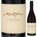 La Cote Pinot Noir The Millton Vineyardsミルトン ヴィンヤーズ （詳細はこちら）ミルトンのトップレンジの畑「クロ・デ・セント・アンヌ・ヴィンヤード」にある急斜面「ラ・コート」の若木のぶどうを手摘収穫。フレンチオークの600リットルの大樽で11か月熟成。ダークチェリーやバラ、なめし皮、土の香り。フレッシュな果実味とミネラル感、しっかりとしたボディのバランスが良く、食事に合うワインです。750mlピノ ノワールニュージーランド・ギズボーンギズボーン赤他モールと在庫を共有しているため、在庫更新のタイミングにより、在庫切れの場合やむをえずキャンセルさせていただく場合もございますのでご了承ください。アプレヴトレーディング株式会社ニュージーランドにおけるビオディナミの先駆者「ミルトン ヴィンヤーズ」しっかりとしたボディでエレガントな味わいの樽熟ピノ「ラ コート」ラ コート ピノ ノワール ミルトン ヴィンヤーズLa Cote Pinot Noir The Millton Vineyards商品情報ニュージーランドにおけるビオディナミのパイオニアとして、評論家や愛好家から高評価を得る「ミルトン ヴィンヤーズ」。このワインはビオディナミで育てたピノ ノワールを天然酵母で発酵。フレンチオークの大樽で11ヶ月熟成させた、フレッシュな果実味とミネラル感、しっかりとしたボディでエレガントな味わいの赤ワインです。ピノ ノワールはミルトンのトップレンジの畑「クロ デ セント アンヌ ヴィンヤード」にある急斜面「ラ コート」畑の若木のぶどうを手摘で収穫。低温浸漬、オーク樽で天然酵母で発酵。17日間マセレーションの後、フレンチオークの600リットルの大樽で11ヶ月熟成させています。無清澄、無濾過です。ダークチェリーやバラ、なめし皮、土の香り。フレッシュな果実味とミネラル感、しっかりとしたボディのバランスが良く、ラム肉やグリル料理などのお料理と相性抜群です。ニュージーランドにおけるビオディナミのパイオニアミルトン ヴィンヤーズ The Millton Vineyards ニュージーランド、北島にあるギズボーンは、ニュージーランドで最も東にある町です.ミルトン ヴィンヤーズは、ギズボーンの郊外、開拓者達によって1871年に最初のブドウが植えられたマヌトゥケの近く、テ アライ川の川岸にあります。ミルトンは創立から30年足らずの小規模なワイナリーながら、ニュージーランド産オーガニック（ビオディナミ）ワインのパイオニアとして、今日ではその品質の高さや彼らの栽培や醸造に対する姿勢などがニュージーランド国内はもとより海外の多くの著名な評論家やワイン愛好家から大きな賞賛を集めています。ルドルフ シュタイナーの「バイオダイナミクス理論」に強く感銘オーナーのジェームス　ミルトンと妻アニーは、今から40年ほど前、結婚するとすぐにワイン造りを志してヨーロッパに渡りました。ボランジェ（シャンパーニュ）、メゾン シシェル（ボルドー）、キュルストナー醸造所（ラインヘッセン）などを転々としながらワイン造りを学ぶうち、オーストリアの思想家ルドルフ シュタイナーの「バイオダイナミクス理論」と出会い、強く感銘を受けた2人は、この理論に則ったぶどう栽培（ビオディナミ）を実践する事を決意します。彼らはギズボーンに戻ると、アニーの父である故ジョン クラーク氏が経営していたワイナリーを引き継ぎ、ビオディナミへ転換するために念入りな畑の調査を行ってぶどうの大部分を植え替える作業を行いました。当初彼らのビオディナミへの取り組みは周囲から嘲笑され、彼らの成功を信じる者は彼ら2人以外皆無でした。しかしワイン造りを始めてわずか5年で、彼らはシュナン ブランから造るワインなどにおいて、周囲も認めるニュージーランドのワイン生産者のリーダー的存在となりました。 全ての畑で伝統的なビオディナミでのブドウ栽培を実践元々ギズボーンはニュージーランドの中でも平均気温が高く、また湿度も高いことからシャルドネ以外の高級ワイン向けのぶどう栽培には不向きと言われ、それまでは安価なバルクワイン向けのぶどうが大量に栽培されていました。しかしミルトンはそのギズボーンでシャルドネはもとよりシュナン ブランやピノ ノワール、ヴィオニエなどから素晴らしいワインを次々と産み出し、彼らの取り組みが正しかった事を証明したのです。 彼らは全ての畑で伝統的な方法でのブドウ栽培を実践しています。殺虫剤、除草剤、殺菌剤や化学肥料などは一切使用されません。 代わりに用いられるのはビオディナミには欠かせない牛糞、様々なハーブ類、水晶の粉、堆肥などです。そして彼らは栽培と醸造に関わるすべてのものをビオディナミを実践している彼らの地所の中で循環させるべく、牛糞を得るために牛を飼い、ぶどうを受粉させるためにミツバチを飼い、ワインの清澄に用いる卵白を得るために鶏を飼っています。また栽培から醸造まで全てのプロセスは月や天体の動きを記したビオディナミのカレンダーに基づいて行われます。ニュージーランドのワイナリーで初めての公的オーガニック認証を獲得 スタート当初からのこれらの取り組みにより、ミルトン ヴィンヤーズはスタートから5年目の1989年にニュージーランドのワイナリーでは初めて、公的オーガニック認証（Bio-Gro）を獲得しました。そして2009年には世界的なオーガニックの認証団体である、デメター（Demeter）の認証も獲得しました。またミルトンは有名なロワールのオーガニックの生産者、ニコラ ジョリーが主宰する世界的なオーガニックワインの団体「ルネサンス デ ザペラシオン」のニュージーランド唯一のメンバーで、 現在ではビオディナミを志す若い生産者たちへの指導も積極的に行っており、その教え子たちがフランスのアルザスを始め各地で、ビオディナミによるぶどう栽培を行っています。ミミズも大事なスタッフ健全な環境で育ったぶどうは強い生命力と強い風味を持ちます。オーガニックでもかびや病気、ワインの酸化を防止するサルファ(硫黄=SO2)の使用は認められていますが、ミルトンではサルファは病気の発生が認められた場合にのみ必要最低限の量の散布に留め、ワインへの添加も規定で認められている量の4分の1以下に抑えています。また彼らの畑の土壌は水分を多く含む粘土質やシルトが主体のため、堆肥や海藻類、ハーブなどを漬け込んで寝かせた水「コンポスト ティー」に水晶の粉を少量溶き、独特の機械で循環、攪拌させたものを畑に撒きます。これによって土壌中の微生物類が増加し、それを求めてミミズが活発に活動する事で土壌の通気性が良くなり、土壌が適度に乾燥してぶどうが病気にかかりにくい環境が作られます。彼らにとってはミミズも大事なスタッフなのです。今やニュージーランドで最も尊敬される生産者へジェームスはワイン造りや若き生産者達への指導の傍ら、ニュージーランド国内の様々なワインコンテストの審査員も務め、ニュージーランドのワイン産業の発展に尽力しています。こうした功績が認められ、2014年にはイギリス連邦の栄誉ある勲章であるメリット勲章（Order of Merit）を授章しました。かつて周囲から嘲笑されたミルトンは、今やニュージーランドで最も尊敬される生産者となりました。そしてそのワインも、さらに向上を続けて行きます。