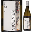 Viognier Palazzoneパラッツォーネ （詳細はこちら）「2500年前からオルヴィエートではワインが造られてきた。そこには意味があるはずだ」ジョヴァンニ・ドゥヴィーニ現在、オルヴィエートは100種類以上のラベルが市場に出回っています。しかし、残念ながら、その8割以上が協同組合が安く買い取り、色々なラベルを付けて販売しているもの。自社栽培、自社醸造しているのは10社程度…。そんなオルヴィエートで家族でワイン造りに取り組むパラッツォーネ。畑では一切の化学薬品、有機肥料は使用されません。ボルドー液でさえ、殆ど使われません。痩せ過ぎた畑...には豆類を植えて対応します。醸造もいたってシンプル。ステンレスタンクで発酵。温度が上がりすぎればタンクに水をかけるだけ。補糖も補酸も行いません。「自然を尊重したワイン造りをする。だけど、飲み物として安全で、できる限り美味しくしたい。何もしないことが自然なワインだとは思わない」750mlヴィオニエイタリア・ウンブリアウンブリアIGT白自然派●自然派ワインについてこのワインは「できるだけ手を加えずに自然なまま」に造られているため、一般的なワインではあまり見られない色合いや澱、独特の香りや味わい、またボトルによっても違いがある場合があります。ワインの個性としてお楽しみください。●クール便をおすすめします※温度変化に弱いため、気温の高い時期は【クール便】をおすすめいたします。【クール便】をご希望の場合は、注文時の配送方法の欄で、必ず【クール便】に変更してください。他モールと在庫を共有しているため、在庫更新のタイミングにより、在庫切れの場合やむをえずキャンセルさせていただく場合もございますのでご了承ください。テラヴェール株式会社