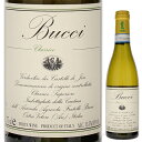 Bucci Verdicchio Dei Castelli Di Iesi Classico Superiore Villa Bucciヴィッラ ブッチ （詳細はこちら）ぶどうも醸造方法もリゼルヴァと全く同じですが、短い熟成期間でリリースされます。このため丸みがあり、しっかりした構成のある味わいも、リゼルヴァと共通しています。ヴァニラやバタースコッチ、ナッツのような華やかな香りの層があり、ミモザやりんごのような味わいが長く口の中で楽しめます。魚介類との相性が良いため、和食にぴったりなワインと言えます。375mlヴェルディッキオイタリア・マルケヴェルディッキオ デイ カステッリ ディ イエージ クラシコ スペリオーレDOC白他モールと在庫を共有しているため、在庫更新のタイミングにより、在庫切れの場合やむをえずキャンセルさせていただく場合もございますのでご了承ください。日欧商事株式会社イタリア国内外で高い評価を得るブッチのスタンダードヴェルディッキオ！伸びやかな酸味とコクで10年以上長期熟成が可能な濃厚白ワイン！ヴェルディッキオ デイ カステッリ ディ イエージ クラシコ スペリオーレ ヴィッラ ブッチBucci Verdicchio Dei Castelli Di Iesi Classico Superiore Villa Bucci商品情報ヴィッラ ブッチはマルケ州に26ヘクタールのブドウ畑でヴェルディッキオとモンテプルチアーノを有機栽培を実施。ヴェルディッキオで10年以上長期熟成が可能なワインを造ることで“高品質ヴェルディッキオ”の新たな歴史を創り、2019年にはスローフード協会から生涯の偉業を讃える「キャリア賞」を受賞しました。「ヴェルディッキオ デイ カステッリ ディ イエージ スペリオーレ クラシコ」はヴェルディッキオの特徴であるアーモンド、レモン、花などの香り豊かさ、飲んですぐに感じる力強さ、すべてを兼ね備える濃厚白ワイン。徹底的に調査した土壌からなる複雑なワインヴィッラ ブッチは、ブドウだけでなくトウモロコシや小麦、オリーブなど様々な作物を育てる広大な畑を所有しています。その中で畑の土壌を綿密に調査し、ワインに適した土地のみをブドウ畑として使用するなど、細部までこだわりを見せています。あえてブドウ畑は隣接させず点在させることで、害虫の被害を最小限に抑えています。また、それぞれ異なった特徴を持つ畑から収穫されたブドウを使用することで、ワインに素晴らしい深みと複雑味を与えています。ヴィッラ ブッチは古い樹を大切にし、樹齢15〜65年の樹を使用しています。中でもスペリオーレは、ブッチの中では比較的若い樹齢15年からなるブドウをブレンドすることでフレッシュさが加えられています。ヴェルディッキオの特徴であるアーモンド、レモン、花などの香り豊かさ、飲んですぐに感じる力強さ、すべてを兼ね備える濃厚白ワインです。当時は信用のないヴェルディッキオを世界に広めたブッチ氏元マーケッターであるブッチ氏は、1975年にブドウ栽培を始めた理由をこう語ります。「70年代は、日本、アメリカをはじめ世界各国の消費の様子が変わってきた時代。ファッション、レストラン、様々な業界において変貌を遂げていた。だから、ワインの世界も変わると予測して、当時は全く無名のヴェルディッキオを世界に広めようと決断したのです。」「ブドウ栽培に着手した当初、ヴェルディッキオはZuppa d'acqua（水のスープ）のよう、と揶揄されていたんです。」そう語るブッチ氏は、「土地を大切に想い、土着品種であるヴェルディッキオで革新的で美味しいワインを造る」という理念のもと、独自のブレンド技術を確立し、既存の常識を覆すことに成功しました。少数レパートリー所以の高品質ワイン「私はあくまで農家の人間です。ワイン醸造は独学ですが、代々農家を営むブッチ家では、高品質なものを作る上で化学肥料に頼らないことは当たり前でした。多種類のワインを造ると、どうしても化学肥料が必要になってくる。だからワイン数を4種類以上に増やすつもりはないんです。甘口ワインも造らない。だって甘いのは嫌いだから(笑)。」【受賞歴】ワインエンスージアストTHE ENTHUSIAST 100 OF 2021で第2位獲得95点(2019)生産者情報ヴィッラ ブッチ Villa Bucci1700年代の初めから現在の場所で農業を営む一族。大学教授でもあるオーナーのブッチ氏は、ブルゴーニュタイプのワインを造ることを目指し、約25年前からワイン造りを始めました。約400ヘクタールの広大な土地で、ブドウはもちろん麦、トウモロコシ、マメ、オリーブなどを栽培する大農園を経営しています。有機栽培のブドウと畑にこだわるブッチ氏の信念ワイン造りにおいては、土壌の特性(テロワール）、樹齢、有機栽培にこだわり、その土地に根付く品種だけを栽培して世界的に評価の高いワインを造り出しています。醸造においては、容量やタイプの異なる樽を見事に使いこなし、仕上げられたワインの味わいは、ミネラル感あふれ、繊細でエレガントなものとなります。「ワインはセラーで生まれるものではない。ワインは畑から造られるもの」これがオーナーであるアンペリオ ブッチ氏の信念です。ブッチ社の造り出すワインの評価は既に揺るぎないものとなり、秀逸なヴェルディッキオとロッソ・ピチェーノを生産しています。イタリアで最も権威あるワインガイド『ガンベロロッソ』ではヴェルディッキオ リゼルヴァが最高賞トレビッキエリの常連として君臨しています。80歳の古樽を全品種に使用！ヴィッラ ブッチは白、赤とともに熟成時に約80歳の古樽を使用しています。その古樽自体にはもう香りも味もないので、ワインをゆっくりと少しずつ酸化させ、完全に自然な方法で発展、安定させるために使用しています。香り、味、ともに正しいバランスを見極めるために、ヴェルディッキオは畑ごとに違う樽で醸造されます。●ヴィッラ ブッチの突撃インタビュー(2021年4月22日)　“ヴェルディッキオの父”！1970年代、無名のヴェルディッキオを世界に広めた第一人者「ヴィッラ ブッチ」突撃インタビューはこちら＞＞