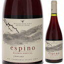 Espino Pinot Noir Vina William Fevre Chileヴィーニャ ウィリアム フェーヴル チリ （詳細はこちら）サン ルイスの葡萄を使用。厳しく選別し、全体の40％はグリーンハーベストで落とします。収量制限を厳しくするため、生産量は限られますが、完璧に熟した集約のある葡萄になります。ブルゴーニュの伝統的な方法で醸造します。80ヘクトリットルの小型のオープンタンクに入れ、人力でピジャージュを行ないます。温度管理の下、ゆっくりと発酵させます。初めに8℃で5日間、プレマセラシオンを行い、その後、1週間発酵させます。ピジャージュはタンクの上から、特別な道具を使って何度も果帽を突き崩し、色とフレイバーを抽出します。ブレンドし、ブルゴーニュ樽で4ヶ月熟成させます。美しいルビーレッド。チェリーやイチゴの典型的な香りの奥にかすかなミネラルのニュアンスが感じられます。口に含むとアタックは繊細、軽めですが、十分なタンニン、さわやかな酸と持続性のある果実味があります。フィニッシュは、少しスパイスの風味も感じられます。とてもエレガントで洗練されたワインです。生産量は16,765本。750mlピノ ノワールチリ・セントラル ヴァレー・セントラル ヴァレー・マイポヴァレーマイポ ヴァレーDO赤他モールと在庫を共有しているため、在庫更新のタイミングにより、在庫切れの場合やむをえずキャンセルさせていただく場合もございますのでご了承ください。株式会社稲葉エスピノ ピノ ノワール ヴィーニャ ウィリアム フェーヴル チリEspino Pinot Noir Vina William Fevre Chile生産者情報ヴィーニャ ウィリアム フェーヴル チリ Vina William Fevre Chileチャレンジ精神に溢れるウィリアム フェーヴルが新天地を求め、5年間かけてようやく見つけたシャルドネに理想の土地は、ピノ家が所有していました。フェーヴルは、その一部を購入したいと申し出ましたが、残念ながら応じてもらえませんでした。それでも諦め切れなかったフェーヴルは、翌年もピノ家を訪問して交渉を続け、ついに1991年にフェーヴルとピノ家が共同で会社を設立する形でワイナリーがスタートしました。葡萄品種の選択はフェーヴルが決めて、苗をフランスから輸入し、畑を造っていきました。ワイナリー設立にあたっては、銀行からの借り入れや他の出資は受けず、全て自己資金で行なってきました。無理をせず、一歩一歩確実にワイナリーを確立していくことが、彼らの強い信条です。ワイナリーの設備は、フランスとイタリアから運びました。設立当初から2004年まではフェーヴルがワインのスタイルを決めていましたが、体調が悪化し、頻繁にはチリへ来られなくなったため、徐々にピノ家が引き継いでいます。オーナーはビクトール ピノ（1935年生）、ワインメーカーはフィリップ ウリベです。ビクトールの息子、ゴンザーロは、6年前から参加し、栽培から醸造まで全てにかかわっています。わずか6年間で確立したとは思えないほどワインに対する専門的知識を持っています。彼をはじめ、このワイナリーにかかわるスタッフ全員からは、何よりも強い情熱に溢れた強いエネルギーが感じられます。また、ワイナリーに漂うアットホームであたたかな雰囲気は、彼らの「ワイン造りの喜び」からかもし出されていることは間違いありません。フェーヴル チリのあるアルト マイポは、アンデスの麓を這い登る場所で、山から吹き降りる涼しい風と土壌の影響を受けています。そこにあるワイナリーは、「マウンテン グロウン ワイナリー」と呼ばれますが、その多くは500〜550mにあります。フェーヴル チリは、もっと高い600〜1000mにあります。畑は標高の異なる5箇所に分かれています。1番高いのがボカ チカ（930m）で、カベルネ ソーヴィニヨン、マルベックが植えられています。この渓谷のアルゼンチン側はウコ ヴァレーと呼ばれ、マルベックに最適な地域です。次がラス トゥーナス（910m）で、品質を上げるためのブレンド用に、カベルネ、シャルドネ、シラー、テンプラニーリョ、カリニャン。3番目が、サン ホワン（880m）でピノ ノワール、シャルドネ、カベルネ ソーヴィニヨン。4番目がラス マハダス（705m）で、カベルネ ソーヴィニヨン。5番目がサン ルイス（670m）で、カベルネ ソーヴィニヨン、カベルネ フラン、メルロ、カルムネールです。各地で収穫された葡萄はセラーのあるサン ルイスまで運びます。その間の劣化を防ぐために、収穫は早朝に行い、6〜7時の気温の低い時間帯にトラックで運びます。収穫は全て手摘みで、土壌や熟成具合を見て区画ごとに行います。土壌の分析は、地質調査の専門家、ペドロ パラに依頼しています。土壌が違うと、葉落としから収穫まで、全てのタイミング異なります。収穫を3回に分けると、その分手間はかかりますが、それが品質に繋がっています。また、葡萄の状態は、分析値も参考にしますが、最終的には実際に葡萄を食べて、種の色と味わいで判断しています。ただし、「大切なのは選別を熱心に行うことではなくて、良い葡萄を収穫できるように育てること、収穫の時期を正しく判断すること」。なお、グラン キュベは、セラーに運ばれた後、揺れる選果テーブルでさらに選別します。樽は全てフランスから輸入したもの。アメリカ産の樽を使わないのは、フランス産の方が味わいがエレガントになり、品質が高いと考えているためです。「アメリカ産の樽を使った良いワインもあるけれど、私たちはフランス産の樽を使った味のスタイルで良いワインを造りたいのです」。樽は600〜700樽所有しており、年に100〜140樽を購入します。ヴィンテージの差が無いわけではありませんが、ブルゴーニュほどの差は出ません。チリでは灌漑が許されているので、ばらつきが少ないと考えられます。灌漑を行なうタイミングや量は、エノロゴとアグロノミストが相談しながら決めています。フェーヴル チリでは、セラーへの新たな投資は最小限にとどめ、今は畑に投資したいと考えています。 ‘90年 ウィリアム フェーヴルが5年かけて、理想の土地としてピノ家の土地を見つける‘91年 フェーヴルとピノ家が共同で会社設立。ピルケの土地を購入’92年 フランスからシャルドネとソーヴィニヨン ブランのクローンを輸入するも、検疫が厳しく、‘94年にやっと植樹。‘97〜’98年 フランスとイタリアから必要とする全ての醸造設備を輸入して、ワイナリーを建設‘04年〜 徐々にフェーヴルからピノ家が引き継ぐ ウィリアム フェーヴル（社長 83歳） フィリップ ウリベ アルベルト アントニーニ （ブレンドの際のコンサルタント） ペドロ パラ （地質調査） 81ha ボカ チカ17ha、ラス トゥーナス12ha、サン ホワン デ ピルケ16ha、ラス マハダス4ha、サン ルイス32ha 化学的な殺虫剤等は使用しない （強い風と乾燥のため不要） 手摘み ワイナリーでは2つの選果テーブルを使用 赤 ： 天然酵母100％ 白 ： 天然酵母と人工酵母（ゆくゆくは天然酵母100％にしたい） 全てフランス産