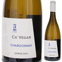 Chardonnay Ca’ Vegar Cantina Castelnuovo del Gardaカステルヌォーヴォ デル ガルダ （詳細はこちら）黄色がかった麦わら色の外観。完熟したトロピカル・フルーツやハーブ、ミネラル等が入り混じり複雑なアロマ。口中ではフレッシュな果実の風味と共にハーブのアロマが感じられ、適度な果実のふくらみを美しい酸が支え、程よいミネラル感が味わい全体に複雑味をもたらせています。750mlシャルドネイタリア・ヴェネトガルダDOC白他モールと在庫を共有しているため、在庫更新のタイミングにより、在庫切れの場合やむをえずキャンセルさせていただく場合もございますのでご了承ください。株式会社ヴィントナーズ収量の10％まで厳選し完熟のブドウのみ使用ヴェローナ近郊ガルダ湖畔のトロピカルなシャルドネシャルドネ カ ヴェガル カステルヌォーヴォ デル ガルダChardonnay Ca’ Vegar Cantina Castelnuovo del Garda商品情報カステルヌォーヴォ デル ガルダはヴェネト州のガルダ湖畔にある協同組合で、厳しい基準でブドウを選別し、一番いいランクに入ったブドウで造ったワインだけを日本向けに輸出します。ブドウは約25haに作付けされたシャルドネの畑から、毎年出来の良い完熟した房のみを丁寧に選別して収穫を行います。実際このワインに使われるシャルドネは全体の収穫量からみて、約10％前後程度と大変厳しい選別が実践されています。黄色がかった麦わら色の外観。完熟したトロピカル・フルーツやハーブ、ミネラル等が入り混じり複雑なアロマ。口中ではフレッシュな果実の風味と共にハーブのアロマが感じられ、適度な果実のふくらみを美しい酸が支え、程よいミネラル感が味わい全体に複雑味をもたらせています。生産者情報カステルヌォーヴォ デル ガルダ Cantina Castelnuovo del Gardaカステルヌォーヴォ・デル・ガルダに位置する協同組合です。カステルヌォーヴォ・デル・ガルダの優れているところは契約している栽培農家から、その年の出来、不出来によって良い葡萄だけを購入して醸造している点にあります。葡萄の栽培に適しておりロンディネッラ、モリナーラ、ガルガネガ、コルテーゼ等の伝統的な品種に加え国際品種であるメルローやシャルドネ等、多種多様な葡萄品種が栽培されております。その為、毎年安定したクォリティーのワインを供給することが可能となっているのです。カステルヌォーヴォ・デル・ガルダはヴェローナ近くの歴史ある村です。1154年にドイツの赤ひげ王・フェデリコ・バルバロッサによってこの地を破壊された後、新しい城を建て直したこの村の名前を「Castelnuovo＝新しい城」と呼ぶようになりました。